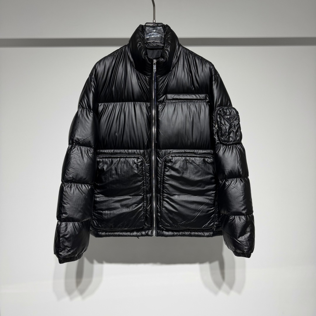 NO:721072,The highest version on the market, the girl inspects the goods, trims the three marks on the threads, and delivers the goods. You can post pictures and videos. If you want quality and service, add me on WeChat. We will not accept urgent orders. Prd Linea Rossa series stand-up collar down jacket, a high-end product with a simultaneous price of nearly 20,000 at the counter. This down jacket with excellent waterproof and breathable performance is made of Komatsu Matere fabric. The Ustamock-AQ membrane has the characteristics of windproof, waterproof, high breathability, warmth, elasticity and wear resistance.  The fabrics are all imported and supplied by customers. The fabrics are very soft and smooth to the touch, with a glossy feel, and are filled with 95% goose down. They have gone through a strict selection process. Their fluffiness and resilience are extremely superior, and their cold-proof performance is beyond doubt!  The arms adopt the classic triangle logo, three-dimensional zipper pocket design, and large-pocket baker's style design, and the upper body is super classy!  Down is a must-have for high-end customers. The upper body is warm and comfortable. It is light and unrestricted. It is a must-have. The upper body is very comfortable and warm!  Resilience and warmth are both top-notch items!  Solid color Color black Size M-L-XL-XXL-XXXL (broken L) Refer to the size chart data to choose the size that suits you!  Medium size: Bust 116cm - Shoulder width 53cm - Clothing length 69cm - Sleeve length 63cm L size: Bust 120cm - Shoulder width 54cm - Clothing length 70cm - Sleeve length 64cm  3XL size: bust 132cm - shoulder width 58cm - length 73cm - sleeve length 67cm, Prada - clothing, prada, down jacket,19860909市面最高版本小妹验货、修剪线头上三标、发货可发图及拍视频,要品质要服务的加我微信,不接急单. Prd Linea Rossa系列 立领羽绒面包服,专柜同步售价接近2 万的高端产物 这款防水透气性能皆佳的羽绒服采用Komatsu Matere织物制作 Ustamock-AQ隔膜具有防风、防水、高透气性、保暖、弹性和耐磨的特性. 面料全部进口客供,面料触感非常的柔软爽滑,带光泽感,内里填充95鹅绒,均经过严格的挑选工序,其蓬松感与与回弹性都极为优越,御寒性能更是毋庸置疑！ 手臂采用了经典三角标logo、立体拉链口袋设计,大口袋面包服的款式设计,上身超级有范！ 羽绒 高端客户必入款 上身保暖舒适性无敌,轻盈 无束缚,必入爆款,上身非常舒适保暖！ 回弹性与保暖性兼顶级单品！ 单色 颜色黑色 尺码M-L-XL-XXL-XXXL（断L） 参考尺码表数据选择合适自己的尺码！ Ｍ码:胸围116cm-肩宽53cm-衣长69cm-袖长63cm L 码:胸围120cm-肩宽54cm-衣长70cm-袖长64cm XL码:胸围124cm-肩宽55cm-衣长71cm-袖长65cm XXL码:胸围128cm-肩宽56cm-衣长72cm-袖长66cm 3XL码:胸围132cm-肩宽58cm-衣长73cm-袖长67cm,普拉达-服装,prada,down jacket,,Women's clothing