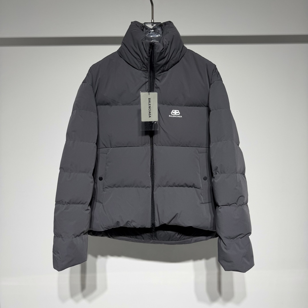 NO:721058,The highest version on the market. The girl inspects the goods, trims the three marks on the threads, and delivers the goods. You can post pictures and take videos. If you want quality or service, please add me on WeChat. We will not accept urgent orders. High-quality Balenciaga wide version of the down jacket. Parisian couple style high-fleece bread jacket. Super warm down jacket! This series is definitely a must-buy. Not to mention the popularity of this style, this design alone is definitely enough to conquer the entire autumn and winter. Short style shaping design  Designed with a cool silhouette, the upper body is absolutely handsome, decorated with a simple and elegant LOGO. It is an absolute travel tool in autumn and winter. The same green color as the White Deer makes people feel no sense of urgency to pair it with short boots or sports shoes. It is so cool~ It is more convenient to match, and it is more suitable for couples to wear. Of course, it also retains the black back for the cool owners and adds stacked high velvet filling. The whole down jacket is extraordinary.  The temperament, long front and short back personalized tailoring make the wear more three-dimensional. The white goose down filling is very good in terms of fullness, filling amount and fluffiness! An absolute hot-selling item, an irresistible autumn and winter trend, I look forward to your charming interpretation!! The warmth is perfect, and it does not look bloated, keeping you warm and fashionable without delay, giving you the warmest care!! Color Black Gray Size S-M-L-XL  Refer to the size chart to choose the size that suits you!  S size: Bust 132cm - Shoulder width 55cm - Clothing length 75cm - Sleeve length 62cm M size: Bust 136m - Shoulder width 56cm - Clothing length 76cm - Sleeve length 63cm L size: Bust 140cm - Shoulder width 57cm - Clothing length 77cm - Sleeve length 64cm  XL size: bust 144cm - shoulder width 58cm - length 78cm - sleeve length 65cm, Balenciaga - clothing, balenciaga, boots, sneakers, jackets & coats, down jacket,19860909市面最高版本小妹验货、修剪线头上三标、发货可发图及拍视频,要品质要服务的加我微信,不接急单. 高品质巴黎世家阔版羽绒服巴黎情侣款高绒面包服超保 暖羽绒服外套! 绝对的要入手的系列,先不说此款如此之火爆的热度, 就凭这个设计,也绝对足以征服整个秋冬,短款塑形设 计,暴帅的廓形设计,上身是绝对的帅气十足,简约大 气LOGO点缀,绝对的秋冬出行利器白鹿同款的绿色,让人毫无紧迫感搭配短靴或者运动鞋,太飒了~ 在搭配上更加便捷,对于情侣着穿来说适用度更为广泛当然也为了酷酷的小主们保留了黑色后背加入了堆叠式的高绒填充. 让整款羽绒服彰显不凡 气质,前长后短的个性剪裁,让着穿更加立体优选白鹅绒填充,就饱满度填充量和蓬松度而言,都是 相当到位!一款绝对的锁定爆款单品,无法拒绝的秋冬潮流神物, 期待你们的魅力演绎!!保暖力满分,同时不显臃肿,让你保暖时尚两不耽误, 给你最温暖的关怀!! 颜色黑色 灰色 尺码S-M-L-XL 参考尺码表数据选择合适自己的尺码！ S 码:胸围132cm-肩宽55cm-衣长75cm-袖长62cm M 码:胸围136m-肩宽56cm-衣长76cm-袖长63cm L 码:胸围140cm-肩宽57cm-衣长77cm-袖长64cm XL码:胸围144cm-肩宽58cm-衣长78cm-袖长65cm,巴黎世家-服装,balenciaga,boots,sneakers,jackets & coats,down jacket,,Women's clothing