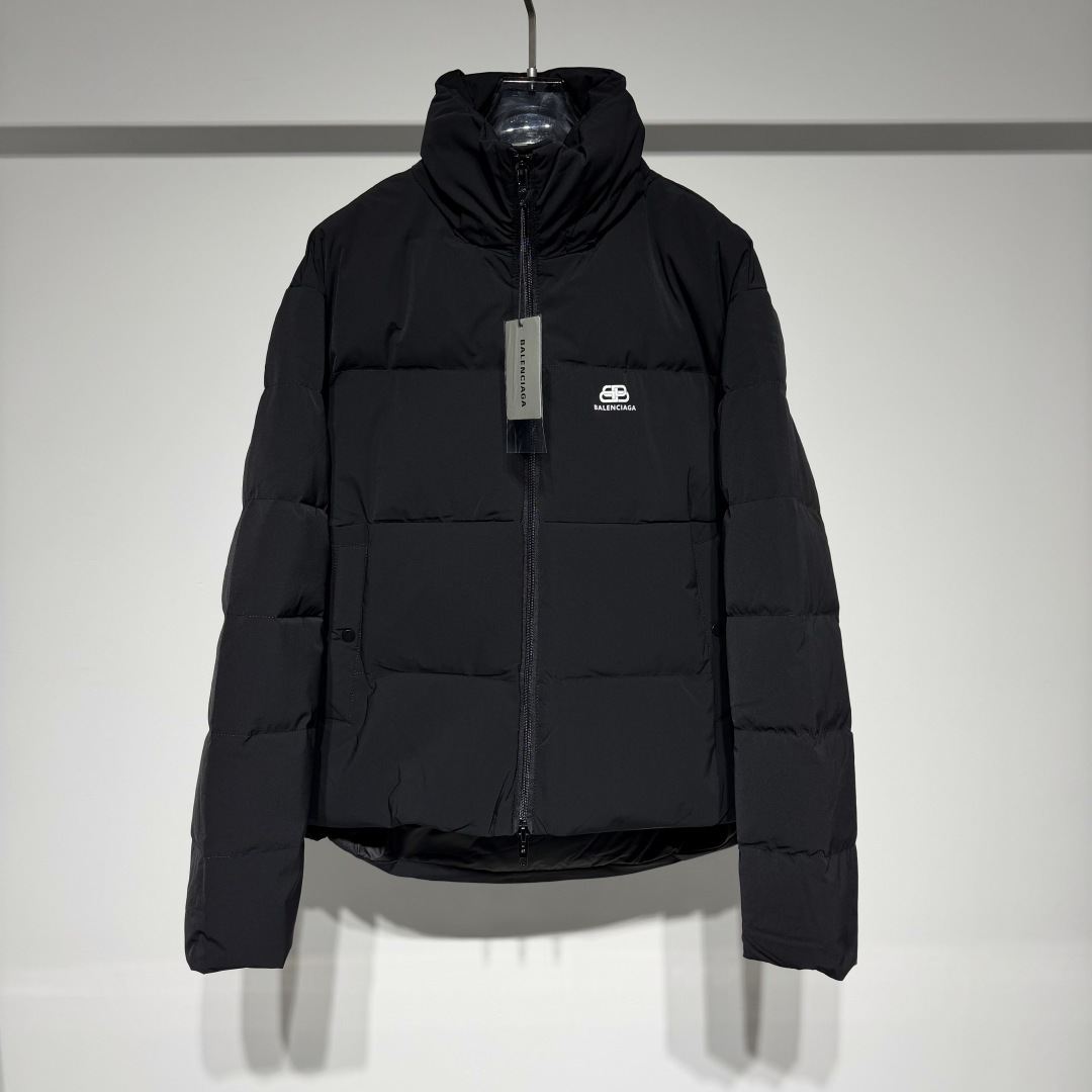 NO:721046,The highest version on the market. The girl inspects the goods, trims the three marks on the threads, and delivers the goods. You can post pictures and take videos. If you want quality or service, please add me on WeChat. We will not accept urgent orders. High-quality Balenciaga wide version of the down jacket. Parisian couple style high-fleece bread jacket. Super warm down jacket! This series is definitely a must-buy. Not to mention the popularity of this style, this design alone is definitely enough to conquer the entire autumn and winter. Short style shaping design  Designed with a cool silhouette, the upper body is absolutely handsome, decorated with a simple and elegant LOGO. It is an absolute travel tool in autumn and winter. The same green color as the White Deer makes people feel no sense of urgency to pair it with short boots or sports shoes. It is so cool~ It is more convenient to match, and it is more suitable for couples to wear. Of course, it also retains the black back for the cool owners and adds stacked high velvet filling. The whole down jacket is extraordinary.  The temperament, long front and short back personalized tailoring make the wear more three-dimensional. The white goose down filling is very good in terms of fullness, filling amount and fluffiness! An absolute hot-selling item, an irresistible autumn and winter trend, I look forward to your charming interpretation!! The warmth is perfect, and it does not look bloated, keeping you warm and fashionable without delay, giving you the warmest care!! Color Black Gray Size S-M-L-XL  Refer to the size chart to choose the size that suits you!  S size: Bust 132cm - Shoulder width 55cm - Clothing length 75cm - Sleeve length 62cm M size: Bust 136m - Shoulder width 56cm - Clothing length 76cm - Sleeve length 63cm L size: Bust 140cm - Shoulder width 57cm - Clothing length 77cm - Sleeve length 64cm  XL size: bust 144cm - shoulder width 58cm - length 78cm - sleeve length 65cm, Balenciaga - clothing, balenciaga, boots, sneakers, jackets & coats, down jacket,19860909市面最高版本小妹验货、修剪线头上三标、发货可发图及拍视频,要品质要服务的加我微信,不接急单. 高品质巴黎世家阔版羽绒服巴黎情侣款高绒面包服超保 暖羽绒服外套! 绝对的要入手的系列,先不说此款如此之火爆的热度, 就凭这个设计,也绝对足以征服整个秋冬,短款塑形设 计,暴帅的廓形设计,上身是绝对的帅气十足,简约大 气LOGO点缀,绝对的秋冬出行利器白鹿同款的绿色,让人毫无紧迫感搭配短靴或者运动鞋,太飒了~ 在搭配上更加便捷,对于情侣着穿来说适用度更为广泛当然也为了酷酷的小主们保留了黑色后背加入了堆叠式的高绒填充. 让整款羽绒服彰显不凡 气质,前长后短的个性剪裁,让着穿更加立体优选白鹅绒填充,就饱满度填充量和蓬松度而言,都是 相当到位!一款绝对的锁定爆款单品,无法拒绝的秋冬潮流神物, 期待你们的魅力演绎!!保暖力满分,同时不显臃肿,让你保暖时尚两不耽误, 给你最温暖的关怀!! 颜色黑色 灰色 尺码S-M-L-XL 参考尺码表数据选择合适自己的尺码！ S 码:胸围132cm-肩宽55cm-衣长75cm-袖长62cm M 码:胸围136m-肩宽56cm-衣长76cm-袖长63cm L 码:胸围140cm-肩宽57cm-衣长77cm-袖长64cm XL码:胸围144cm-肩宽58cm-衣长78cm-袖长65cm,巴黎世家-服装,balenciaga,boots,sneakers,jackets & coats,down jacket,,Women's clothing