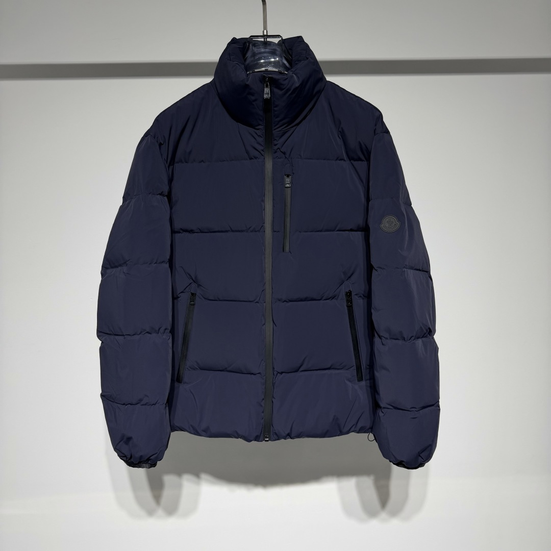 NO:720997,The highest version on the market, the girl will inspect the goods, trim the three marks on the threads, and ship the goods. You can post pictures and take videos. If you want quality or service, please add me on WeChat. We will not accept urgent orders. Top specification Mon autumn and winter new evergreen series classic stand collar down jacket!  The most sought-after and popular series in the classic main line, purchase at the counter or from the official website is basically a matter of competition. The most intuitive thing is the fabric. The latest high-end customized bright nylon is completely the same as the original version. The fabric details and hardware are truly the same as the original version. It is light, soft, easy to care for and clean. The M family, which started out as an outdoor sports equipment, has an almost crazy pursuit of warmth and comfort.  The inner filling is made of duck down between the chest and abdomen. It is soft and stemless, fluffy and full, and has better warmth than ordinary down. It is extremely soft when you grab it, no smell, and does not roll into balls. The high-quality duck down makes the whole down jacket fuller and more stylish. The details are super smooth, soft and warm, and the zipper adopts the original hardware waterproof zipper design.  The diagonal openings on both sides are also waterproof zipper pockets, which not only meet the needs of storing things but also keep your hands warm. There are also pockets on the chest and sleeves inside, which are thoughtful for those who don’t like backpacks. Color Black Navy Size Navy Blue L8 XL35 XXL8 Black M13 XL13 XXL12 Refer to the size chart to choose the size that suits you!  Medium size: Bust 116cm - Shoulder width 53cm - Clothes length 69cm - Sleeve length 61cm L size: Bust 120cm - Shoulder width 54cm - Clothes length 70cm - Sleeve length 62cm  3XL size: Bust 132cm - Shoulder width 57cm - Clothes length 73cm - Sleeve length 65cm, Mouth-clothing, Moncler, backpacks, down jacket,19860909市面最高版本小妹验货、修剪线头上三标、发货可发图及拍视频,要品质要服务的加我微信,不接急单. 顶级规格 Mon 秋冬新款常青系列经典立领羽绒服！经典主线里最抢手最火爆的系列,柜台跟官方购买基本靠抢. 最直观的就是面料上,最新高级定制亮面尼龙与原版完全无差,面料细节五金真正做到与原版无差,轻薄柔软易打理易清洗. 户外运动装备起家的M家,对于保暖性和舒适感有着近乎疯狂的追求. 内里填充采用胸腹之间的鸭绒,柔软无梗,蓬松饱满,保暖性更胜一般羽绒,一把抓下去松软无比,无异味,不滚团,优质的鸭绒让整件羽绒服造型更饱满有型. 细节超顺滑软绵绵保暖羽绒服,拉链采用的是原版五金防水拉链设计 两侧设计斜口也是防水拉链口袋,不仅满足装东西的需求还能取暖双手,内里胸前和袖筒出也设计了口袋,为不喜欢背包的你考虑周全. 颜色黑色 藏青 尺码藏青L8 XL35 XXL8 黑色M13 XL13 XXL12 参考尺码表数据选择合适自己的尺码！ Ｍ码:胸围116cm-肩宽53cm-衣长69cm-袖长61cm L码:胸围120cm-肩宽54cm-衣长70cm-袖长62cm XL码:胸围124cm-肩宽55cm-衣长71cm-袖长63cm XXL码:胸围128cm-肩宽56cm-衣长72cm-袖长64cm 3XL码:胸围132cm-肩宽57cm-衣长73cm-袖长65cm,蒙口-服装,Moncler,backpacks,down jacket,,Women's clothing