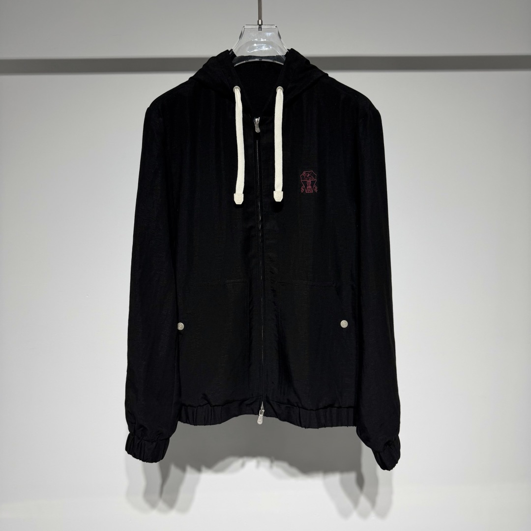 NO:721045,The highest version on the market, the girl will inspect the goods, trim the three marks on the threads, and ship the goods. You can post pictures and take videos. If you want quality or service, please add me on WeChat. We will not accept urgent orders. BrunelloCucinelli BC This casual hooded jacket!  The main fabric 45 is made of Tencel!  The double slider design shows elegance and casual style!  Classic and versatile, it exudes a simple and elegant feeling; unique and eye-catching, it adds a touch of bright color to the overall look; unique striped style, delicate lines, retro and fashionable design, simple and neat, highlighting the neck line, and button embellishment to add beauty to the details!  The old money style is well grasped. The retro, high-end and lazy feel is classic but not outdated. Boys' clothing is versatile and fashionable, and full of French style~ Top luxury goods~ Low-key luxury~ Low-key comfort, simple elegance!  And the dyes used are all harmless plant dyes!  In addition, the cotton used is only Egyptian long-staple cotton!  BC is the most popular old-money style outfit at the moment. It has always been loved by many old-money people for its texture and design. When you put on BC, you will immediately feel calm, confident and relaxed!  It is not too gorgeous but very simple and comfortable. But it adds very exquisite lifestyle products, which gives people a rich and fulfilling feeling. Color black white Size M-L-XL-XXL-XXXL L shoulder width 47, bust 59, length 67 Please refer to the L size chart to choose the size that suits you!  ,menswear,brunello cucinelli,jackets & coats,hats,19860909市面最高版本小妹验货、修剪线头上三标、发货可发图及拍视频,要品质要服务的加我微信,不接急单. BrunelloCucinelli 布鲁内诺库奇内利 BC这款休闲连帽外套！ 主体面料45采用天丝！双拉头设计尽显优雅与休闲格调！经典百搭,散发简约大气之感；独特亮眼为整体造型增添一抹亮色；别致的条纹款,线条细腻,复古又时尚设计简约利落,凸显颈部线条,纽扣点缀增添细节美感！ 老钱风狠狠拿捏.复古高级慵懒感经典不过时,男生穿百搭又时髦,法式风情拉满~ 顶级奢侈品~低调的奢华~低调舒适、简约优雅！ 而且所用的染料都是无害植物染料！此外,所用棉料只选用埃及的长绒棉！ BC是当下最火的老钱风穿搭,一直以质感和设计被许多老钱喜爱,穿上BC立即就有一种从容自信和松弛感气质在！ 没有过多华丽反而很简约舒服.但是增加了很精致的生活风格类的产品,让人有一种很丰富充实的感觉.  颜色黑色 白色 尺码M-L-XL-XXL-XXXL L肩宽47、胸围59、衣长67 参考L尺码表数据选择适合自己的尺寸！,男装,brunello cucinelli,jackets & coats,hats,,Women's clothing