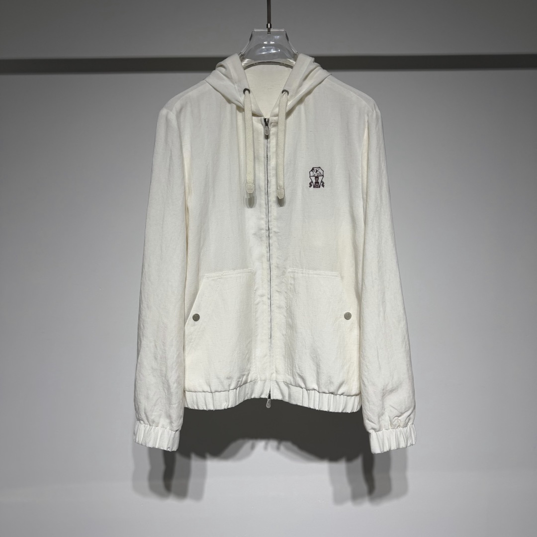 NO:721057,The highest version on the market, the girl will inspect the goods, trim the three marks on the threads, and ship the goods. You can post pictures and take videos. If you want quality or service, please add me on WeChat. We will not accept urgent orders. BrunelloCucinelli BC This casual hooded jacket!  The main fabric 45 is made of Tencel!  The double slider design shows elegance and casual style!  Classic and versatile, it exudes a simple and elegant feeling; unique and eye-catching, it adds a touch of bright color to the overall look; unique striped style, delicate lines, retro and fashionable design, simple and neat, highlighting the neck line, and button embellishment to add beauty to the details!  The old money style is well grasped. The retro, high-end and lazy feel is classic but not outdated. Boys' clothing is versatile and fashionable, and full of French style~ Top luxury goods~ Low-key luxury~ Low-key comfort, simple elegance!  And the dyes used are all harmless plant dyes!  In addition, the cotton used is only Egyptian long-staple cotton!  BC is the most popular old-money style outfit at the moment. It has always been loved by many old-money people for its texture and design. When you put on BC, you will immediately feel calm, confident and relaxed!  It is not too gorgeous but very simple and comfortable. But it adds very exquisite lifestyle products, which gives people a rich and fulfilling feeling. Color black white Size M-L-XL-XXL-XXXL L shoulder width 47, bust 59, length 67 Please refer to the L size chart to choose the size that suits you!  ,menswear,brunello cucinelli,jackets & coats,hats,19860909市面最高版本小妹验货、修剪线头上三标、发货可发图及拍视频,要品质要服务的加我微信,不接急单. BrunelloCucinelli 布鲁内诺库奇内利 BC这款休闲连帽外套！ 主体面料45采用天丝！双拉头设计尽显优雅与休闲格调！经典百搭,散发简约大气之感；独特亮眼为整体造型增添一抹亮色；别致的条纹款,线条细腻,复古又时尚设计简约利落,凸显颈部线条,纽扣点缀增添细节美感！ 老钱风狠狠拿捏.复古高级慵懒感经典不过时,男生穿百搭又时髦,法式风情拉满~ 顶级奢侈品~低调的奢华~低调舒适、简约优雅！ 而且所用的染料都是无害植物染料！此外,所用棉料只选用埃及的长绒棉！ BC是当下最火的老钱风穿搭,一直以质感和设计被许多老钱喜爱,穿上BC立即就有一种从容自信和松弛感气质在！ 没有过多华丽反而很简约舒服.但是增加了很精致的生活风格类的产品,让人有一种很丰富充实的感觉.  颜色黑色 白色 尺码M-L-XL-XXL-XXXL L肩宽47、胸围59、衣长67 参考L尺码表数据选择适合自己的尺寸！,男装,brunello cucinelli,jackets & coats,hats,,Women's clothing