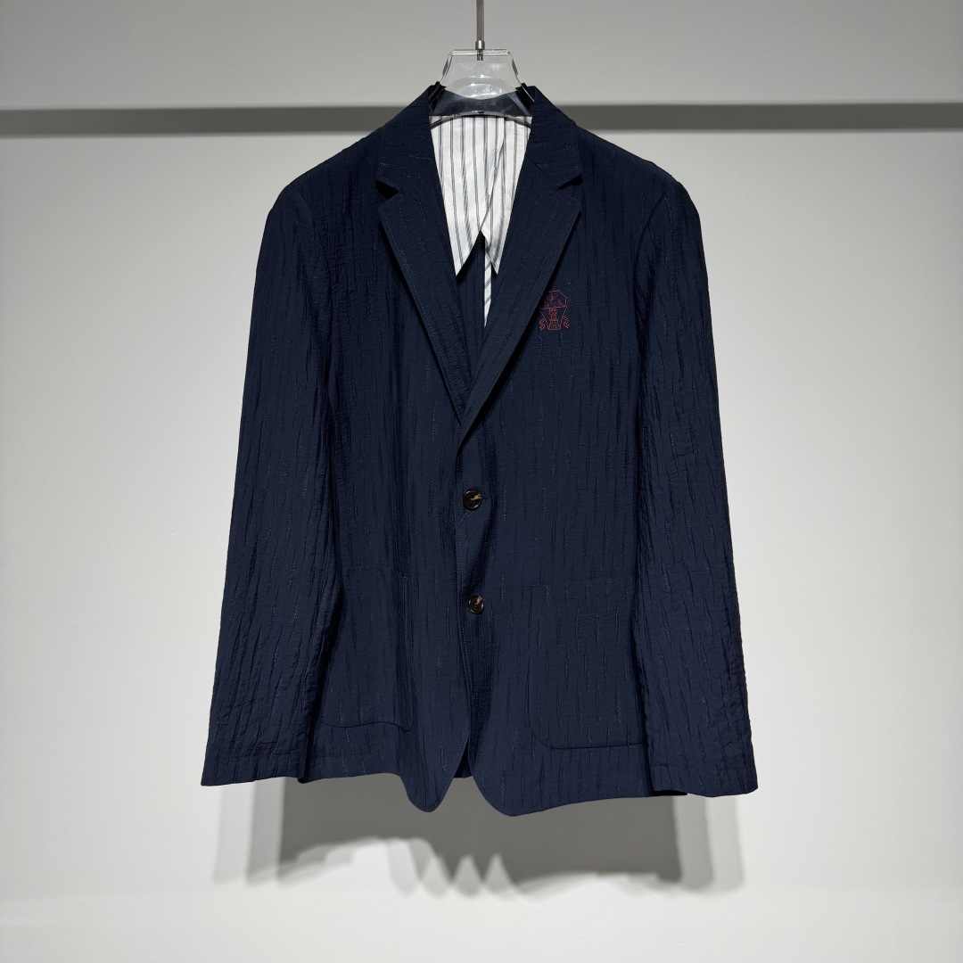 NO:721071,The highest version on the market, the girl will inspect the goods, trim the three marks on the threads, and ship the goods. You can post pictures and take videos. If you want quality or service, please add me on WeChat. We will not accept urgent orders. Brunello Cucinelli BC's casual suit is full of elegance and casual style!  Classic and versatile, it exudes a simple and elegant feel; the fabric is made of cotton and linen lyocell in deep royal blue, which is unique and eye-catching and adds a touch of bright color to the overall look; the unique striped model has delicate lines, retro and fashionable design, simple and neat, highlighting the neck line, and button embellishment to add beauty to the details!  The old money style is well grasped. The retro, high-end and lazy feel is classic but not outdated. Boys' clothing is versatile and fashionable, and full of French style~ Top luxury goods~ Low-key luxury~ Low-key comfort, simple elegance!  And the dyes used are all harmless plant dyes!  In addition, the cotton used is only Egyptian long-staple cotton!  BC is the most popular old-money style outfit at the moment. It has always been loved by many old-money people for its texture and design. When you put on BC, you will immediately feel calm, confident and relaxed!  It is not too gorgeous but very simple and comfortable. But it adds very exquisite lifestyle products, giving people a very rich and fulfilling feeling. Color blue Size M-L-XL-XXL-XXXL L shoulder width 44, bust 52, length 71 Please refer to the L size chart to choose the size that suits you!  ,menswear,brunello cucinelli,19860909市面最高版本小妹验货、修剪线头上三标、发货可发图及拍视频,要品质要服务的加我微信,不接急单. BrunelloCucinelli 布鲁内诺库奇内利 BC这款休闲西服尽显优雅与休闲格调！经典百搭,散发简约大气之感；面料采用棉亚麻莱赛尔深邃的宝蓝色,独特亮眼为整体造型增添一抹亮色；别致的条纹款,线条细腻,复古又时尚设计简约利落,凸显颈部线条,纽扣点缀增添细节美感！ 老钱风狠狠拿捏.复古高级慵懒感经典不过时,男生穿百搭又时髦,法式风情拉满~ 顶级奢侈品~低调的奢华~低调舒适、简约优雅！ 而且所用的染料都是无害植物染料！此外,所用棉料只选用埃及的长绒棉！ BC是当下最火的老钱风穿搭,一直以质感和设计被许多老钱喜爱,穿上BC立即就有一种从容自信和松弛感气质在！ 没有过多华丽反而很简约舒服.但是增加了很精致的生活风格类的产品,让人有一种很丰富充实的感觉.  颜色兰色 尺码M-L-XL-XXL-XXXL L肩宽44、胸围52、衣长71 参考L尺码表数据选择适合自己的尺寸！,男装,brunello cucinelli,,Women's clothing