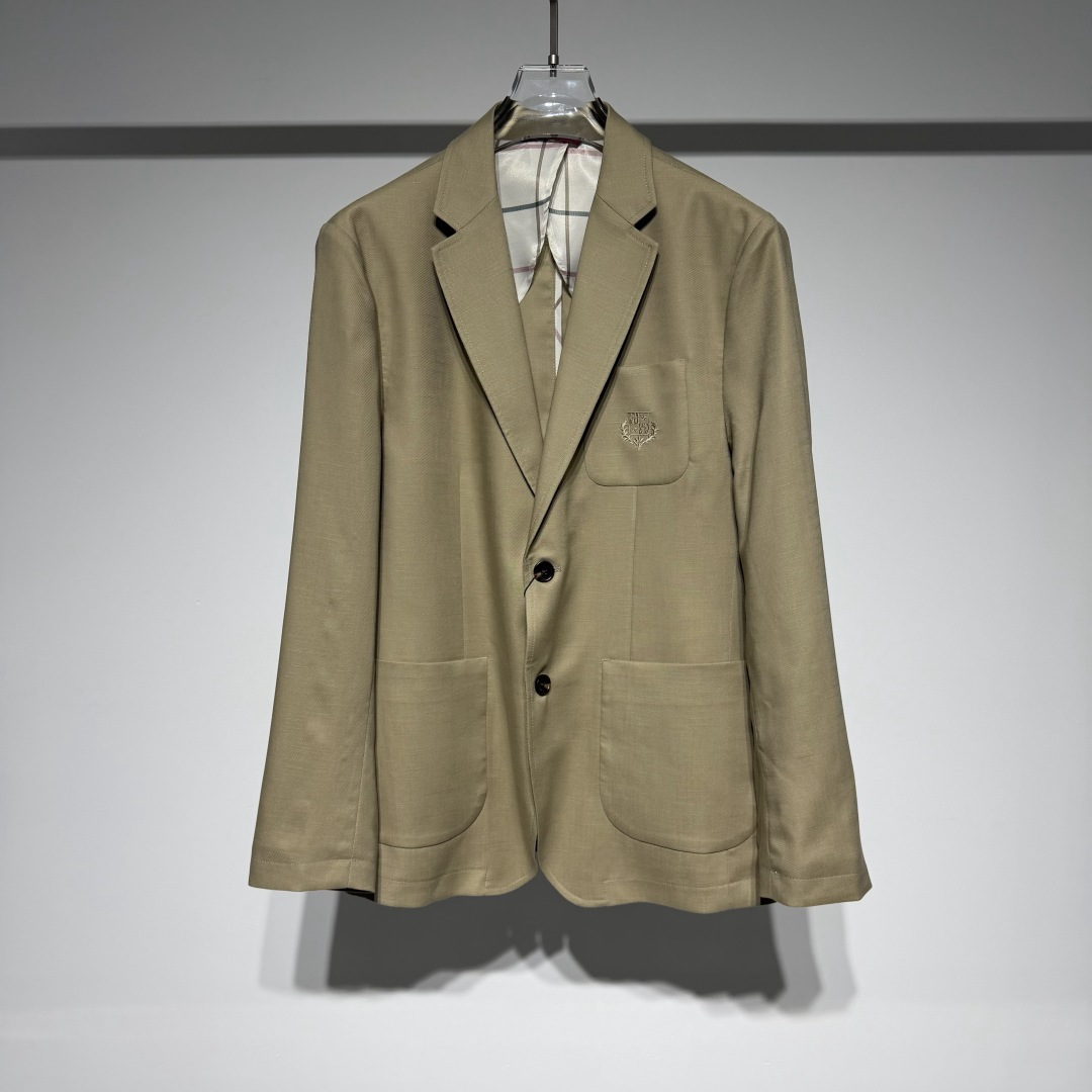 NO:721006,The highest version on the market, the girl will inspect the goods, trim the three marks on the threads, and ship the goods. You can post pictures and take videos. If you want quality or service, please add me on WeChat. We will not accept urgent orders. Brunello Cucinelli BC's casual suit is full of elegance and casual style!  Classic and versatile, exuding a simple and elegant feel; the fabric is made of Tencel!  Unique and eye-catching, it adds a touch of color to the overall look; the unique striped model has delicate lines, a retro and fashionable design that is simple and neat, highlighting the neck line, and the button embellishment adds beauty to the details!  The old money style is well grasped. The retro, high-end and lazy feel is classic but not outdated. Boys' clothing is versatile and fashionable, and full of French style~ Top luxury goods~ Low-key luxury~ Low-key comfort, simple elegance!  And the dyes used are all harmless plant dyes!  In addition, the cotton used is only Egyptian long-staple cotton!  BC is the most popular old-money style outfit at the moment. It has always been loved by many old-money people for its texture and design. When you put on BC, you will immediately feel calm, confident and relaxed!  It is not too gorgeous but very simple and comfortable. But it adds very exquisite lifestyle products, giving people a rich and fulfilling feeling. Color black khaki Size M-L-XL-XXL-XXXL L shoulder width 45, bust 54, length 70. Refer to the L size chart to choose the size that suits you!  ,menswear,brunello cucinelli,19860909市面最高版本小妹验货、修剪线头上三标、发货可发图及拍视频,要品质要服务的加我微信,不接急单. BrunelloCucinelli 布鲁内诺库奇内利 BC这款休闲西服尽显优雅与休闲格调！经典百搭,散发简约大气之感；面料采用天丝！独特亮眼为整体造型增添一抹亮色；别致的条纹款,线条细腻,复古又时尚设计简约利落,凸显颈部线条,纽扣点缀增添细节美感！ 老钱风狠狠拿捏.复古高级慵懒感经典不过时,男生穿百搭又时髦,法式风情拉满~ 顶级奢侈品~低调的奢华~低调舒适、简约优雅！ 而且所用的染料都是无害植物染料！此外,所用棉料只选用埃及的长绒棉！ BC是当下最火的老钱风穿搭,一直以质感和设计被许多老钱喜爱,穿上BC立即就有一种从容自信和松弛感气质在！ 没有过多华丽反而很简约舒服.但是增加了很精致的生活风格类的产品,让人有一种很丰富充实的感觉.  颜色黑色 卡其 尺码M-L-XL-XXL-XXXL L肩宽45、胸围54、衣长70 参考L尺码表数据选择适合自己的尺寸！,男装,brunello cucinelli,,Women's clothing