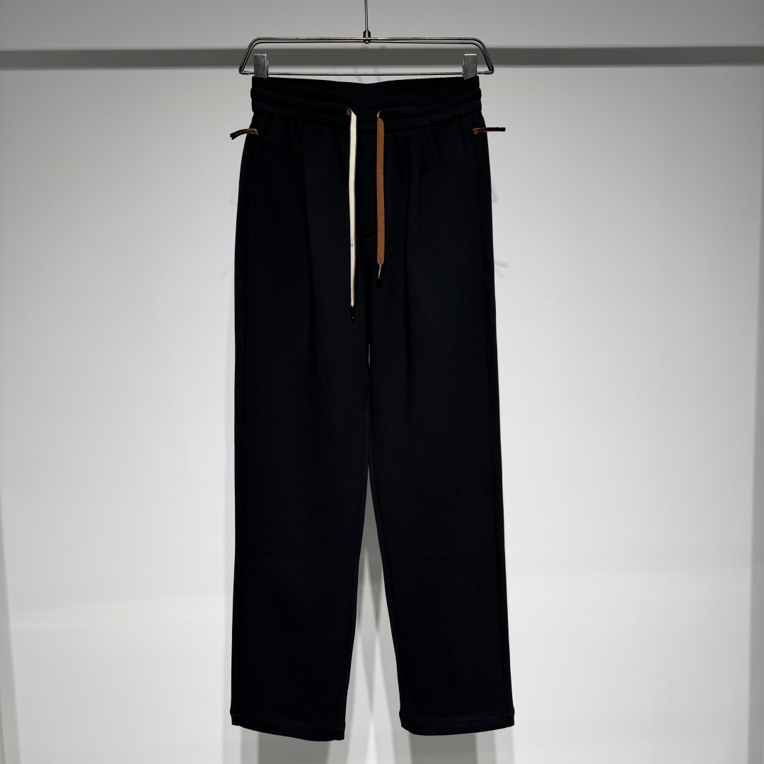 NO:818004,Ermenegildo Zegna stylish casual pants!  The classic old money style design takes into account light business!  Cotton blend material is refreshing, simple, classic and versatile!  Composition: 65.5 cotton, 16.5 lyocell, 14 polyester, 4 spandex!  The version is combined with current fashion trends!  The style of casual straight-leg pants is casual, versatile, slim and comfortable. The classic pattern on the back waistband is made of appliqué embroidery. The two-color waist rope is full of details. The combination of textured fabrics perfectly interprets the individual and trendy taste!  Zegna men's clothing is a perfect combination of personality and artistry, trying to meet the increasing needs of customers for personalized clothing. Zegna still specializes in providing tailor-made services this season. The high-quality fabrics are carefully carved and carefully tailored by senior producers, taking care of every detail to make them comfortable to wear. He organically combines traditional craftsmanship with modern wisdom, so that Zegna's unique dreamy fabrics bring the art of men's clothing to the fullest!  Model Color Black Oatmeal Apricot Size M-L-XL-XXL-XXXL Refer to the size chart data to choose the size that suits you!  ,menswear,zegna,19860909Ermenegildo Zegna 杰尼亚时尚休闲裤！经典老钱风设计兼顾轻商务！棉混纺材质清爽简约经典百搭！ 成分65.5棉、16.5莱赛尔、14聚酯纤维、4氨纶！ 版型结合当下流行趋势！ 休闲直筒裤风格随性百搭显瘦又舒服 后腰头处经典图案采用贴布绣的工艺 加上双色腰绳细节感满满 搭配质感面料完美诠释了个性潮流的味道！ 杰尼亚男装是个性与艺术性完美组合的作品,尽量满足客户需求越来越多的服装个性化要求,杰尼亚在今季仍专门提供量体裁衣的服务, 上乘的面料通过高级制作师的精心雕琢,细致剪裁,呵护至每个细节穿着舒服.他将传统工艺和现代智慧有机地结合,使杰尼亚特有的梦幻般的面料把男装艺术发挥到淋漓尽致的地步！ 型号 颜色黑色 燕麦杏 尺码M-L-XL-XXL-XXXL 参考尺码表数据选择适合自己的尺码！,男装,zegna,,Women's clothing