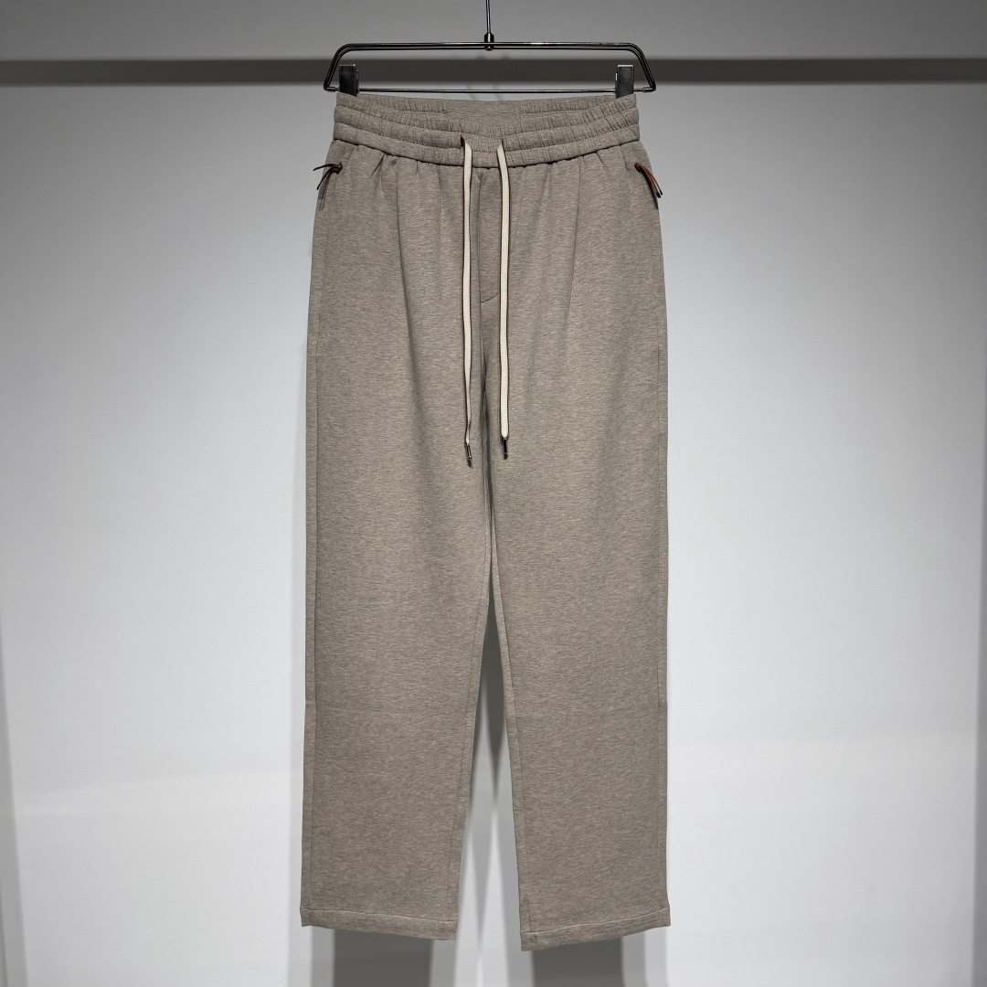 NO:818017,Ermenegildo Zegna stylish casual pants!  The classic old money style design takes into account light business!  Cotton blend material is refreshing, simple, classic and versatile!  Composition: 65.5 cotton, 16.5 lyocell, 14 polyester, 4 spandex!  The version is combined with current fashion trends!  The style of casual straight-leg pants is casual, versatile, slim and comfortable. The classic pattern on the back waistband is made of appliqué embroidery. The two-color waist rope is full of details. The combination of textured fabrics perfectly interprets the individual and trendy taste!  Zegna men's clothing is a perfect combination of personality and artistry, trying to meet the increasing needs of customers for personalized clothing. Zegna still specializes in providing tailor-made services this season. The high-quality fabrics are carefully carved and carefully tailored by senior producers, taking care of every detail to make them comfortable to wear. He organically combines traditional craftsmanship with modern wisdom, so that Zegna's unique dreamy fabrics bring the art of men's clothing to the fullest!  Model Color Black Oatmeal Apricot Size M-L-XL-XXL-XXXL Refer to the size chart data to choose the size that suits you!  ,menswear,zegna,19860909Ermenegildo Zegna 杰尼亚时尚休闲裤！经典老钱风设计兼顾轻商务！棉混纺材质清爽简约经典百搭！ 成分65.5棉、16.5莱赛尔、14聚酯纤维、4氨纶！ 版型结合当下流行趋势！ 休闲直筒裤风格随性百搭显瘦又舒服 后腰头处经典图案采用贴布绣的工艺 加上双色腰绳细节感满满 搭配质感面料完美诠释了个性潮流的味道！ 杰尼亚男装是个性与艺术性完美组合的作品,尽量满足客户需求越来越多的服装个性化要求,杰尼亚在今季仍专门提供量体裁衣的服务, 上乘的面料通过高级制作师的精心雕琢,细致剪裁,呵护至每个细节穿着舒服.他将传统工艺和现代智慧有机地结合,使杰尼亚特有的梦幻般的面料把男装艺术发挥到淋漓尽致的地步！ 型号 颜色黑色 燕麦杏 尺码M-L-XL-XXL-XXXL 参考尺码表数据选择适合自己的尺码！,男装,zegna,,Women's clothing
