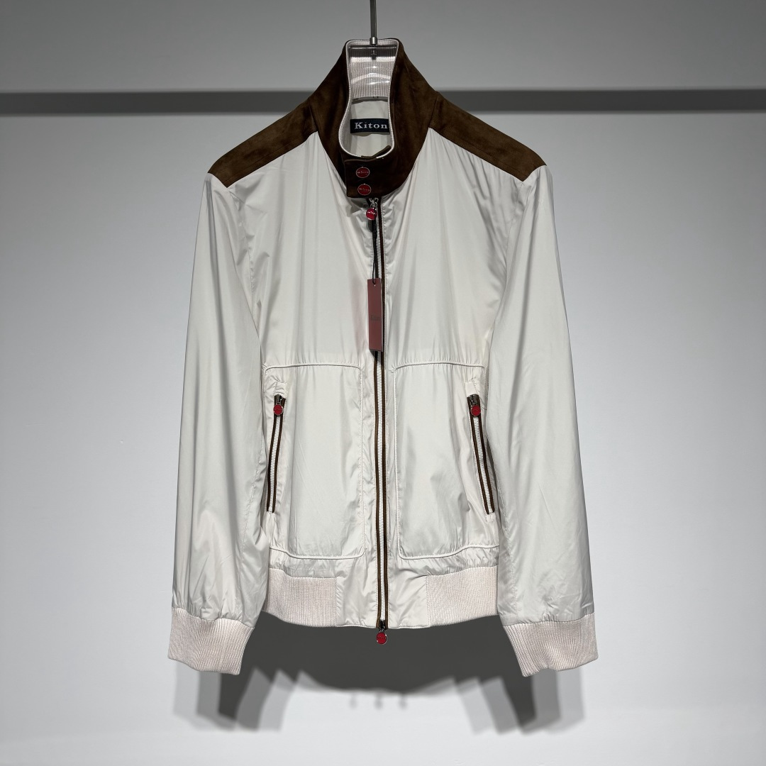 NO:818877,Kiton Chiton's stylish and casual Harrington stand-collar jacket!  New products from classic old money brands are on sale!  Suede patchwork design on neckline and shoulders!  The overall contrasting color design is very textured!  The inside of the cuffs hem and neckline is made of knitted fabric, which is comfortable and breathable!  The fabric is delicate and soft, one of the must-have items for the Spring Festival!  The red metal slider is so brand-recognizable!  Almost all processes of Chiton's clothing are made by Italy's most unique and precious pure handicrafts. Many top sewing masters work together to complete the work. The number of garments produced each year is extremely limited!  The ultimate pursuit of details Kiton's hand-made process is ancient and traditional, and the master seamstress still uses chalk to outline every cutting part as he did a century ago!  Kiton only selects the rarest and most precious fabrics in the world, mainly wool and cashmere long-staple cotton, all of which are exclusively provided by the world's best fabric manufacturers in England and Scotland. Model Color Off-White Size M-L-XL-XXL-XXXL L Shoulder width 47, Bust 57, Length 65 Refer to the L size chart to choose the size that suits you!  ,men's clothing,jackets & coats,chamois leather,19860909Kiton 奇顿时尚休闲哈灵顿立领外套！ 经典老钱品牌新品发售！领口肩膀麂皮绒拼接设计！整体撞色设计非常有质感！袖口下摆领口内侧采用针织工艺舒适透气！面料细腻柔软春节必备单品之一！红色金属拉头太有品牌辨识度！ 奇顿服装几乎所有工序都是由意大利最有特色并且最为珍贵的纯手工制作,多位顶级缝纫大师合力完成,每年生产的服装数量极为有限！ 对细节的极致追求Kiton的手工制作过程古老而传统,主缝纫师仍然像一个世纪前那样用粉笔勾画出每一处裁剪部位！ Kiton只选择全世界最稀有、名贵的面料,以羊毛和羊绒长绒棉为主,全部由世界上最好的英格兰和苏格兰面料生产商为它独家提供. 型号 颜色米白 尺码M-L-XL-XXL-XXXL L肩宽47、胸围57、衣长65 参考L尺码表数据选择适合自己的尺码！,男装,jackets & coats,chamois leather,,Women's clothing