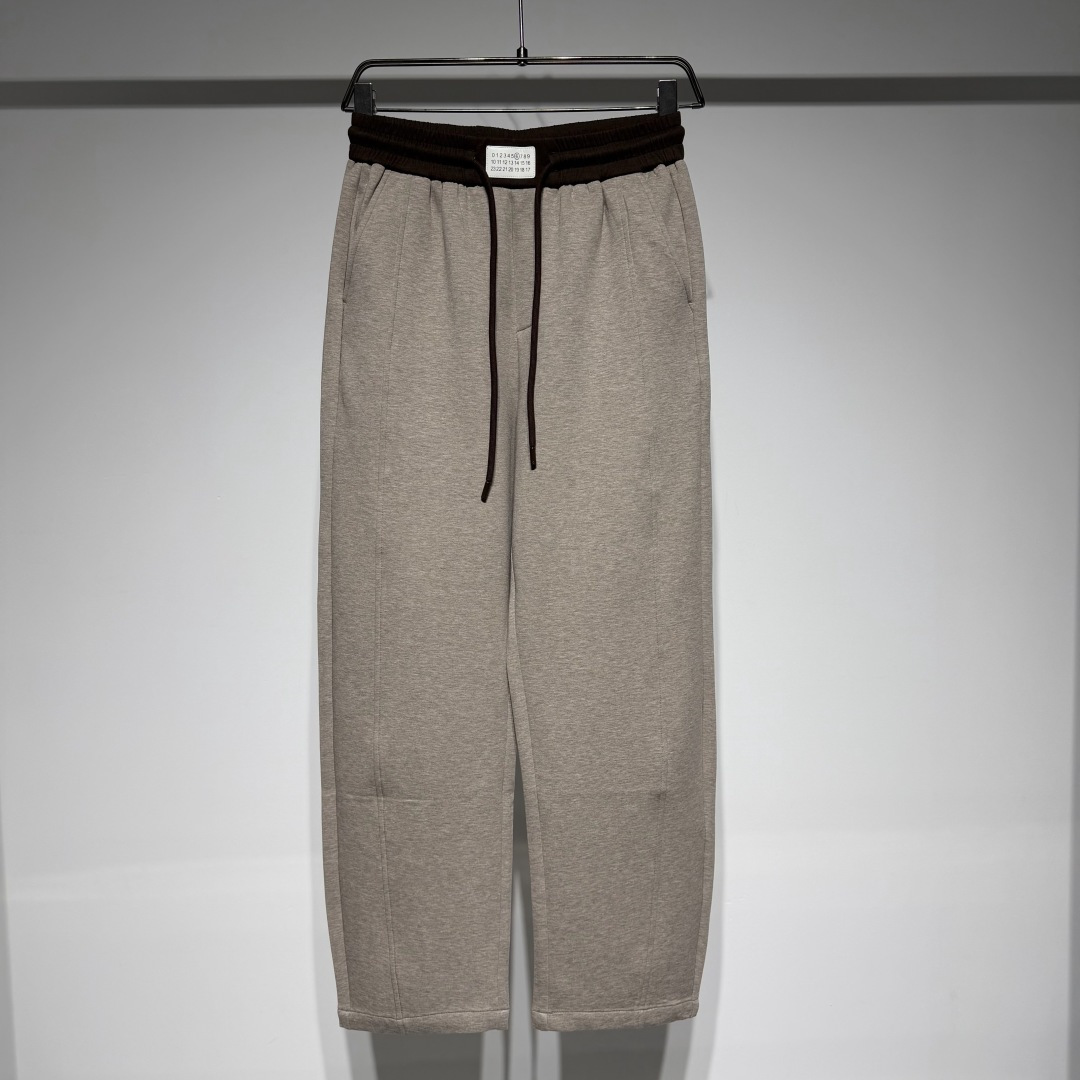NO:818805,Martin Margiela Martin Margiela fashionable sports casual pants!  The fabric is washed with moderate thickness and the craftsmanship is very creative and three-dimensional. The waistband has an elastic drawstring design and the waistband is PU leather branded with digital printing, which is high-end and luxurious!  The loose version is suitable for a wide range of people!  The craftsmanship is carefully crafted, the neat and clean style is simple, fashionable and versatile!  The fabric has been washed and is not easily deformed or shrunk, making it very interesting!  Can be worn alone or as an inner layer!  Versatile fashion trend!  Martin Margiela is like a god in the fashion world. The fabrics are soft and full of texture, and the loose silhouette is suitable for both men and women. It hides the designer’s endless imagination. The texture of the brand’s printed letters is visible to the naked eye. It has become popular with its deconstructionism, and the peak tradition returns to design!  Style No. Color Gray, White Size M-L-XL-XXL-XXXL M waist 37, hip 51, pants length 105. Refer to the M size data to choose the size that suits you!  ,menswear,masion margiela,19860909Martin Margiela 马丁.马吉拉时尚运动休闲裤！面料做了水洗厚度适中版型工艺极具创意立体感、腰头松紧抽绳设计腰头PU皮牌数字印花高级奢华！ 宽松版型适应人群丰富！工艺尽心打造,利落干净的版型 简约大气时尚百搭！ 面料做了水洗工艺不易变形缩水趣味十足！ 单穿内搭皆可！百搭时尚潮流！ 马丁马吉拉时尚圈神一般的存在 面料柔软质感拉满,廓形宽松剪裁版型男女通穿,隐藏着设计师无穷无尽的想象力,品牌印花字母肉眼可见的质感,以其解构主义火出圈,巅峰传统回归设计！ 款号 颜色 灰色、白色 尺码 M-L-XL-XXL-XXXL M腰围37、臀围51、裤长105 参考M尺寸数据选择合适自己的尺码！,男装,masion margiela,,Women's clothing