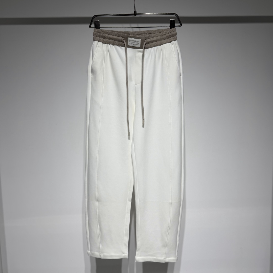 NO:818817,Martin Margiela Martin Margiela fashionable sports casual pants!  The fabric is washed with moderate thickness and the craftsmanship is very creative and three-dimensional. The waistband has an elastic drawstring design and the waistband is PU leather branded with digital printing, which is high-end and luxurious!  The loose version is suitable for a wide range of people!  The craftsmanship is carefully crafted, the neat and clean style is simple, fashionable and versatile!  The fabric has been washed and is not easily deformed or shrunk, making it very interesting!  Can be worn alone or as an inner layer!  Versatile fashion trend!  Martin Margiela is like a god in the fashion world. The fabrics are soft and full of texture, and the loose silhouette is suitable for both men and women. It hides the designer’s endless imagination. The texture of the brand’s printed letters is visible to the naked eye. It has become popular with its deconstructionism, and the peak tradition returns to design!  Style No. Color Gray, White Size M-L-XL-XXL-XXXL M waist 37, hip 51, pants length 105. Refer to the M size data to choose the size that suits you!  ,menswear,masion margiela,19860909Martin Margiela 马丁.马吉拉时尚运动休闲裤！面料做了水洗厚度适中版型工艺极具创意立体感、腰头松紧抽绳设计腰头PU皮牌数字印花高级奢华！ 宽松版型适应人群丰富！工艺尽心打造,利落干净的版型 简约大气时尚百搭！ 面料做了水洗工艺不易变形缩水趣味十足！ 单穿内搭皆可！百搭时尚潮流！ 马丁马吉拉时尚圈神一般的存在 面料柔软质感拉满,廓形宽松剪裁版型男女通穿,隐藏着设计师无穷无尽的想象力,品牌印花字母肉眼可见的质感,以其解构主义火出圈,巅峰传统回归设计！ 款号 颜色 灰色、白色 尺码 M-L-XL-XXL-XXXL M腰围37、臀围51、裤长105 参考M尺寸数据选择合适自己的尺码！,男装,masion margiela,,Women's clothing