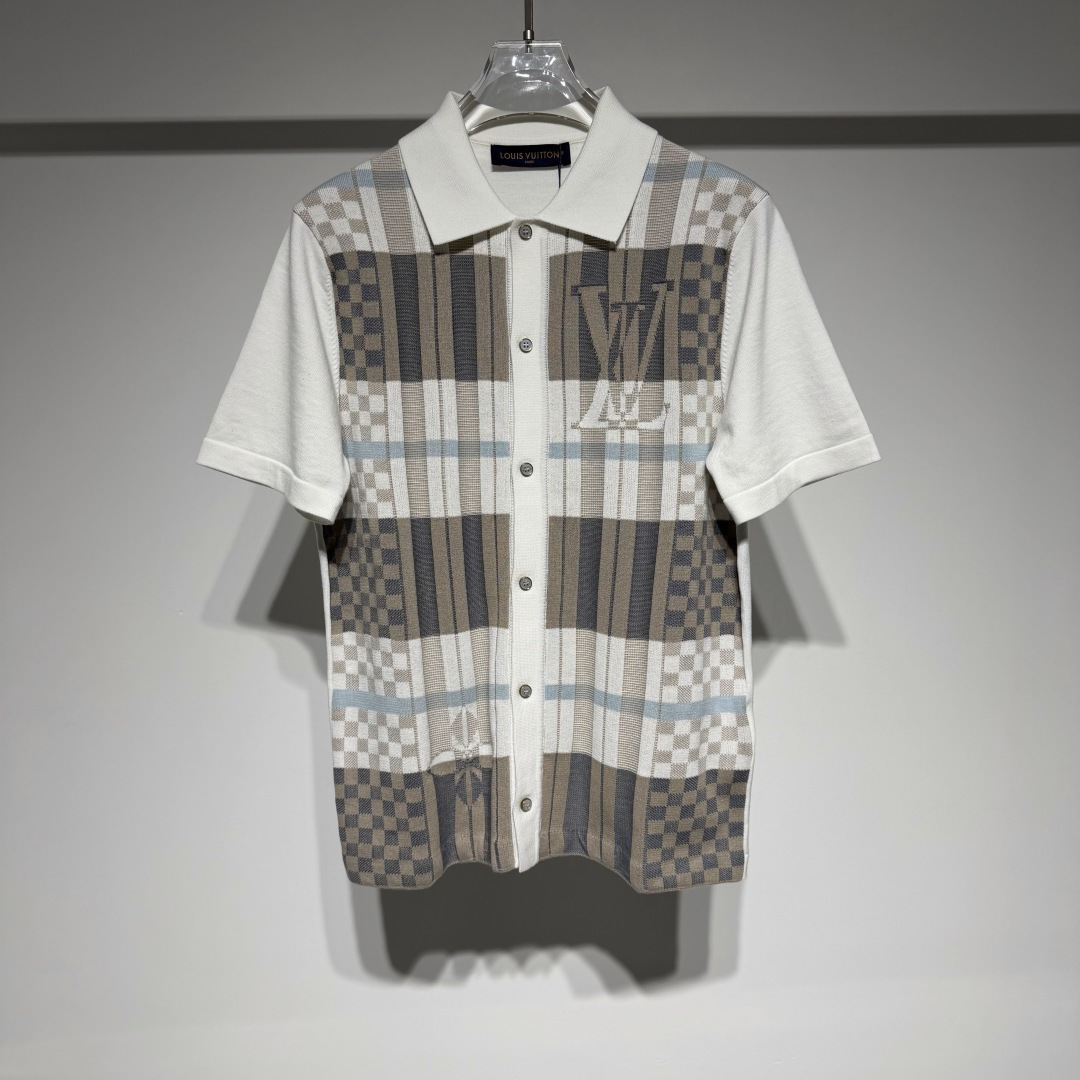 NO:818076,Louis Vuitton Louis Vuitton fashionable casual knitted short sleeves!  Men's shirt worsted cotton jacquard checkered mother-of-pearl buckle 2026 new model on sale!  The entire garment adopts jacquard technology with checkerboard vertical stripes and vivid three-dimensional graphics!  The texture and quality of jacquard craftsmanship are unmatched by printing!  The version adopts a slightly loose and classic style with a touch of old money style, taking into account light business, low-key luxury and connotation!  LV has always adhered to the spirit of excellent quality and innovation. The brand pays attention to the details and craftsmanship of its products, using high-quality materials and exquisite production techniques to ensure that each product can meet the highest quality standards. At the same time, LV also continuously introduces new designs and products to meet the changing needs and tastes of consumers!  With its classic design, exquisite craftsmanship and innovative spirit, it has become one of the most influential luxury brands in the world and continues to lead fashion trends!  !  Model Color White Size S-M-L-XL M shoulder width 44, chest 49, length 67 Please refer to the M size data to choose the size that suits you!  ,Louis Vuitton-clothing,louis vuitton,louis vuitton,louis vuitton,shirts,T-shirt,19860909Louis Vuitton 路易威登时尚休闲针织短袖！ 男士衬衫精纺纯棉提花方格珍珠母贝扣2026新款发售！成衣整体采用提花工艺棋盘格竖条纹图形立体生动！提花工艺质感和品质是印花无法比拟的！ 版型采用微宽松经典略带老钱气质、兼顾轻商务低调奢华有内涵！ LV始终秉持着卓越的品质和创新的精神.品牌注重产品的细节和工艺,采用高品质的材料和精湛的制作工艺, 确保每一件产品都能达到最高的品质标准.同时,LV也不断推出新的设计和产品,以满足消费者不断变化的需求和品味！ 以其经典设计、精湛工艺和创新精神,成为全球最具影响力的奢侈品牌之一,持续引领时尚潮流！！ 型号 颜色白色 尺码S-M-L-XL M肩宽44、胸围49、衣长67 参考M尺码数据选择适合自己的尺码！,路易威登-服装,louis vuitton,louis vuitton,louis vuitton,shirts,T-shirt,,Women's clothing