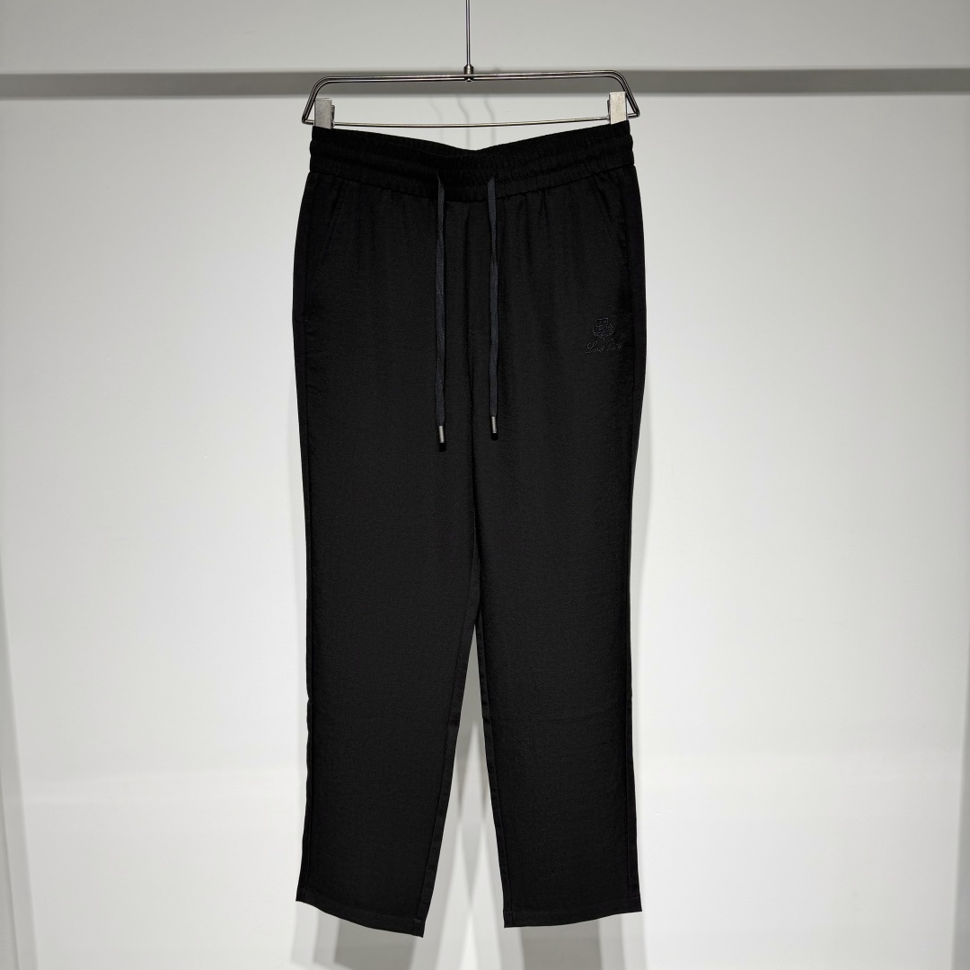 NO:817979,Loro Piana LP Nuoyou Piana fashionable casual pants!  The fabric is made of cotton and linen, specially designed for men who pursue the ultimate quality and fashion style!  The brand logo uses three-dimensional embroidery technology to reflect the high-end value!  Drawstring design with adjustable tightness!  The fabric material is comfortable, soft and breathable, and the simple and fashionable lapel design is neat and stylish, showing an elegant style. It is full of old money style, showing a luxurious charm in a low-key manner, and is suitable for leisure and commuting. You will enjoy the elegant style when you buy it. Only the highest quality and rarest natural materials are selected, such as exclusive purchasing, which is rare and expensive!  The brand has a century-old heritage of craftsmanship, and each product is uniquely handmade. The superb craftsmanship and superb technology ensure the high quality of the products. It pays attention to details and design, and pursues a simple and elegant appearance. Each product is carefully crafted to show elegant taste!  Model Color Black Khaki Size 29-30-31-32-33-34-36-38 31 waist 39, hip 50, pants length 102. Refer to the 31 size chart to choose the size that suits you!  ,men's clothing,loro piana,loro piana,19860909Loro Piana LP诺悠翩雅时装休闲裤！面料采用棉麻材质专为追求极致品质与时尚格调的男士打造！ 品牌logo采用立体绣花工艺高级感价值的体现！采用抽绳设计松紧调节有度！ 面料材质舒适柔软透气,简约大气时尚翻领设计利落有型,尽显优雅格调.老钱风十足,低调中流露奢华韵味,休闲通勤皆相宜.入手即享高雅风范. 只选择最优质、最稀缺的天然材料,如独家采购稀少而昂贵！ 品牌拥有百年技艺传承,每一件产品都经过独特的手工制作.高超的工艺和精湛的技术保证了 产品的高品质. 注重细节和设计,追求简洁而优雅的外观.每一款产品都经过精心雕琢,彰显高雅品味！ 型号 颜色黑色 卡其 尺码29-30-31-32-33-34-36-38 31腰围39、臀围50、裤长102 参考31尺码表数据选择适合自己的尺码！,男装,loro piana,loro piana,,Women's clothing