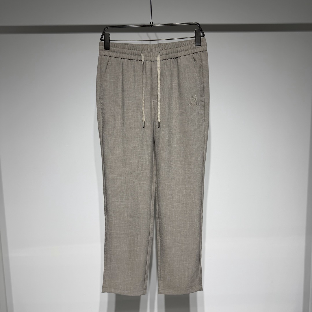 NO:817991,Loro Piana LP Nuoyou Piana fashionable casual pants!  The fabric is made of cotton and linen, specially designed for men who pursue the ultimate quality and fashion style!  The brand logo uses three-dimensional embroidery technology to reflect the high-end value!  Drawstring design with adjustable tightness!  The fabric material is comfortable, soft and breathable, and the simple and fashionable lapel design is neat and stylish, showing an elegant style. It is full of old money style, showing a luxurious charm in a low-key manner, and is suitable for leisure and commuting. You will enjoy the elegant style when you buy it. Only the highest quality and rarest natural materials are selected, such as exclusive purchasing, which is rare and expensive!  The brand has a century-old heritage of craftsmanship, and each product is uniquely handmade. The superb craftsmanship and superb technology ensure the high quality of the products. It pays attention to details and design, and pursues a simple and elegant appearance. Each product is carefully crafted to show elegant taste!  Model Color Black Khaki Size 29-30-31-32-33-34-36-38 31 waist 39, hip 50, pants length 102. Refer to the 31 size chart to choose the size that suits you!  ,men's clothing,loro piana,loro piana,19860909Loro Piana LP诺悠翩雅时装休闲裤！面料采用棉麻材质专为追求极致品质与时尚格调的男士打造！ 品牌logo采用立体绣花工艺高级感价值的体现！采用抽绳设计松紧调节有度！ 面料材质舒适柔软透气,简约大气时尚翻领设计利落有型,尽显优雅格调.老钱风十足,低调中流露奢华韵味,休闲通勤皆相宜.入手即享高雅风范. 只选择最优质、最稀缺的天然材料,如独家采购稀少而昂贵！ 品牌拥有百年技艺传承,每一件产品都经过独特的手工制作.高超的工艺和精湛的技术保证了 产品的高品质. 注重细节和设计,追求简洁而优雅的外观.每一款产品都经过精心雕琢,彰显高雅品味！ 型号 颜色黑色 卡其 尺码29-30-31-32-33-34-36-38 31腰围39、臀围50、裤长102 参考31尺码表数据选择适合自己的尺码！,男装,loro piana,loro piana,,Women's clothing