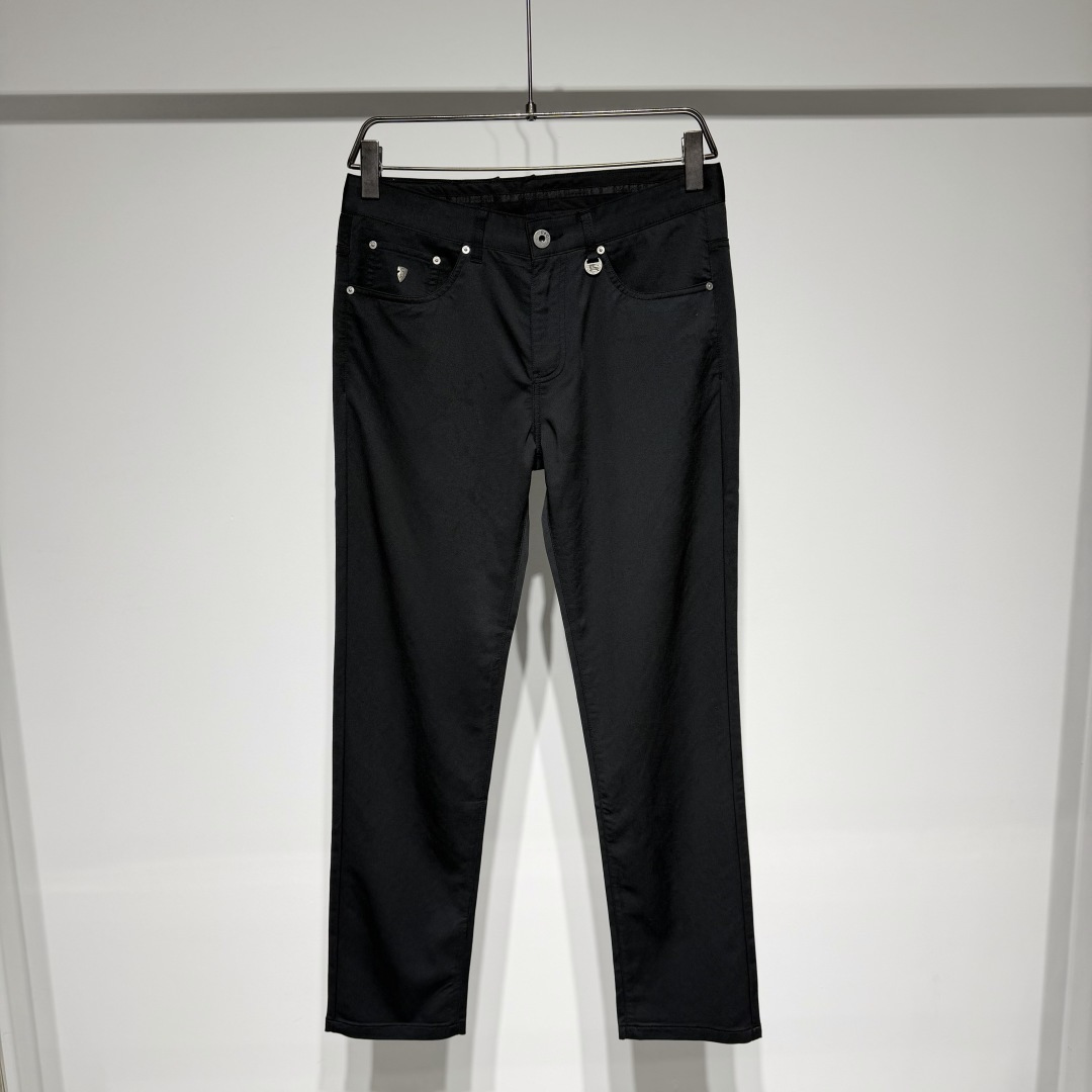NO:818090,Burberry stylish casual pants!  The counters are synchronized with the straight version!  Customized counters synchronize Tencel cotton fabrics!  Ancient silver custom hardware accessories are high-end and luxurious!  Small label on the back pocket and the latest cowhide leather brand at the counter!  It feels smooth, comfortable, and soft against the skin. It is fashionable, durable, stylish, and has an extremely stylish upper body. It is a must-have for successful men. Exclusive high-quality fabrics are available in limited quantities!  Definitely worth the income!  The style is suitable for both light and business people. It feels very comfortable. It’s super versatile and looks good. It’s irreplaceable and of good quality. It’s soft and comfortable!  !  The classic color scheme is simple and easy to match!  Pay tribute to the eternal classic!  It is a famous brand with a strong British style. It has long been synonymous with luxury, quality, innovation and timeless classics. It is not ostentatious and charming, and naturally exudes a mature and rational charm. Model Color Black Size 30-31-32-33-34-36-38 31 Waist 41, Hip 49, Pants Length 103 Refer to the 31 size chart to choose the size that suits you!  ,Burberry-clothing,burberry,burberry,cowhide,19860909Burberry 巴宝莉时尚休闲裤！ 专柜同步直筒版型！定制专柜同步天丝棉面料！古银色定制五金配件高级奢华！ 后袋小标与专柜最新胎牛皮牌！ 手感顺滑舒适亲肤柔软,时尚耐看有腔调上身极致有型的百搭款,成功男士必备. 专属优质面料限量发售！绝对值得收入！ 版型适合人群广轻商务人士皆可、手感非常舒服 超级百搭好看的一款、 不可替代佳品质地柔软舒适！！经典配色简约大气易搭！ 致敬永远的经典！ 是具有浓厚英伦风情的著名品牌,长久以来成为奢华、品质、创新以及永恒经典的代名词 、不张扬、不妩媚,自然散发出成熟理性的韵味, 型号 颜色黑色 尺码30-31-32-33-34-36-38 31腰围41、臀围49、裤长103 参考31尺寸表数据选择适合自己的尺码！,博柏利-服装,burberry,burberry,cowhide,,Women's clothing