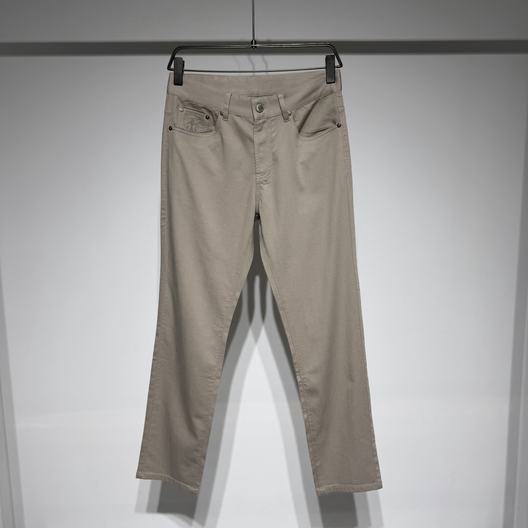 NO:817967,BrunelloCucinelli Brunello Cucinelli BC fashion casual pants!  Show your elegance and casual style!  Old money classics and versatile custom-made retro silver buttons and matte cowhide leather tags exude a simple and elegant feel; the fabric is made of pure cotton!  The retro and fashionable design is simple and neat, highlighting the overall aesthetic lines of the pants!  Boys' clothing is versatile and fashionable, full of French style ~ top luxury goods ~ low-key luxury ~ low-key comfort, simple and elegant!  And the dyes used are all harmless plant dyes!  In addition, the cotton used is only Egyptian long-staple cotton!  BC is the most popular old money style outfit at the moment. It has always been loved by many old money for its texture and design. When you put on BC, you will immediately feel calm, confident and relaxed!  It is not too gorgeous but very simple and comfortable. But it adds very exquisite lifestyle products, giving people a rich and fulfilling feeling. Model Color Khaki Size 30-31-32-33-34-36-38 31 waist 40, hip 49, trouser length 103. Refer to the 31 size chart to choose the size that suits you!  ,menswear,brunello cucinelli,cowhide,19860909BrunelloCucinelli 布鲁内诺库奇内利BC时尚休闲裤！ 尽显优雅与休闲格调！老钱经典百搭定制复古银纽扣、磨砂胎牛皮牌散发简约大气之感；面料采用纯棉！复古又时尚设计简约利落,凸显整体裤型线条极具美感！ 男生穿百搭又时髦,法式风情拉满~ 顶级奢侈品~低调的奢华~低调舒适、简约优雅！ 而且所用的染料都是无害植物染料！此外,所用棉料只选用埃及的长绒棉！ BC是当下最火的老钱风穿搭,一直以质感和设计被许多老钱喜爱,穿上BC立即就有一种从容自信和松弛感气质在！ 没有过多华丽反而很简约舒服.但是增加了很精致的生活风格类的产品,让人有一种很丰富充实的感觉.  型号 颜色卡其 尺码30-31-32-33-34-36-38 31腰围40、臀围49、裤长103 参考31尺码表数据选择适合自己的尺寸！,男装,brunello cucinelli,cowhide,,Women's clothing