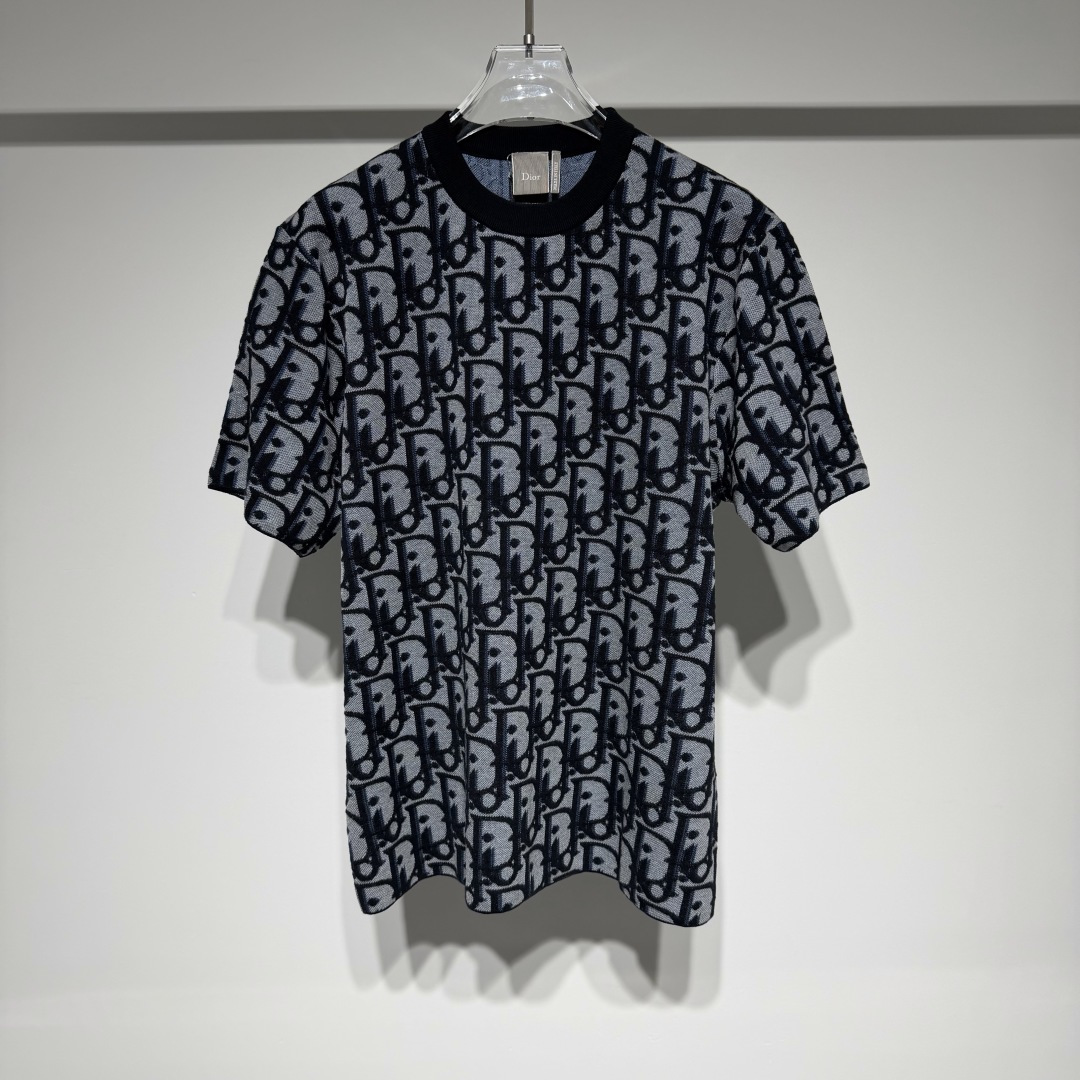 NO:818019,Dior Christian Dior fashionable casual knitted round neck short-sleeved T-shirt!  Made of wool cotton polyester fiber composite fabric!  The knitted presbyopia uses jacquard technology, which is far more advanced than printing technology. The loose version is the same for men and women. The knitted fabric is delicate, comfortable and breathable!  It’s definitely a great item to wear alone as an inner layer!  The symbol of quality and the benchmark of fashion has always been synonymous with magnificence and elegance. Whether it is fashion or accessories, Dior has always been at the top of the fashion palace!  !  !  The reason why it has become a classic is that in addition to its innovative and elegant design, its extraordinary design skills push its momentum to the top. Every detail in the simple design is completely coordinated and used just right!  !  !  The design of all luxury goods is very demanding in pursuit of details and forms a perfect arc!  !  !  Model Color Presbyopia Size S-M-L-XL L shoulder width 47, bust 56, length 68 Please refer to the L size chart to choose the size that suits you!  ,Dior-clothing,dior,dior,T-shirt,tees,t-shirt,19860909Dior 克里斯汀迪奥时尚休闲针织圆领短袖T恤！ 采用羊毛棉聚酯纤维复合面料！ 针织老花采用提花工艺高级感远超印花工艺、宽松版型男女同款针织细腻舒服透气！ 单穿内搭绝对是佳品！ 品质的象征时尚的标杆 一直是华丽与高雅的代名词 不论是时装还是饰品 迪奥在时尚殿堂一直雄踞顶端！！！之所以能成为经典,除了其创新中又带着优雅的设计,非凡的设计功力将的声势推向顶点, 简约设计中的每个细节都完整的协调在一起运用得恰到好处！！！所有奢侈品的设计对细节追求都非常苛刻呼应构成了完美的弧线！！！ 型号 颜色老花 尺码S-M-L-XL L肩宽47、胸围56、衣长68 参考L尺码表数据选择适合自己的尺码！,迪奥-服装,dior,dior,T-shirt,tees，t-shirt,,Women's clothing