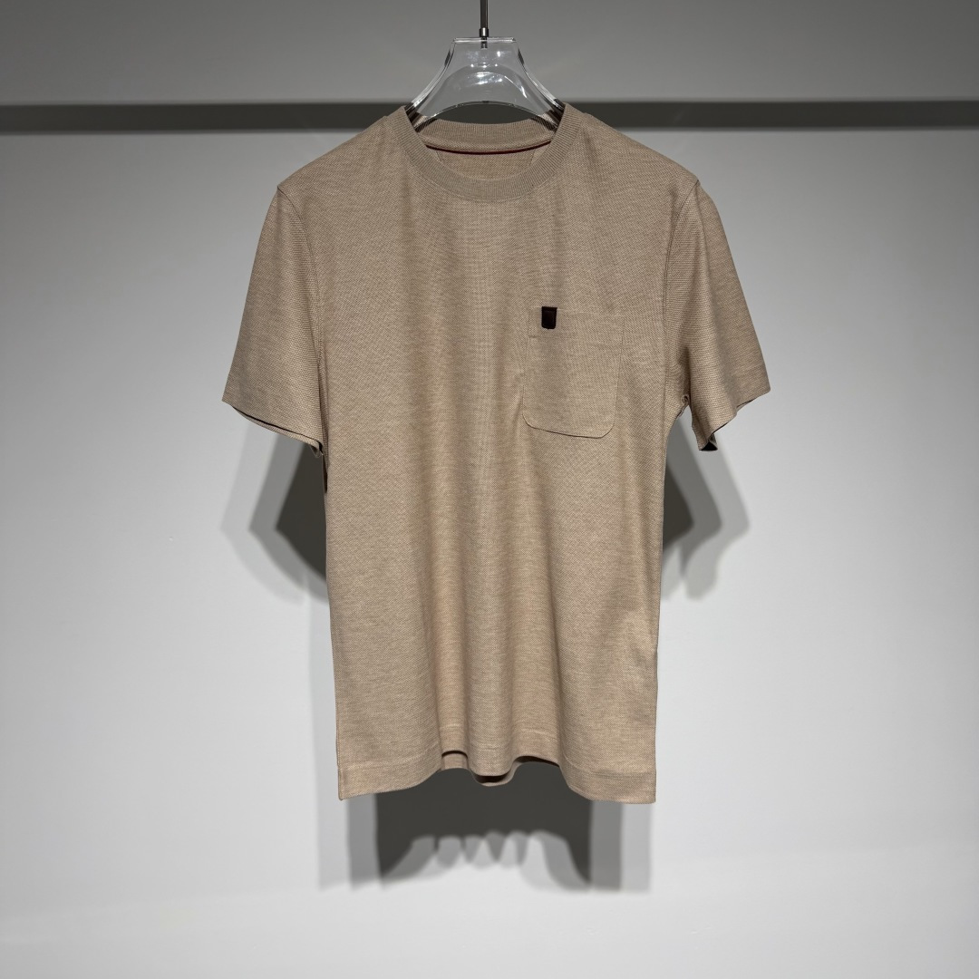 NO:818894,Loro Piana LP Nuoyou Piana fashionable casual round neck short-sleeved T-shirt!  Designed for men who pursue the ultimate in quality and fashion!  The fabric is made of cotton wool long staple cotton blend!  The fine beading is soft, breathable and has a natural texture!  The small logo leather label is neatly and stylishly embellished, showing an elegant style. It is full of old money style, showing a luxurious charm in a low-key manner, suitable for leisure and commuting. You will enjoy the elegant style when you buy it. Only the highest quality and rarest natural materials are selected, such as exclusive purchasing, which is rare and expensive!  The brand has a century-old heritage of craftsmanship, and each product is uniquely handmade. The superb craftsmanship and superb technology ensure the high quality of the products. It pays attention to details and design, and pursues a simple and elegant appearance. Each product is carefully crafted to show elegant taste!  Model Color Gray Oatmeal Size M-L-XL-XXL-XXXL M shoulder width 45, chest 50, length 67 Please refer to the M size chart to choose the size that suits you!  ,men's clothing,loro piana,loro piana,T-shirt,tees,t-shirt,19860909Loro Piana LP诺悠翩雅时尚休闲圆领短袖T恤！ 专为追求极致品质与时尚格调的男士打造！ 面料采用棉羊毛长绒棉混纺材质！ 细珠地柔软透气自然质感满分！小logo皮标点缀利落有型,尽显优雅格调.老钱风十足,低调中流露奢华韵味,休闲通勤皆相宜.入手即享高雅风范. 只选择最优质、最稀缺的天然材料,如独家采购稀少而昂贵！ 品牌拥有百年技艺传承,每一件产品都经过独特的手工制作.高超的工艺和精湛的技术保证了 产品的高品质. 注重细节和设计,追求简洁而优雅的外观.每一款产品都经过精心雕琢,彰显高雅品味！ 型号 颜色灰色 燕麦色 尺码M-L-XL-XXL-XXXL M肩宽45、胸围50、衣长67 参考M尺码表数据选择适合自己的尺码！,男装,loro piana,loro piana,T-shirt,tees，t-shirt,,Women's clothing