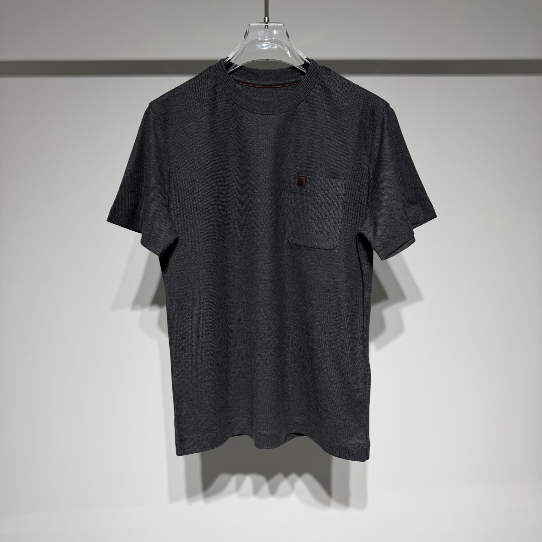 NO:818912,Loro Piana LP Nuoyou Piana fashionable casual round neck short-sleeved T-shirt!  Designed for men who pursue the ultimate in quality and fashion!  The fabric is made of cotton wool long staple cotton blend!  The fine beading is soft, breathable and has a natural texture!  The small logo leather label is neatly and stylishly embellished, showing an elegant style. It is full of old money style, showing a luxurious charm in a low-key manner, suitable for leisure and commuting. You will enjoy the elegant style when you buy it. Only the highest quality and rarest natural materials are selected, such as exclusive purchasing, which is rare and expensive!  The brand has a century-old heritage of craftsmanship, and each product is uniquely handmade. The superb craftsmanship and superb technology ensure the high quality of the products. It pays attention to details and design, and pursues a simple and elegant appearance. Each product is carefully crafted to show elegant taste!  Model Color Gray Oatmeal Size M-L-XL-XXL-XXXL M shoulder width 45, chest 50, length 67 Please refer to the M size chart to choose the size that suits you!  ,men's clothing,loro piana,loro piana,T-shirt,tees,t-shirt,19860909Loro Piana LP诺悠翩雅时尚休闲圆领短袖T恤！ 专为追求极致品质与时尚格调的男士打造！ 面料采用棉羊毛长绒棉混纺材质！ 细珠地柔软透气自然质感满分！小logo皮标点缀利落有型,尽显优雅格调.老钱风十足,低调中流露奢华韵味,休闲通勤皆相宜.入手即享高雅风范. 只选择最优质、最稀缺的天然材料,如独家采购稀少而昂贵！ 品牌拥有百年技艺传承,每一件产品都经过独特的手工制作.高超的工艺和精湛的技术保证了 产品的高品质. 注重细节和设计,追求简洁而优雅的外观.每一款产品都经过精心雕琢,彰显高雅品味！ 型号 颜色灰色 燕麦色 尺码M-L-XL-XXL-XXXL M肩宽45、胸围50、衣长67 参考M尺码表数据选择适合自己的尺码！,男装,loro piana,loro piana,T-shirt,tees，t-shirt,,Women's clothing