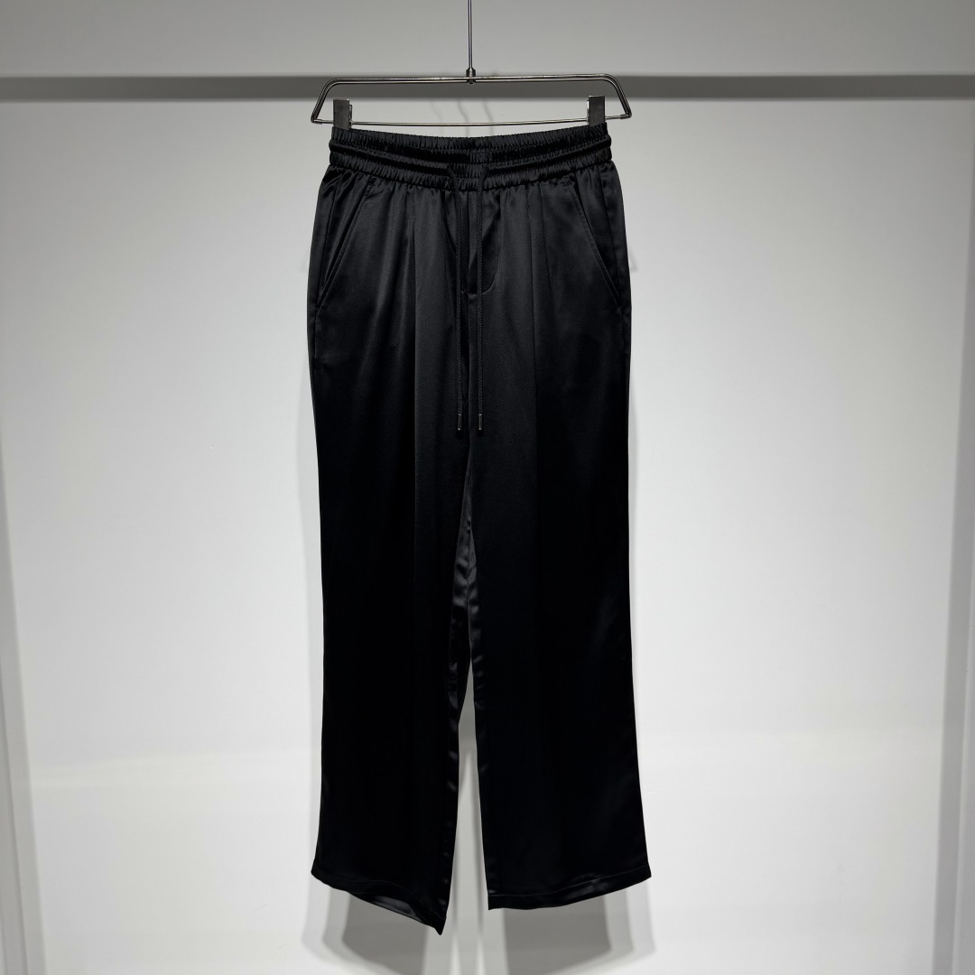 NO:818761,BrunelloCucinelli Brunello Cucinelli suit!  Ultra-light, silky acetate casual pants, men's simple and elegant business casual silk texture straight casual pants!  Trading company channels are scarce, and GW is on sale simultaneously!  An important item that pursues both comfort and fashion, this is a casual and versatile pair of trousers not to be missed!  It is made of imported 55% acetate fiber 45% polyester fiber blended material and ice silk acetate satin fabric. It has a luster and drape visible to the naked eye, and a silky, delicate and skin-friendly touch. The upper body is very cool and breathable. It is the best cooling product in summer!  The high-luxury Eastman acetate silk fabric has a warm and sinewy feel, with a high-grade gloss on the surface, fine and straight texture, and a natural wrinkled style on the fabric. Through minimalist tailoring, it is elegant and retro, yet casual and unrestrained. It has close-fitting comfort, soft, full and elastic feel, silky feel, rich and rich colors, making you younger and more youthful!  !  The high-elastic drawstring waistband design makes the fit more fitting and not tight, allowing you to switch freely between leisure and comfort!  Fashionable tailoring shows your taste, casual straight cut, middle seam design on the trouser legs, tall and stylish upper body, fashionable and tasteful!  No matter what kind of top you match it with, it can show your unique charm!  Model Color Black White Size M-L-XL-XXL-XXXL Refer to the size chart to choose the size that suits you!  ,menswear,brunello cucinelli,real silk,19860909BrunelloCucinelli 布鲁内诺库奇内利套装！超轻薄丝滑醋酸休闲裤,男士简洁大气的商务休闲真丝质感直筒休闲裤！贸易公司渠道稀出,同步GW发售！追求舒适与时尚并存的重磅单品,不容错过的休闲百搭裤装！ 选用客供进口55醋酸纤维45聚酯纤维混纺材质,冰丝醋酸缎面面料制作, 肉眼可见的光泽感与垂感, 丝滑细腻亲肤的触感, 上身非常清凉透气, 夏天最好的降温好物！高奢伊斯曼醋酸丝感面料,温润有筋骨感,表面带有高级的光泽度,纹理细腻而挺拔,搭配布面自然乱皱风格, 通过极简剪裁,优雅复古,又随性潇洒.贴体的舒适度,手感柔软饱满且富有弹性,丝滑的手感,丰富浓郁的色彩,更年轻更！！高弹力松紧抽绳裤腰设计,令着身更加贴合不紧绷,让您在休闲与舒适间自由切换！时尚裁剪尽显品位,休闲直筒版型裁剪,裤腿中缝线设计,上身立挺有型,时尚有品位！无论搭配何种上衣,都能展现您的独特魅力！ 型号 颜色黑色 白色 尺码M-L-XL-XXL-XXXL 参考尺码表数据选择适合自己的尺寸！,男装,brunello cucinelli,real silk,,Women's clothing