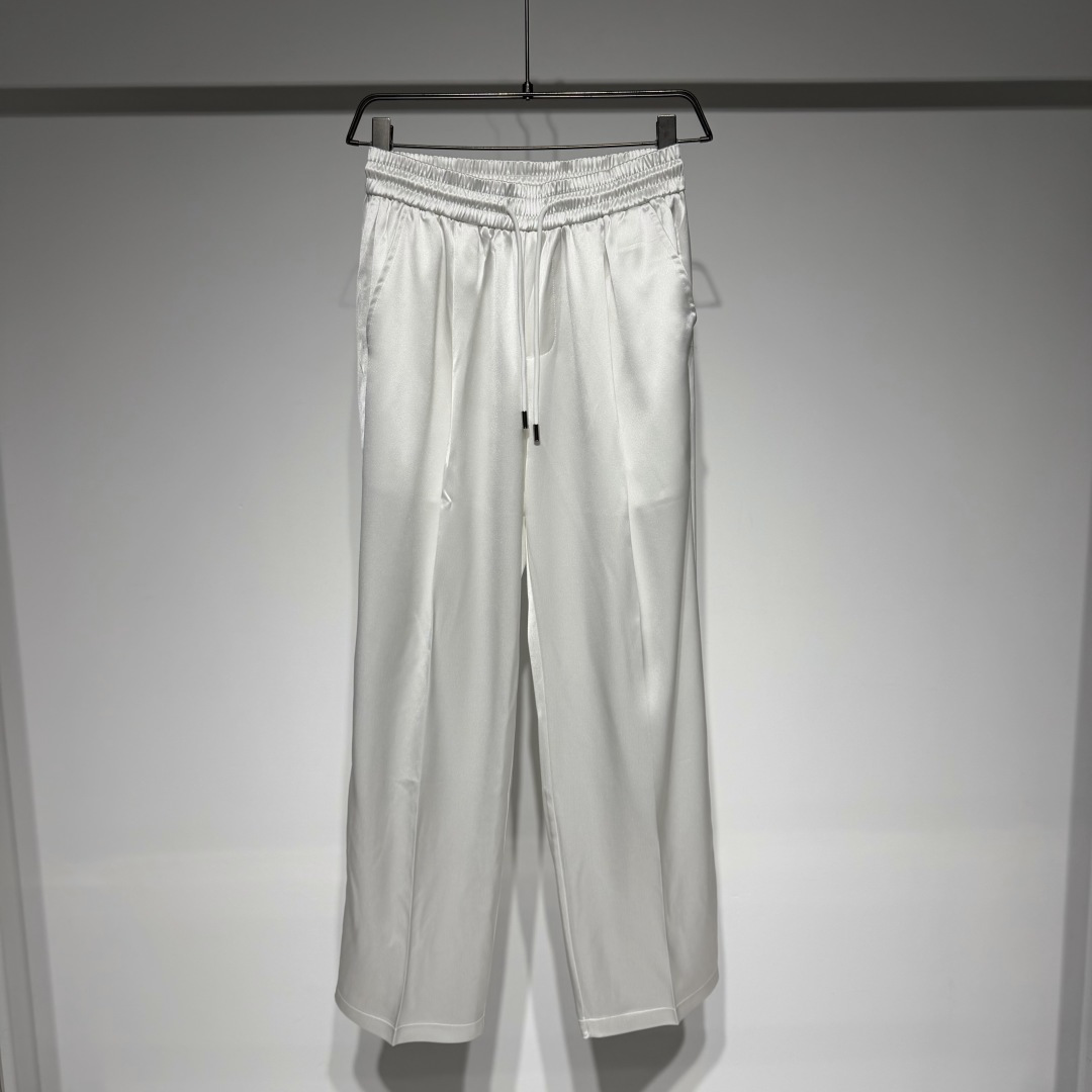 NO:818743,BrunelloCucinelli Brunello Cucinelli suit!  Ultra-light, silky acetate casual pants, men's simple and elegant business casual silk texture straight casual pants!  Trading company channels are scarce, and GW is on sale simultaneously!  An important item that pursues both comfort and fashion, this is a casual and versatile pair of trousers not to be missed!  It is made of imported 55% acetate fiber 45% polyester fiber blended material and ice silk acetate satin fabric. It has a luster and drape visible to the naked eye, and a silky, delicate and skin-friendly touch. The upper body is very cool and breathable. It is the best cooling product in summer!  The high-luxury Eastman acetate silk fabric has a warm and sinewy feel, with a high-grade gloss on the surface, fine and straight texture, and a natural wrinkled style on the fabric. Through minimalist tailoring, it is elegant and retro, yet casual and unrestrained. It has close-fitting comfort, soft, full and elastic feel, silky feel, rich and rich colors, making you younger and more youthful!  !  The high-elastic drawstring waistband design makes the fit more fitting and not tight, allowing you to switch freely between leisure and comfort!  Fashionable tailoring shows your taste, casual straight cut, middle seam design on the trouser legs, tall and stylish upper body, fashionable and tasteful!  No matter what kind of top you match it with, it can show your unique charm!  Model Color Black White Size M-L-XL-XXL-XXXL Refer to the size chart to choose the size that suits you!  ,menswear,brunello cucinelli,real silk,19860909BrunelloCucinelli 布鲁内诺库奇内利套装！超轻薄丝滑醋酸休闲裤,男士简洁大气的商务休闲真丝质感直筒休闲裤！贸易公司渠道稀出,同步GW发售！追求舒适与时尚并存的重磅单品,不容错过的休闲百搭裤装！ 选用客供进口55醋酸纤维45聚酯纤维混纺材质,冰丝醋酸缎面面料制作, 肉眼可见的光泽感与垂感, 丝滑细腻亲肤的触感, 上身非常清凉透气, 夏天最好的降温好物！高奢伊斯曼醋酸丝感面料,温润有筋骨感,表面带有高级的光泽度,纹理细腻而挺拔,搭配布面自然乱皱风格, 通过极简剪裁,优雅复古,又随性潇洒.贴体的舒适度,手感柔软饱满且富有弹性,丝滑的手感,丰富浓郁的色彩,更年轻更！！高弹力松紧抽绳裤腰设计,令着身更加贴合不紧绷,让您在休闲与舒适间自由切换！时尚裁剪尽显品位,休闲直筒版型裁剪,裤腿中缝线设计,上身立挺有型,时尚有品位！无论搭配何种上衣,都能展现您的独特魅力！ 型号 颜色黑色 白色 尺码M-L-XL-XXL-XXXL 参考尺码表数据选择适合自己的尺寸！,男装,brunello cucinelli,real silk,,Women's clothing