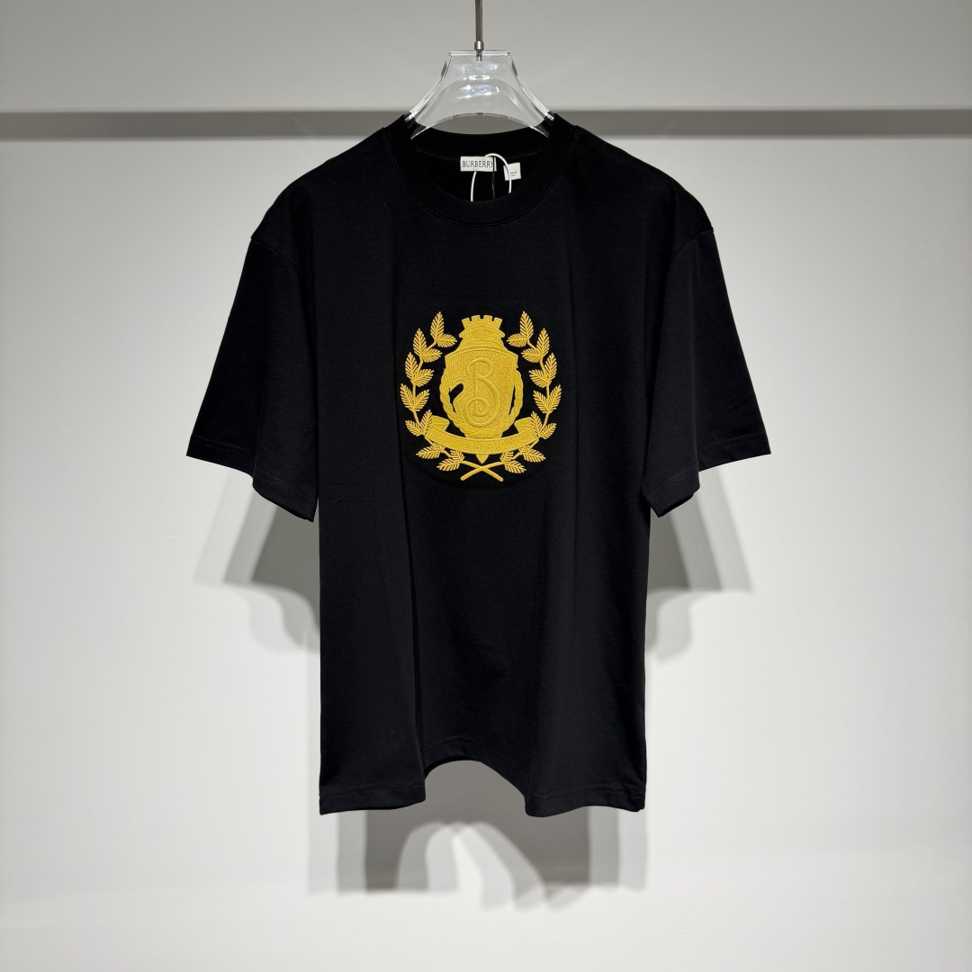 NO:818707,Burberry fashionable casual round neck short-sleeved T-shirt!  Heavy three-dimensional embroidery craftsmanship is luxurious!  A classic old-money brand that has been inherited for hundreds of years. The pure cotton material feels smooth, comfortable and soft against the skin. It is fashionable, durable, stylish and versatile. It is a must-have for successful men. Exclusive high-quality fabrics are available in limited quantities!  Definitely worth the income!  The style is suitable for both light and business people. It feels very comfortable. It’s super versatile and looks good. It’s irreplaceable and of good quality. It’s soft and comfortable!  !  The classic color scheme is simple and easy to match!  Tribute to the eternal classic is a famous brand with a strong British style. It has long been synonymous with luxury, quality, innovation and timeless classics. It is not ostentatious and charming, and naturally exudes a mature and rational charm. It reflects the history and quality of Burberry, and even symbolizes the British nation and culture. The brand continues to advance with the times. While being full of modernity and advocating true self-expression, it also inherits the original value concept. Model Color Black Daytime  Size S-M-L-XL M shoulder width 53, bust 56, length 70. Refer to the M size chart to choose the size that suits you!  ,Burberry-clothing,burberry,burberry,T-shirt,tees,t-shirt,19860909Burberry 巴宝莉时尚休闲圆领短袖T恤！ 重工立体绣花工艺奢华！百年传承经典老钱品牌,纯棉材质手感顺滑舒适亲肤柔软,时尚耐看有腔调上身极致有型的百搭款,成功男士必备. 专属优质面料限量发售！绝对值得收入！ 版型适合人群广轻商务人士皆可、手感非常舒服 超级百搭好看的一款、 不可替代佳品质地柔软舒适！！经典配色简约大气易搭！ 致敬永远的经典是具有浓厚英伦风情的著名品牌,长久以来成为奢华、品质、创新以及永恒经典的代名词 、不张扬、不妩媚,自然散发出成熟理性的韵味, 体现了Burberry的历史和品质,甚至象征了英国的民族和文化、该品牌不断与时俱进.在充满现代感和崇尚真我表达的同时,又承袭了最初的价值理念 型号 颜色黑色 白天 尺码S-M-L-XL M肩宽53、胸围56、衣长70 参考M尺寸表数据选择适合自己的尺码！,博柏利-服装,burberry,burberry,T-shirt,tees，t-shirt,,Women's clothing
