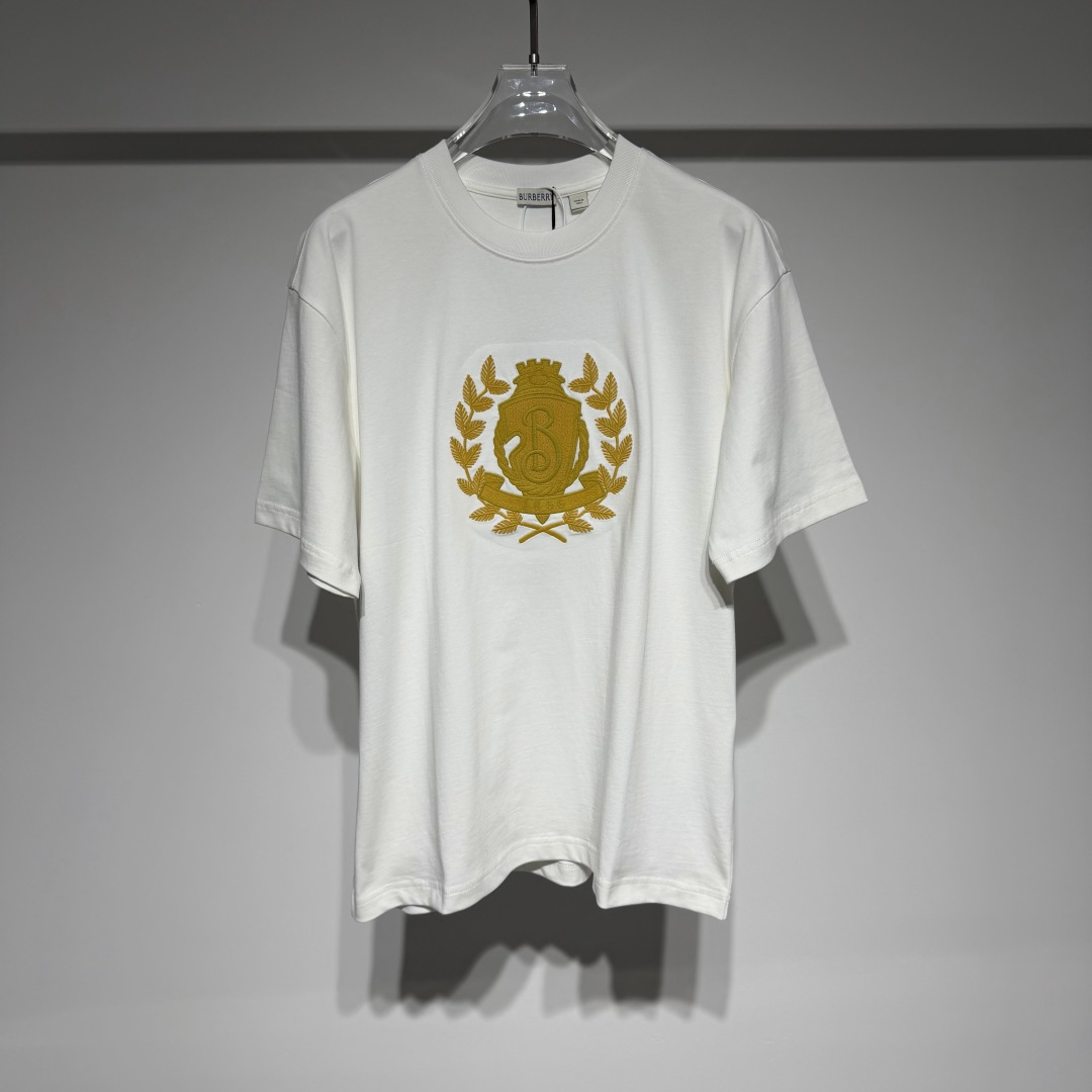 NO:818725,Burberry fashionable casual round neck short-sleeved T-shirt!  Heavy three-dimensional embroidery craftsmanship is luxurious!  A classic old-money brand that has been inherited for hundreds of years. The pure cotton material feels smooth, comfortable and soft against the skin. It is fashionable, durable, stylish and versatile. It is a must-have for successful men. Exclusive high-quality fabrics are available in limited quantities!  Definitely worth the income!  The style is suitable for both light and business people. It feels very comfortable. It’s super versatile and looks good. It’s irreplaceable and of good quality. It’s soft and comfortable!  !  The classic color scheme is simple and easy to match!  Tribute to the eternal classic is a famous brand with a strong British style. It has long been synonymous with luxury, quality, innovation and timeless classics. It is not ostentatious and charming, and naturally exudes a mature and rational charm. It reflects the history and quality of Burberry, and even symbolizes the British nation and culture. The brand continues to advance with the times. While being full of modernity and advocating true self-expression, it also inherits the original value concept. Model Color Black Daytime  Size S-M-L-XL M shoulder width 53, bust 56, length 70. Refer to the M size chart to choose the size that suits you!  ,Burberry-clothing,burberry,burberry,T-shirt,tees,t-shirt,19860909Burberry 巴宝莉时尚休闲圆领短袖T恤！ 重工立体绣花工艺奢华！百年传承经典老钱品牌,纯棉材质手感顺滑舒适亲肤柔软,时尚耐看有腔调上身极致有型的百搭款,成功男士必备. 专属优质面料限量发售！绝对值得收入！ 版型适合人群广轻商务人士皆可、手感非常舒服 超级百搭好看的一款、 不可替代佳品质地柔软舒适！！经典配色简约大气易搭！ 致敬永远的经典是具有浓厚英伦风情的著名品牌,长久以来成为奢华、品质、创新以及永恒经典的代名词 、不张扬、不妩媚,自然散发出成熟理性的韵味, 体现了Burberry的历史和品质,甚至象征了英国的民族和文化、该品牌不断与时俱进.在充满现代感和崇尚真我表达的同时,又承袭了最初的价值理念 型号 颜色黑色 白天 尺码S-M-L-XL M肩宽53、胸围56、衣长70 参考M尺寸表数据选择适合自己的尺码！,博柏利-服装,burberry,burberry,T-shirt,tees，t-shirt,,Women's clothing
