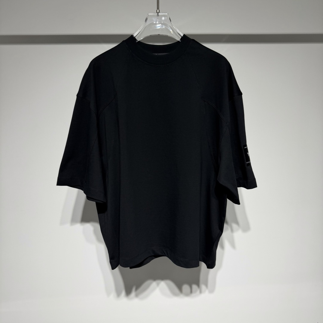 NO:818032,Yohji Yamamoto Y-3 sports fashionable casual round neck short-sleeved T-shirt!  The iconic Zhangzi logo cuff design is full of details and highly recognizable!   The wide and loose cut is not flattering to your body shape, and has a lazy and high-end feel~ The three-dimensional splicing technology has clear layers and the texture is directly full!   Combed cotton fabric is skin-friendly, breathable and does not make you sweaty. It can keep you fresh and decent even when exposed to the sun in summer!   Wear one piece to show your attitude and be at the forefront of the trend!  Small quantity in stock, slow delivery!   The selection of fabrics will be more refined, and the designs will be more fashionable. The top line is the clothes at the quarterly conferences, which are very fashionable and not cheap. Generally, celebrities and artists will choose this series!  !  The concept of beauty has been expanded, and the beauty of materials and textures has defeated the beauty of decoration that has dominated the fashion industry for many years. Among them, Yamamoto made superb use of linen fabrics and viscose fabrics, creating a unique calming and pleating effect!  !  Model Color Black Size S-M-L-XL-XXL M shoulder width 60, chest 65, length 67 Please refer to the M size data to choose the size that suits you!  ,men's clothing,T-shirt,tees,t-shirt,19860909Yohji Yamamoto Y-3 运动时尚休闲圆领短袖T恤！ 标志性章子logo袖口设计,细节拉满,辨识度爆表！  阔版宽松剪裁,不挑身材,自带慵懒高级感～  立体拼接工艺,层次分明,质感直接拉满！  精梳棉面料亲肤透气不闷汗,夏日暴晒也能保持清爽体面！  一件穿出你的态度,走在潮流最前线！ 现货少量手慢无！  在面料的选择上会更加精致,设计也偏时装化一些.最高的一线,就是每季发布会上的服装,非常时装化而且价格也不便宜,一般名流和艺人会选择这一系列！！ 美的概念外延被扩展开来,质材肌理之美战胜了统治时装界多年的装饰之美.其中山本把麻织物与粘胶面料运用得出神入化,形成了别具一格的沉稳与褶裥的效果！！ 型号 颜色黑色  尺码S-M-L-XL-XXL M肩宽60、胸围65、衣长67 参考M尺码数据选择适合自己的尺寸！,男装,T-shirt,tees，t-shirt,,Women's clothing