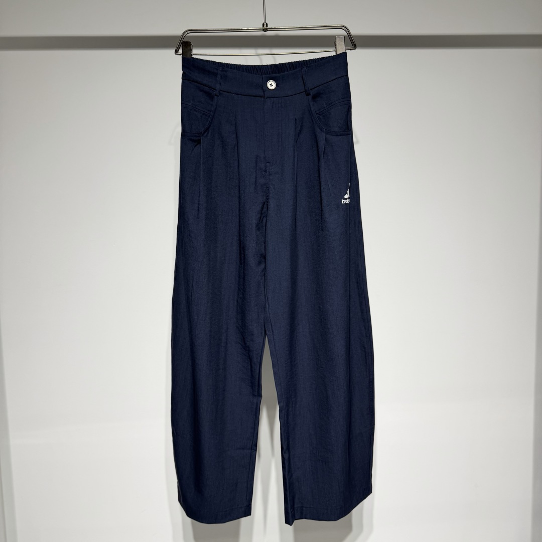 NO:818099,BALENCIAGA Balenciaga co-branded Adidas model!  Dark blue fashionable suit casual pants!  The minimalist three-dimensional tailoring has distinct layers!  The fabric has been washed and is not easily deformed or faded!  Loose fit pure cotton material!  Customized fabrics are firm and textured, high-end and low-key luxury!  It’s a great outfit combination for weekend outings and parties!  The Bajia brand has always insisted on hand-made attention to detail, emphasizing tailoring and contour lines, as well as strict selection of fabrics. This persistent pursuit of quality has made Balenciaga a leader in the global luxury goods industry. Balenciaga is famous for its simple, noble and elegant design style. It is committed to integrating traditional craftsmanship with modern design concepts to create works that are both visually impactful and elegant!  Model Color Dark Blue Size M-L-XL-XXL-XXXL L waist 38, hip 59, pants length 106. Refer to the L size chart to choose the size that suits you!  ,Balenciaga-clothing,balenciaga,balenciaga,burberry,19860909BALENCIAGA 巴黎世家联名阿迪达斯款！ 深蓝色时尚套装休闲裤！采用极简主义立体剪裁层次鲜明！面料做了水洗工艺不易变形褪色！宽松版型纯棉材质！定制面料紧实有质感高级低调奢华！周末郊游聚会都是非常出彩的服饰搭配！ 巴家品牌始终坚持手工制作注重细节,强调剪裁和轮廓线条,以及对面料的严格挑选. 这种对品质的执着追求,使得巴黎世家成为了全球奢侈品行业中的佼佼者. 巴黎世家以其简洁、高贵、典雅的设计风格而著称于世. 致力于将传统手工艺与现代设计理念相融合,创造出既具有视觉冲击力又不失优雅气质的作品！ 型号 颜色深蓝色 尺码M-L-XL-XXL-XXXL L腰围38、臀围59、裤长106 参考L尺码表数据选择适合自己的尺寸！,巴黎世家-服装,balenciaga,balenciaga,burberry,,Women's clothing
