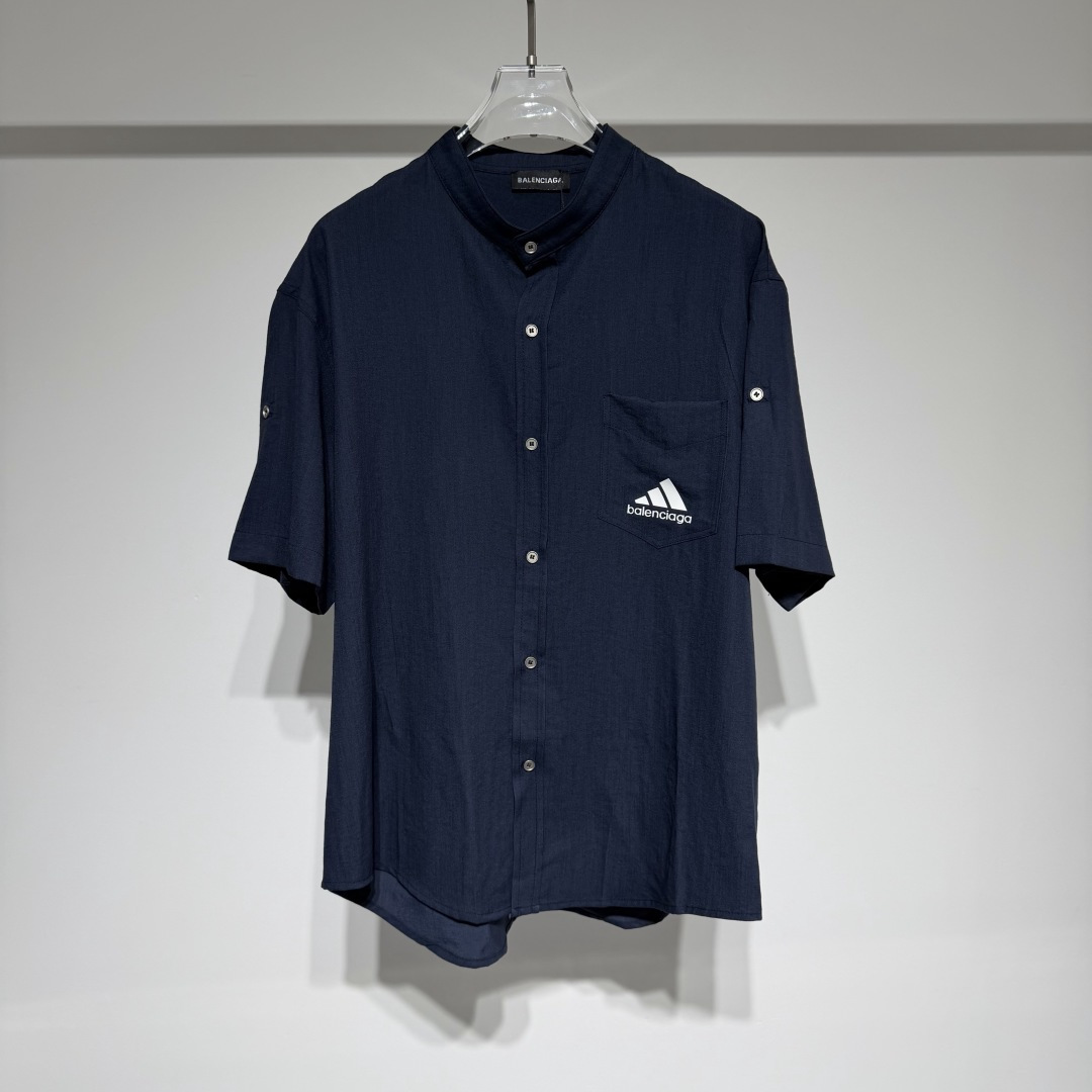 NO:818088,BALENCIAGA Balenciaga co-branded Adidas model!  Dark blue stylish suit casual shirt!  The minimalist three-dimensional tailoring has distinct layers!  The fabric has been washed and is not easily deformed or faded!  Loose fit pure cotton material!  Customized fabrics are firm and textured, high-end and low-key luxury!  It’s a great outfit combination for weekend outings and parties!  The Bajia brand has always insisted on hand-made attention to detail, emphasizing tailoring and contour lines, as well as strict selection of fabrics. This persistent pursuit of quality has made Balenciaga a leader in the global luxury goods industry. Balenciaga is famous for its simple, noble and elegant design style. It is committed to integrating traditional craftsmanship with modern design concepts to create works that are both visually impactful and elegant!  Model Color Dark Blue Size M-L-XL-XXL-XXXL L shoulder width 55, chest 63, length 78 Please refer to the L size chart to choose the size that suits you!  ,Balenciaga-clothing,balenciaga,balenciaga,burberry,shirts,19860909BALENCIAGA 巴黎世家联名阿迪达斯款！ 深蓝色时尚套装休闲衬衫！采用极简主义立体剪裁层次鲜明！面料做了水洗工艺不易变形褪色！宽松版型纯棉材质！定制面料紧实有质感高级低调奢华！周末郊游聚会都是非常出彩的服饰搭配！ 巴家品牌始终坚持手工制作注重细节,强调剪裁和轮廓线条,以及对面料的严格挑选. 这种对品质的执着追求,使得巴黎世家成为了全球奢侈品行业中的佼佼者. 巴黎世家以其简洁、高贵、典雅的设计风格而著称于世. 致力于将传统手工艺与现代设计理念相融合,创造出既具有视觉冲击力又不失优雅气质的作品！ 型号 颜色深蓝色 尺码M-L-XL-XXL-XXXL L肩宽55、胸围63、衣长78 参考L尺码表数据选择适合自己的尺寸！,巴黎世家-服装,balenciaga,balenciaga,burberry,shirts,,Women's clothing