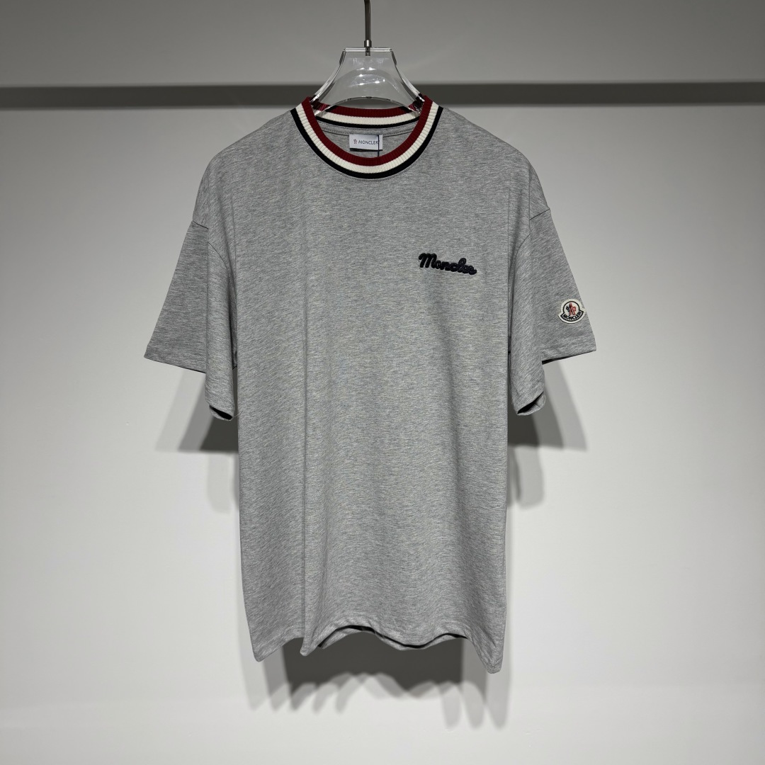 NO:818929,Moncler fashionable and casual round neck short-sleeved T-shirt!  The classic wool Zhangzi logo is embellished on the arm cuffs, and the three-dimensional embroidery of letters on the chest greatly improves stability and practicality!  The collar is designed with red, white and blue three-color knitted webbing!  The material is very high-quality, and the perfect combination of sports, smartness and handsomeness not only ensures the overall wearability, but also is full of design without being dull!  Let the original sports-style items become more fashionable instantly!  The upper body is very handsome and stylish!  Every detail is introduced one by one, exquisite craftsmanship, three-dimensional tailoring necessary for travel and vacation, and sporty tailoring to chase the trend, which represents its interpretation of fashion and leisure!  Model Color Black Gray Size  ,Moncler,T-shirt,tees,t-shirt,19860909Moncler 蒙口时尚休闲圆领短袖T恤！ 经典羊毛章仔logo手臂袖口点缀、胸前字母立体绣花工艺稳定实用性大大提升！领圈采用红白蓝三色针织织带拼接设计！ 材质很有品质感融合运动、干练帅气完美结合既保证整体的实穿性,又充满设计感不呆板！ 让原本运动风格的单品瞬间变得更加时尚！ 上身非常帅气有型！处处都是细节不一一介绍、工艺精美搭配、旅游度假必备立体裁剪、 运动气息剪裁追逐潮流 代表它对时尚休闲的诠释！ 型号 颜色黑色 灰色 尺码XS-S-M-L S肩宽55、胸围55、衣长72 参考S码数据推选择合适自己的尺码！,蒙口-服装,Moncler,T-shirt,tees，t-shirt,,Women's clothing
