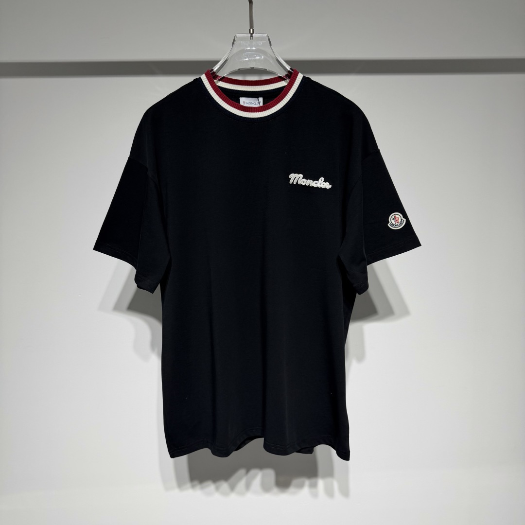 NO:818858,Moncler fashionable and casual round neck short-sleeved T-shirt!  The classic wool Zhangzi logo is embellished on the arm cuffs, and the three-dimensional embroidery of letters on the chest greatly improves stability and practicality!  The collar is designed with red, white and blue three-color knitted webbing!  The material is very high-quality, and the perfect combination of sports, smartness and handsomeness not only ensures the overall wearability, but also is full of design without being dull!  Let the original sports-style items become more fashionable instantly!  The upper body is very handsome and stylish!  Every detail is introduced one by one, exquisite craftsmanship, three-dimensional tailoring necessary for travel and vacation, and sporty tailoring to chase the trend, which represents its interpretation of fashion and leisure!  Color Black Gray Size XS-S-M-L S ​​shoulder width 55, bust 55, length 72 Please refer to the S size data to choose the size that suits you!  ,Moncler,T-shirt,tees,t-shirt,19860909Moncler 蒙口时尚休闲圆领短袖T恤！ 经典羊毛章仔logo手臂袖口点缀、胸前字母立体绣花工艺稳定实用性大大提升！领圈采用红白蓝三色针织织带拼接设计！ 材质很有品质感融合运动、干练帅气完美结合既保证整体的实穿性,又充满设计感不呆板！ 让原本运动风格的单品瞬间变得更加时尚！ 上身非常帅气有型！处处都是细节不一一介绍、工艺精美搭配、旅游度假必备立体裁剪、 运动气息剪裁追逐潮流 代表它对时尚休闲的诠释！ 颜色黑色 灰色 尺码XS-S-M-L S肩宽55、胸围55、衣长72 参考S码数据推选择合适自己的尺码！,蒙口-服装,Moncler,T-shirt,tees，t-shirt,,Women's clothing