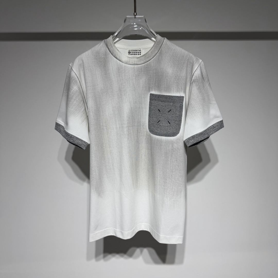 NO:818794,Martin Margiela Martin Margiela sports fashion casual round neck short-sleeved T-shirt!  The washed tie-dye process is very beautiful, and the pocket cuffs are made of cotton and linen fabric with moderate thickness!  The version is quite wide and has a high-end luxury brand MM6!  The loose version is suitable for a wide range of people!  The craftsmanship is carefully crafted, the neat and clean style is simple, fashionable and versatile!  The fabric has been washed and is not easily deformed or shrunk, making it very interesting!  Can be worn alone or as an inner layer!  Versatile fashion trend!  Martin Margiela is like a god in the fashion world. The fabrics are soft and full of texture, and the loose silhouette is suitable for both men and women. It hides the designer’s endless imagination. The texture of the brand’s printed letters is visible to the naked eye. It has become popular with its deconstructionism, and the peak tradition returns to design!  Style No. Color Black White Size M-L-XL-XXL-XXXL L shoulder width 48, bust 54, length 68. Refer to the L size data to choose the size that suits you!  ,men's clothing,masion margiela,masion margiela,T-shirt,tees,t-shirt,19860909Martin Margiela 马丁.马吉拉运动时装休闲圆领短袖T恤！ 采用水洗扎染工艺极具美感、口袋袖口棉麻面料厚度适中！版型挺阔有质感品牌MM6高级奢华！宽松版型适应人群丰富！工艺尽心打造,利落干净的版型 简约大气时尚百搭！ 面料做了水洗工艺不易变形缩水趣味十足！ 单穿内搭皆可！百搭时尚潮流！ 马丁马吉拉时尚圈神一般的存在 面料柔软质感拉满,廓形宽松剪裁版型男女通穿,隐藏着设计师无穷无尽的想象力,品牌印花字母肉眼可见的质感,以其解构主义火出圈,巅峰传统回归设计！ 款号 颜色 黑色 白色 尺码 M-L-XL-XXL-XXXL L肩宽48、胸围54、衣长68 参考L尺寸数据选择合适自己的尺码！,男装,masion margiela,masion margiela,T-shirt,tees，t-shirt,,Women's clothing