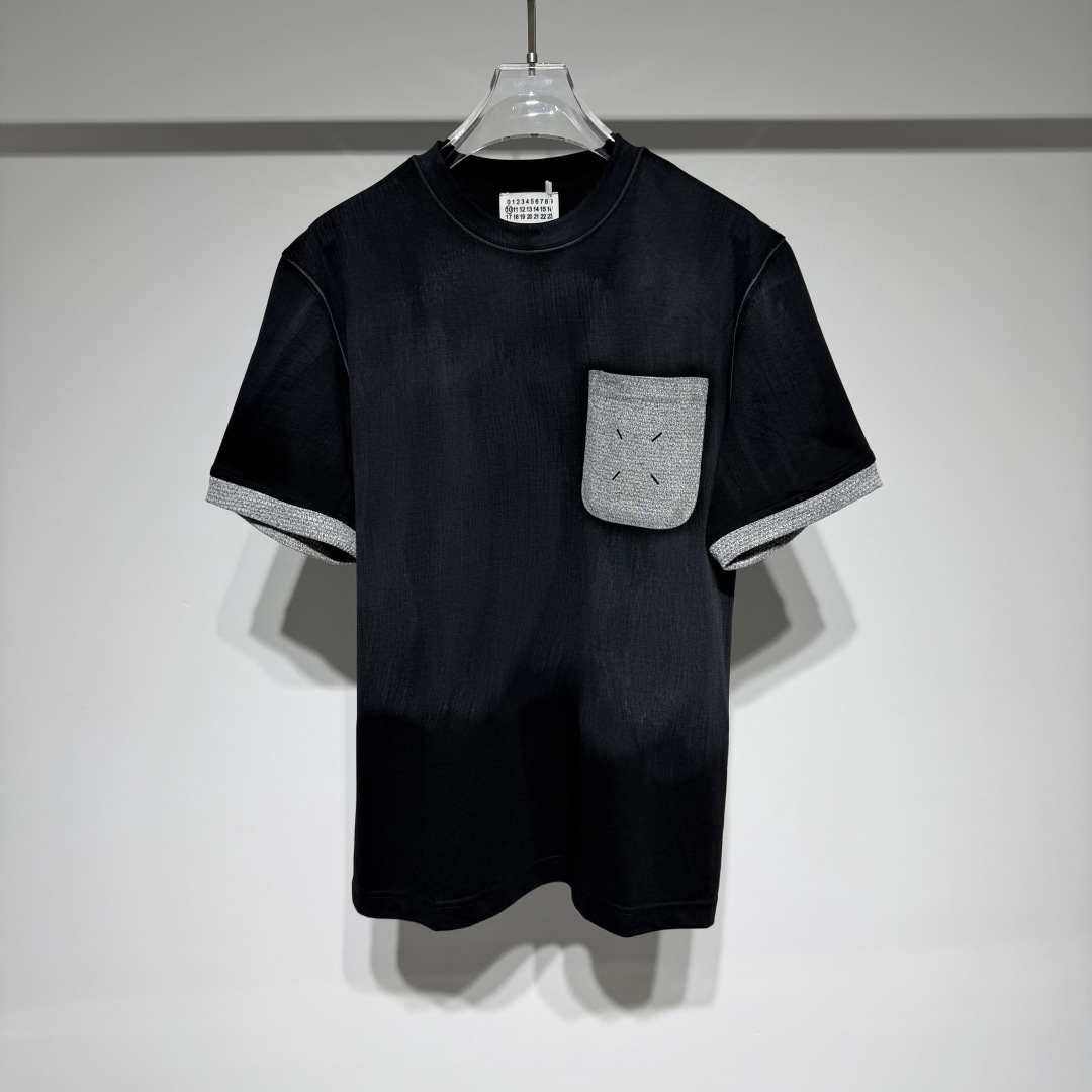 NO:818843,Martin Margiela Martin Margiela sports fashion casual round neck short-sleeved T-shirt!  The washed tie-dye process is very beautiful, and the pocket cuffs are made of cotton and linen fabric with moderate thickness!  The version is quite wide and has a high-end luxury brand MM6!  The loose version is suitable for a wide range of people!  The craftsmanship is carefully crafted, the neat and clean style is simple, fashionable and versatile!  The fabric has been washed and is not easily deformed or shrunk, making it very interesting!  Can be worn alone or as an inner layer!  Versatile fashion trend!  Martin Margiela is like a god in the fashion world. The fabrics are soft and full of texture, and the loose silhouette is suitable for both men and women. It hides the designer’s endless imagination. The texture of the brand’s printed letters is visible to the naked eye. It has become popular with its deconstructionism, and the peak tradition returns to design!  Style No. Color Black White Size M-L-XL-XXL-XXXL L shoulder width 48, bust 54, length 68. Refer to the L size data to choose the size that suits you!  ,men's clothing,masion margiela,masion margiela,T-shirt,tees,t-shirt,19860909Martin Margiela 马丁.马吉拉运动时装休闲圆领短袖T恤！ 采用水洗扎染工艺极具美感、口袋袖口棉麻面料厚度适中！版型挺阔有质感品牌MM6高级奢华！宽松版型适应人群丰富！工艺尽心打造,利落干净的版型 简约大气时尚百搭！ 面料做了水洗工艺不易变形缩水趣味十足！ 单穿内搭皆可！百搭时尚潮流！ 马丁马吉拉时尚圈神一般的存在 面料柔软质感拉满,廓形宽松剪裁版型男女通穿,隐藏着设计师无穷无尽的想象力,品牌印花字母肉眼可见的质感,以其解构主义火出圈,巅峰传统回归设计！ 款号 颜色 黑色 白色 尺码 M-L-XL-XXL-XXXL L肩宽48、胸围54、衣长68 参考L尺寸数据选择合适自己的尺码！,男装,masion margiela,masion margiela,T-shirt,tees，t-shirt,,Women's clothing