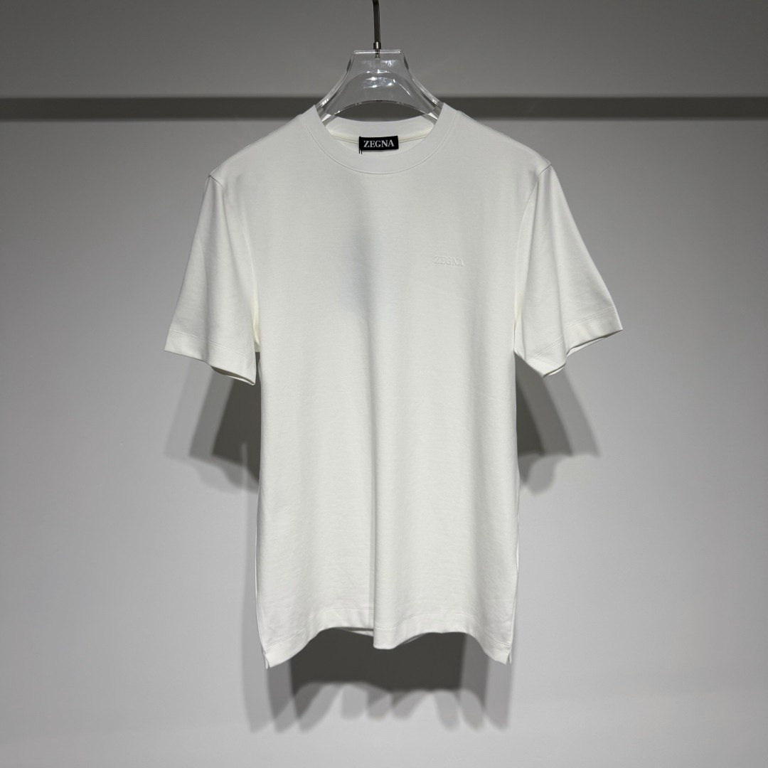 NO:818830,Ermenegildo Zegna Zegna fashionable casual round neck short-sleeved T-shirt!  The classic letter logo adopts flocking technology!  Pure cotton fabric is comfortable, breathable and soft, suitable for light business people!  !  Refreshing, simple, classic and versatile old money style!  Zegna men's clothing is a perfect combination of personality and artistry, trying to meet the increasing demands of customers for personalized clothing. Zegna still specializes in providing tailoring services this season. The high-quality fabrics are carefully crafted and carefully tailored by senior producers, thoughtfully cared for every detail, and comfortable to wear. He organically combines traditional craftsmanship with modern wisdom, so that Zegna's unique dreamy fabrics bring the art of men's clothing to the fullest. Zegna (Zegna)  The brand has always been favored by many celebrities. It does not pursue novel styles and gorgeous colors. It is popular all over the world with its flawless, well-tailored, elegant and simple personalized style. Model Color Black White Size M-L-XL-XXL-XXXL L Shoulder width 45, Bust 50, Clothes length 68 Refer to the L size data to choose the size that suits you!  ,men's clothing,zegna,T-shirt,tees,t-shirt,19860909Ermenegildo Zegna 杰尼亚时尚休闲圆领短袖T恤！ 经典字母logo采用植绒工艺！纯棉面料舒适透气柔软兼顾轻商务人士！！清爽简约经典百搭老钱风！ 杰尼亚男装是个性与艺术性完美组合的作品,尽量满足客户需求越来越多的服装个性化要求,杰尼亚在今季仍专门提供量体裁衣的服务, 上乘的面料通过高级制作师的精心雕琢,细致剪裁,周到呵护至每个细节,穿着舒服.他将传统工艺和现代智慧有机地结合,使杰尼亚特有的梦幻般的面料把男装艺术发挥到淋漓尽致的地步 杰尼亚 (Zegna) 品牌一直是众多社会名流所青睐的对象,不追求新奇的款式和华丽的色彩,以其完美无瑕、剪裁适宜、优雅、古朴的个性化风格风靡全球 型号 颜色黑色 白色 尺码M-L-XL-XXL-XXXL L肩宽45、胸围50、衣长68 参考L码数据选择适合自己的尺码！,男装,zegna,T-shirt,tees，t-shirt,,Women's clothing