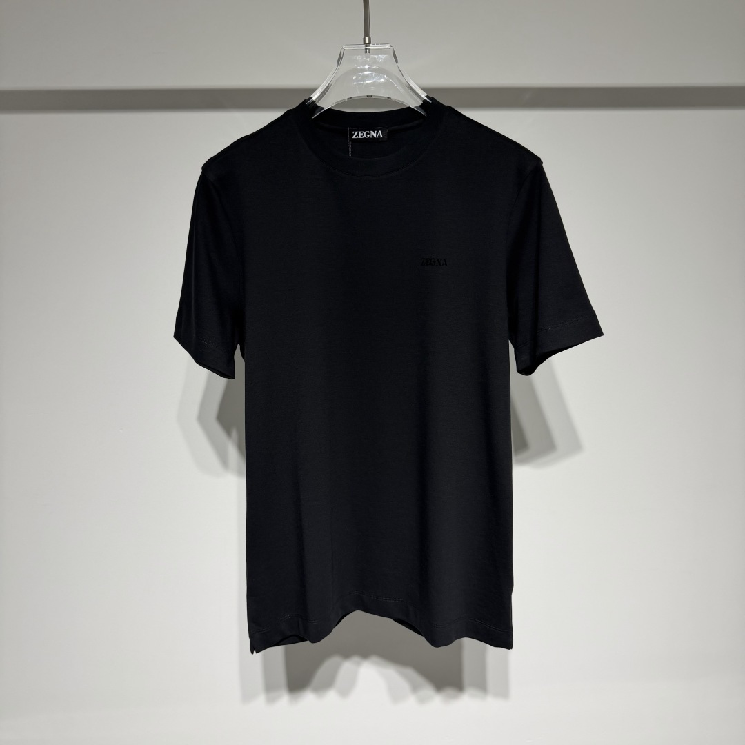 NO:818818,Ermenegildo Zegna Zegna fashionable casual round neck short-sleeved T-shirt!  The classic letter logo adopts flocking technology!  Pure cotton fabric is comfortable, breathable and soft, suitable for light business people!  !  Refreshing, simple, classic and versatile old money style!  Zegna men's clothing is a perfect combination of personality and artistry, trying to meet the increasing demands of customers for personalized clothing. Zegna still specializes in providing tailoring services this season. The high-quality fabrics are carefully crafted and carefully tailored by senior producers, thoughtfully cared for every detail, and comfortable to wear. He organically combines traditional craftsmanship with modern wisdom, so that Zegna's unique dreamy fabrics bring the art of men's clothing to the fullest. Zegna (Zegna)  The brand has always been favored by many celebrities. It does not pursue novel styles and gorgeous colors. It is popular all over the world with its flawless, well-tailored, elegant and simple personalized style. Model Color Black White Size M-L-XL-XXL-XXXL L Shoulder width 45, Bust 50, Clothes length 68 Refer to the L size data to choose the size that suits you!  ,men's clothing,zegna,T-shirt,tees,t-shirt,19860909Ermenegildo Zegna 杰尼亚时尚休闲圆领短袖T恤！ 经典字母logo采用植绒工艺！纯棉面料舒适透气柔软兼顾轻商务人士！！清爽简约经典百搭老钱风！ 杰尼亚男装是个性与艺术性完美组合的作品,尽量满足客户需求越来越多的服装个性化要求,杰尼亚在今季仍专门提供量体裁衣的服务, 上乘的面料通过高级制作师的精心雕琢,细致剪裁,周到呵护至每个细节,穿着舒服.他将传统工艺和现代智慧有机地结合,使杰尼亚特有的梦幻般的面料把男装艺术发挥到淋漓尽致的地步 杰尼亚 (Zegna) 品牌一直是众多社会名流所青睐的对象,不追求新奇的款式和华丽的色彩,以其完美无瑕、剪裁适宜、优雅、古朴的个性化风格风靡全球 型号 颜色黑色 白色 尺码M-L-XL-XXL-XXXL L肩宽45、胸围50、衣长68 参考L码数据选择适合自己的尺码！,男装,zegna,T-shirt,tees，t-shirt,,Women's clothing