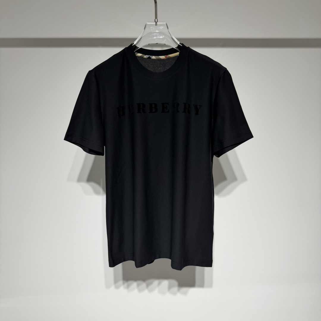 NO:818693,Burberry fashionable casual round neck short-sleeved T-shirt!  The fronts are all made of three-dimensional jacquard brushing technology, giving it a high-end feel!  The pure cotton fabric is breathable and skin-friendly, making it comfortable and eye-catching to wear in spring and summer. It can be worn by both men and women to create a stylish look!  Wear it alone as an inner layer, it is versatile for daily outings, commuting and dating!  A versatile style with an extremely stylish upper body, a must-have for successful men. Exclusive high-quality fabric available in limited quantities!  Definitely worth the income!  The style is suitable for both light and business people. It feels very comfortable. It’s super versatile and looks good. It’s irreplaceable and of good quality. It’s soft and comfortable!  !  The classic color scheme is simple and easy to match!  Tribute to the Forever Classic is a famous brand with a strong British style. It has long been synonymous with luxury, quality, innovation and timeless classics. It is not ostentatious, not charming, and naturally exudes a mature and rational charm. It reflects the history and quality of Burberry, and even symbolizes the British nation and culture. The brand continues to advance with the times. While being full of modernity and advocating true self-expression, it also inherits the original value concept. Model Color Black White  Size M-L-XL-XXL-XXXL L shoulder width 44, bust 54, length 68. Refer to the L size chart to choose the size that suits you!  ,Burberry-clothing,burberry,burberry,T-shirt,tees,t-shirt,19860909Burberry 巴宝莉时尚休闲圆领短袖T恤！ 前面均采用立体提花拉毛工艺高级感拉满！ 纯棉面料透气亲肤,春夏穿既舒服又亮眼,男女通穿都能搭出范儿！ 单穿内搭日常出街通勤约会都百搭！ 上身极致有型的百搭款,成功男士必备. 专属优质面料限量发售！绝对值得收入！ 版型适合人群广轻商务人士皆可、手感非常舒服 超级百搭好看的一款、 不可替代佳品质地柔软舒适！！经典配色简约大气易搭！ 致敬永远的经典是具有浓厚英伦风情的著名品牌,长久以来成为奢华、品质、创新以及永恒经典的代名词 、不张扬、不妩媚,自然散发出成熟理性的韵味, 体现了Burberry的历史和品质,甚至象征了英国的民族和文化、该品牌不断与时俱进.在充满现代感和崇尚真我表达的同时,又承袭了最初的价值理念 型号 颜色黑色 白色 尺码M-L-XL-XXL-XXXL L肩宽44、胸围54、衣长68 参考L尺寸表数据选择适合自己的尺码！,博柏利-服装,burberry,burberry,T-shirt,tees，t-shirt,,Women's clothing