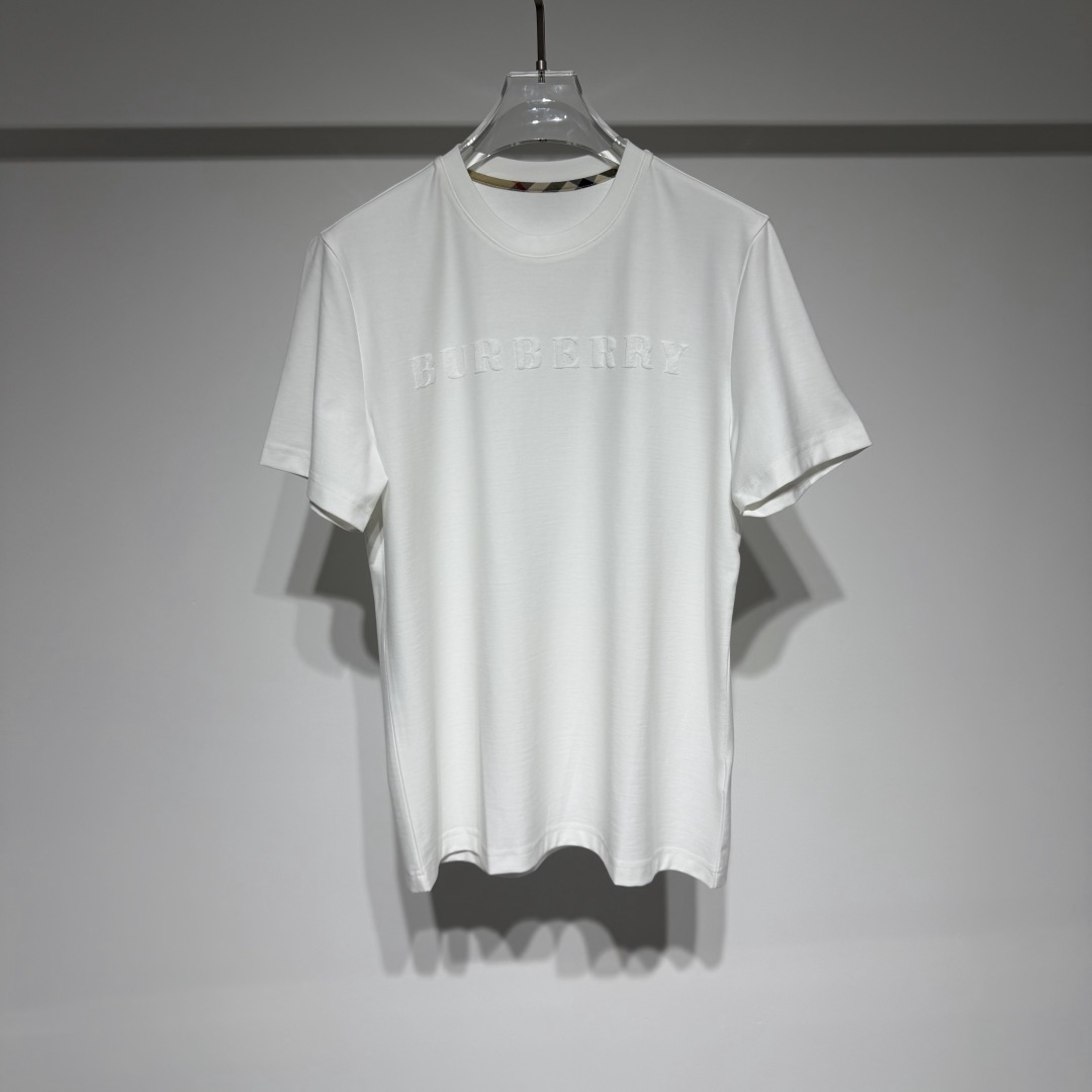 NO:818681,Burberry fashionable casual round neck short-sleeved T-shirt!  The fronts are all made of three-dimensional jacquard brushing technology, giving it a high-end feel!  The pure cotton fabric is breathable and skin-friendly, making it comfortable and eye-catching to wear in spring and summer. It can be worn by both men and women to create a stylish look!  Wear it alone as an inner layer, it is versatile for daily outings, commuting and dating!  A versatile style with an extremely stylish upper body, a must-have for successful men. Exclusive high-quality fabric available in limited quantities!  Definitely worth the income!  The style is suitable for both light and business people. It feels very comfortable. It’s super versatile and looks good. It’s irreplaceable and of good quality. It’s soft and comfortable!  !  The classic color scheme is simple and easy to match!  Tribute to the Forever Classic is a famous brand with a strong British style. It has long been synonymous with luxury, quality, innovation and timeless classics. It is not ostentatious, not charming, and naturally exudes a mature and rational charm. It embodies the history and quality of Burberry, and even symbolizes the British nation and culture. The brand continues to advance with the times. While being full of modernity and advocating true self-expression, it also inherits the original value concept. Model Color Black White  Size M-L-XL-XXL-XXXL L shoulder width 44, bust 54, length 68. Refer to the L size chart to choose the size that suits you!  ,Burberry-clothing,burberry,burberry,T-shirt,tees,t-shirt,19860909Burberry 巴宝莉时尚休闲圆领短袖T恤！ 前面均采用立体提花拉毛工艺高级感拉满！ 纯棉面料透气亲肤,春夏穿既舒服又亮眼,男女通穿都能搭出范儿！ 单穿内搭日常出街通勤约会都百搭！ 上身极致有型的百搭款,成功男士必备. 专属优质面料限量发售！绝对值得收入！ 版型适合人群广轻商务人士皆可、手感非常舒服 超级百搭好看的一款、 不可替代佳品质地柔软舒适！！经典配色简约大气易搭！ 致敬永远的经典是具有浓厚英伦风情的著名品牌,长久以来成为奢华、品质、创新以及永恒经典的代名词 、不张扬、不妩媚,自然散发出成熟理性的韵味, 体现了Burberry的历史和品质,甚至象征了英国的民族和文化、该品牌不断与时俱进.在充满现代感和崇尚真我表达的同时,又承袭了最初的价值理念 型号 颜色黑色 白色 尺码M-L-XL-XXL-XXXL L肩宽44、胸围54、衣长68 参考L尺寸表数据选择适合自己的尺码！,博柏利-服装,burberry,burberry,T-shirt,tees，t-shirt,,Women's clothing