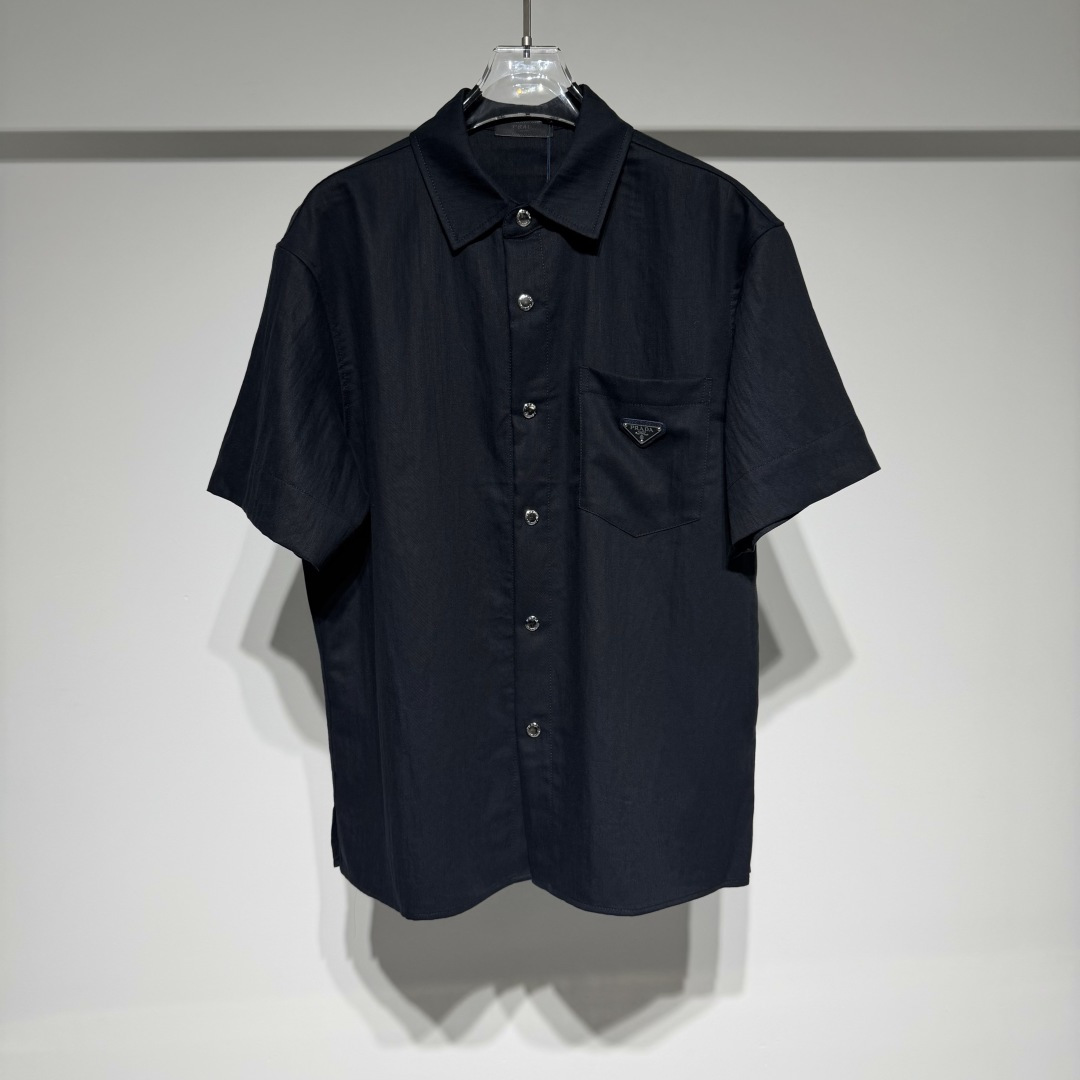 NO:818778,PRADA does not need to be split into one set!  Prada fashion casual short-sleeved shirt with trousers suit is here!  A sense of luxury captured at a glance!  Tencel mixed with linen fabric, it is cool, breathable and not sweaty. It is very comfortable to wear in summer~ The metal logo embellishment on the chest is super eye-catching!  The brand-customized four-button buckle is super high-quality, with a sophisticated tone in casual style. A set of upper body, lazy and casual yet elegant, can be easily held in daily commuting!  Don't hesitate if you like it!  Click me to take away this summer fashion~ The perfect blend of comfort and practicality!  Classic design, high-end and versatile, pragmatism without claptrap!  The Triangle brand logo adopts three-dimensional high-end metal leather products and is limited to Hong Kong, Macao and Taiwan!  !  Tencel linen material is breathable, comfortable and not stuffy. Taiwan foreign trade company undertakes it!  !  Prada not only works hard on materials, colors and styles, but the life philosophy behind the design coincides with the dual mentality of modern people pursuing practicality and popular beauty. It achieves a perfect balance between function and aesthetics. It is not only a display of fashion trends, but also the ultimate in modern aesthetics. P's vision is not limited to the fashion industry. Art, architecture, film and philosophy are also indispensable components of the brand's core values. It is an alternative style - a model set with a flamboyant, cool, mature, free and avant-garde style.  Color Navy, Army Green Size M-L-XL-XXL-XXXL Shirt L shoulder width 52, bust 59, length 75 Pants L waist 40, hip 55, trouser length 108 Refer to the L size data to choose the size that suits you!  ,Prada-clothing,prada,prada,shirts,T-shirt,19860909PRADA一套不拆分！ 普拉达时装休闲短袖衬衫搭配长裤套装来啦！ 一眼沦陷的高级感！天丝混亚麻面料,自带凉感透气不闷汗,夏天穿再舒服不过～ 胸前logo金属点缀超吸睛！ 品牌定制四合扣超有质感,休闲中透着精致腔调.一套上身,慵懒随性又显贵,日常通勤都能轻松hold住！喜欢就别犹豫！ 戳我带走这份夏日时髦～ 舒适和实用的完美融合！ 经典设计高级百搭实用主义不哗众取宠！三角品牌logo采用金属皮革制品立体高级、港澳台地区限定款！！天丝亚麻材质透气舒适不闷热、台湾外贸公司承接！！ 普拉达不仅在材料、颜色与款式工夫,设计背后的生活哲学正巧契合现代人追求切身实用与流行美观的双重心态,在机能与美学之间取得完美平衡,不但是时尚潮流的展现,更是现代美学的极致. P的视野并没有局限在时尚产业之内艺术、建筑、电影和哲学也都是品牌核心价值中不可或缺的组成部分、的另一种选择替代风格——是一个风格张扬、炫酷、成熟、自由而前卫的 型号套 颜色藏青、军绿 尺码M-L-XL-XXL-XXXL 衬衫L肩宽52、胸围59、衣长75 裤子L腰围40、臀围55、裤长108 参考L尺码数据选择合适自己的尺寸！,普拉达-服装,prada,prada,shirts,T-shirt,,Women's clothing