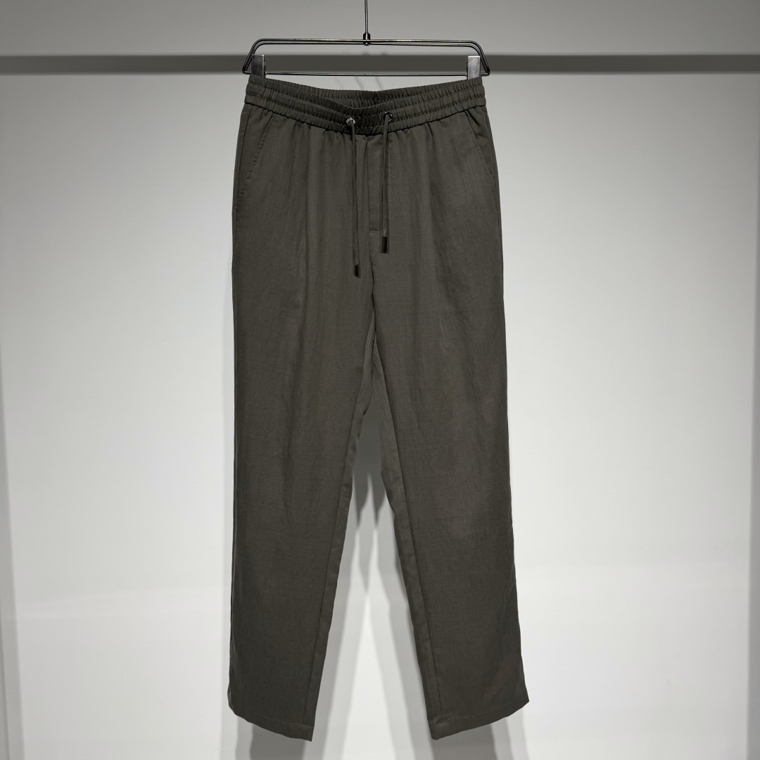 NO:818746,PRADA does not need to be split into one set!  Prada fashion casual short-sleeved shirt with trousers suit is here!  A sense of luxury captured at a glance!  Tencel mixed with linen fabric, it is cool, breathable and not sweaty. It is very comfortable to wear in summer~ The metal logo embellishment on the chest is super eye-catching!  The brand-customized four-button buckle is super high-quality, with a sophisticated tone in casual style. A set of upper body, lazy and casual yet elegant, can be easily held in daily commuting!  Don't hesitate if you like it!  Click me to take away this summer fashion~ The perfect blend of comfort and practicality!  Classic design, high-end and versatile, pragmatism without claptrap!  The Triangle brand logo adopts three-dimensional high-end metal leather products and is limited to Hong Kong, Macao and Taiwan!  !  Tencel linen material is breathable, comfortable and not stuffy. Taiwan foreign trade company undertakes it!  !  Prada not only works hard on materials, colors and styles, but the life philosophy behind the design coincides with the dual mentality of modern people pursuing practicality and popular beauty. It achieves a perfect balance between function and aesthetics. It is not only a display of fashion trends, but also the ultimate in modern aesthetics. P's vision is not limited to the fashion industry. Art, architecture, film and philosophy are also indispensable components of the brand's core values. It is an alternative style - a model set with a flamboyant, cool, mature, free and avant-garde style.  Color Navy, Army Green Size M-L-XL-XXL-XXXL Shirt L shoulder width 52, bust 59, length 75 Pants L waist 40, hip 55, trouser length 108 Refer to the L size data to choose the size that suits you!  ,Prada-clothing,prada,prada,shirts,T-shirt,19860909PRADA一套不拆分！ 普拉达时装休闲短袖衬衫搭配长裤套装来啦！ 一眼沦陷的高级感！天丝混亚麻面料,自带凉感透气不闷汗,夏天穿再舒服不过～ 胸前logo金属点缀超吸睛！ 品牌定制四合扣超有质感,休闲中透着精致腔调.一套上身,慵懒随性又显贵,日常通勤都能轻松hold住！喜欢就别犹豫！ 戳我带走这份夏日时髦～ 舒适和实用的完美融合！ 经典设计高级百搭实用主义不哗众取宠！三角品牌logo采用金属皮革制品立体高级、港澳台地区限定款！！天丝亚麻材质透气舒适不闷热、台湾外贸公司承接！！ 普拉达不仅在材料、颜色与款式工夫,设计背后的生活哲学正巧契合现代人追求切身实用与流行美观的双重心态,在机能与美学之间取得完美平衡,不但是时尚潮流的展现,更是现代美学的极致. P的视野并没有局限在时尚产业之内艺术、建筑、电影和哲学也都是品牌核心价值中不可或缺的组成部分、的另一种选择替代风格——是一个风格张扬、炫酷、成熟、自由而前卫的 型号套 颜色藏青、军绿 尺码M-L-XL-XXL-XXXL 衬衫L肩宽52、胸围59、衣长75 裤子L腰围40、臀围55、裤长108 参考L尺码数据选择合适自己的尺寸！,普拉达-服装,prada,prada,shirts,T-shirt,,Women's clothing