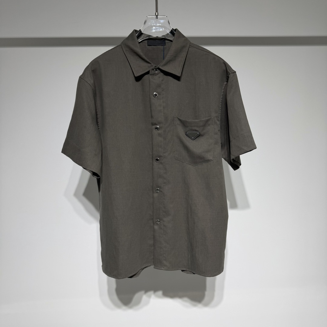 NO:818727,PRADA does not need to be split into one set!  Prada fashion casual short-sleeved shirt with trousers suit is here!  A sense of luxury captured at a glance!  Tencel mixed with linen fabric, it is cool, breathable and not sweaty. It is very comfortable to wear in summer~ The metal logo embellishment on the chest is super eye-catching!  The brand-customized four-button buckle is super high-quality, with a sophisticated tone in casual style. A set of upper body, lazy and casual yet elegant, can be easily held in daily commuting!  Don't hesitate if you like it!  Click me to take away this summer fashion~ The perfect blend of comfort and practicality!  Classic design, high-end and versatile, pragmatism without claptrap!  The Triangle brand logo adopts three-dimensional high-end metal leather products and is limited to Hong Kong, Macao and Taiwan!  !  Tencel linen material is breathable, comfortable and not stuffy. Taiwan foreign trade company undertakes it!  !  Prada not only works hard on materials, colors and styles, but the life philosophy behind the design coincides with the dual mentality of modern people pursuing practicality and popular beauty. It achieves a perfect balance between function and aesthetics. It is not only a display of fashion trends, but also the ultimate in modern aesthetics. P's vision is not limited to the fashion industry. Art, architecture, film and philosophy are also indispensable components of the brand's core values. It is an alternative style - a model set with a flamboyant, cool, mature, free and avant-garde style.  Color Navy, Army Green Size M-L-XL-XXL-XXXL Shirt L shoulder width 52, bust 59, length 75 Pants L waist 40, hip 55, trouser length 108 Refer to the L size data to choose the size that suits you!  ,Prada-clothing,prada,prada,shirts,T-shirt,19860909PRADA一套不拆分！ 普拉达时装休闲短袖衬衫搭配长裤套装来啦！ 一眼沦陷的高级感！天丝混亚麻面料,自带凉感透气不闷汗,夏天穿再舒服不过～ 胸前logo金属点缀超吸睛！ 品牌定制四合扣超有质感,休闲中透着精致腔调.一套上身,慵懒随性又显贵,日常通勤都能轻松hold住！喜欢就别犹豫！ 戳我带走这份夏日时髦～ 舒适和实用的完美融合！ 经典设计高级百搭实用主义不哗众取宠！三角品牌logo采用金属皮革制品立体高级、港澳台地区限定款！！天丝亚麻材质透气舒适不闷热、台湾外贸公司承接！！ 普拉达不仅在材料、颜色与款式工夫,设计背后的生活哲学正巧契合现代人追求切身实用与流行美观的双重心态,在机能与美学之间取得完美平衡,不但是时尚潮流的展现,更是现代美学的极致. P的视野并没有局限在时尚产业之内艺术、建筑、电影和哲学也都是品牌核心价值中不可或缺的组成部分、的另一种选择替代风格——是一个风格张扬、炫酷、成熟、自由而前卫的 型号套 颜色藏青、军绿 尺码M-L-XL-XXL-XXXL 衬衫L肩宽52、胸围59、衣长75 裤子L腰围40、臀围55、裤长108 参考L尺码数据选择合适自己的尺寸！,普拉达-服装,prada,prada,shirts,T-shirt,,Women's clothing