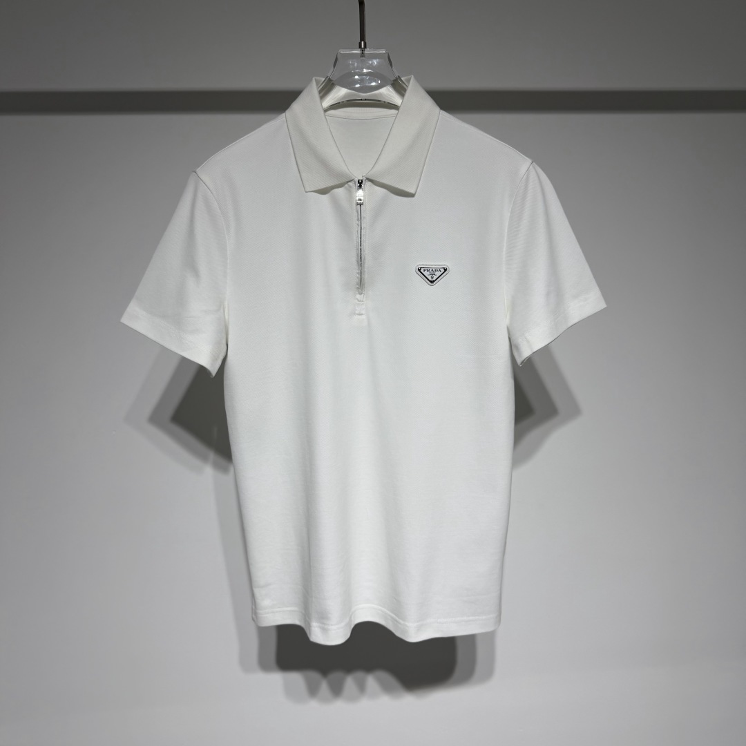 NO:818049,PRADA Fashion casual lapel short-sleeved T-shirt!  The half-zip lapel has a minimalist, refreshing and clean old-money style design, and the pure cotton material and fine piqué fabric are the perfect fusion of comfort and practicality!  Classic design, high-end and versatile, pragmatism without claptrap!  The Triangle brand logo adopts three-dimensional high-end metal leather products and is limited to Hong Kong, Macao and Taiwan!  !  Pure cotton material is breathable, comfortable and not stuffy. Taiwan foreign trade company undertakes it!  !  Prada not only works hard on materials, colors and styles, but the life philosophy behind the design coincides with the dual mentality of modern people pursuing practicality and popular beauty. It achieves a perfect balance between function and aesthetics. It is not only a display of fashion trends, but also the ultimate in modern aesthetics. P's vision is not limited to the fashion industry. Art, architecture, film and philosophy are also indispensable components of the brand's core values. It is an alternative style - a style that is flamboyant, cool, mature, free and avant-garde. Model Color Black  White Size M-L-XL-XXL-XXXL L shoulder width 46, bust 51, length 68. Refer to the L size data to choose the size that suits you!  ,Prada-clothing,prada,prada,T-shirt,tees,t-shirt,19860909PRADA 普拉达时尚休闲翻领短袖T恤！ 半拉链翻领极简清爽干净老钱风设计、纯棉材质细珠地棉面料舒适和实用的完美融合！ 经典设计高级百搭实用主义不哗众取宠！三角品牌logo采用金属皮革制品立体高级、港澳台地区限定款！！纯棉材质透气舒适不闷热、台湾外贸公司承接！！ 普拉达不仅在材料、颜色与款式工夫,设计背后的生活哲学正巧契合现代人追求切身实用与流行美观的双重心态,在机能与美学之间取得完美平衡,不但是时尚潮流的展现,更是现代美学的极致. P的视野并没有局限在时尚产业之内艺术、建筑、电影和哲学也都是品牌核心价值中不可或缺的组成部分、的另一种选择替代风格——是一个风格张扬、炫酷、成熟、自由而前卫的 型号 颜色黑色 白色 尺码M-L-XL-XXL-XXXL L肩宽46、胸围51、衣长68 参考L尺码数据选择合适自己的尺寸！,普拉达-服装,prada,prada,T-shirt,tees，t-shirt,,Women's clothing