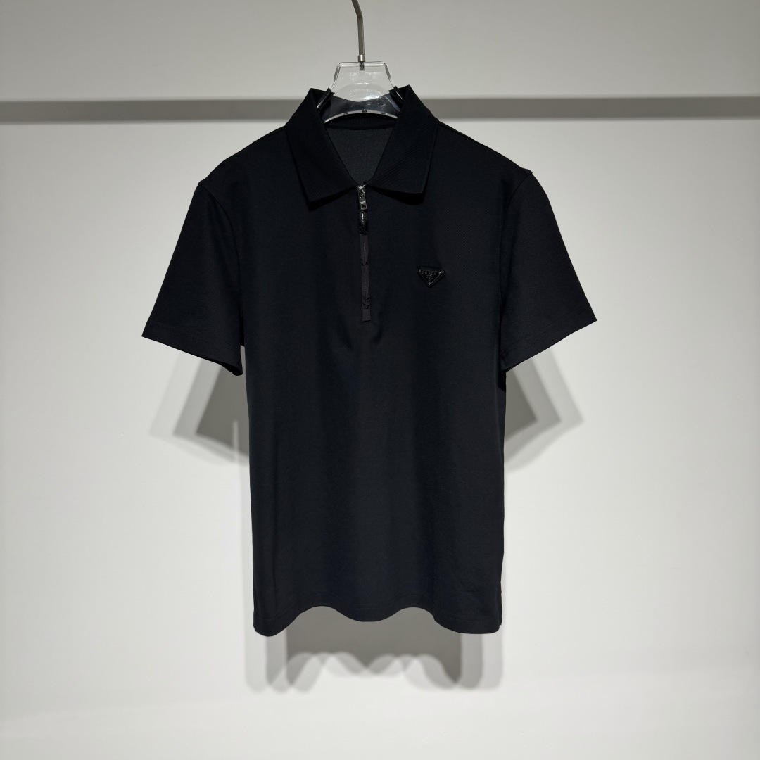 NO:818033,PRADA Fashion casual lapel short-sleeved T-shirt!  The half-zip lapel has a minimalist, refreshing and clean old-money style design, and the pure cotton material and fine piqué fabric are the perfect fusion of comfort and practicality!  Classic design, high-end and versatile, pragmatism without claptrap!  The Triangle brand logo adopts three-dimensional high-end metal leather products and is limited to Hong Kong, Macao and Taiwan!  !  Pure cotton material is breathable, comfortable and not stuffy. Taiwan foreign trade company undertakes it!  !  Prada not only works hard on materials, colors and styles, but the life philosophy behind the design coincides with the dual mentality of modern people pursuing practicality and popular beauty. It achieves a perfect balance between function and aesthetics. It is not only a display of fashion trends, but also the ultimate in modern aesthetics. P's vision is not limited to the fashion industry. Art, architecture, film and philosophy are also indispensable components of the brand's core values. It is an alternative style - a style that is flamboyant, cool, mature, free and avant-garde. Model Color Black  White Size M-L-XL-XXL-XXXL L shoulder width 46, bust 51, length 68. Refer to the L size data to choose the size that suits you!  ,Prada-clothing,prada,prada,T-shirt,tees,t-shirt,19860909PRADA 普拉达时尚休闲翻领短袖T恤！ 半拉链翻领极简清爽干净老钱风设计、纯棉材质细珠地棉面料舒适和实用的完美融合！ 经典设计高级百搭实用主义不哗众取宠！三角品牌logo采用金属皮革制品立体高级、港澳台地区限定款！！纯棉材质透气舒适不闷热、台湾外贸公司承接！！ 普拉达不仅在材料、颜色与款式工夫,设计背后的生活哲学正巧契合现代人追求切身实用与流行美观的双重心态,在机能与美学之间取得完美平衡,不但是时尚潮流的展现,更是现代美学的极致. P的视野并没有局限在时尚产业之内艺术、建筑、电影和哲学也都是品牌核心价值中不可或缺的组成部分、的另一种选择替代风格——是一个风格张扬、炫酷、成熟、自由而前卫的 型号 颜色黑色 白色 尺码M-L-XL-XXL-XXXL L肩宽46、胸围51、衣长68 参考L尺码数据选择合适自己的尺寸！,普拉达-服装,prada,prada,T-shirt,tees，t-shirt,,Women's clothing