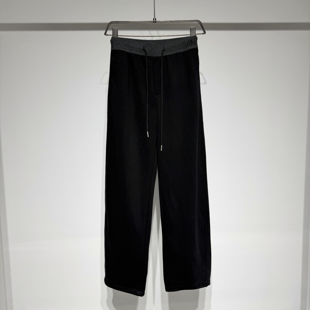 NO:818031,alo sports fashion casual pants!  The gray splicing at the waistband is designed with elastic drawstrings and three-dimensional embroidery of the brand's logo, and the loose fit splicing design is exquisite in craftsmanship!  Made of pure cotton composite fabric, the trouser legs are also designed with drawstrings!  Alo not only continues to lead the trend in products, but also in terms of brand spirit, it actively advocates the trendy lifestyle philosophy of embracing health, seeking balance, and returning to nature!  The brand's pursuit of physical and mental balance, self-confidence and vitality are highly consistent, a model of strong alliance!  This precision and style cannot be ignored. It has become a symbol of healthy and fashionable life, easily attracting everyone's attention and leading the fashion trend. In summary, the popularity is not accidental, but the selected auxiliary materials technology accounts for most of the factors, and this technology runs through almost all brand categories!  Model Color Black Size M-L-XL-XXL-XXXL M waist 36, hip 50, pants length 106. Refer to the M size data to choose the size that suits you!  ,Men's,19860909alo 运动时尚休闲裤！ 腰头灰色拼接采用松紧抽绳设计品牌logo立体绣花、宽松版型拼接设计工艺精美！ 纯棉复合面料、裤脚也是采用抽绳设计！ Alo不仅在产品上持续引领风潮,更在品牌精神层面,积极倡导拥抱健康、寻求平衡、回归自然的潮流生活方式哲学！ 品牌追求身心平衡、自信活力的调性高度契合,强强联合的典范！这份精准与格调,不得不服. 成为健康时尚生活的标志,轻松吸引众人目光,引领时尚潮流 .总结爆火绝非偶然,而是选择的辅料工艺占领大部分因素,且该工艺几乎贯穿了品牌品类所有！ 型号 颜色黑色 尺码M-L-XL-XXL-XXXL M腰围36、臀围50、裤长106 参考M尺码数据选择适合自己的尺寸！,男装,,Women's clothing