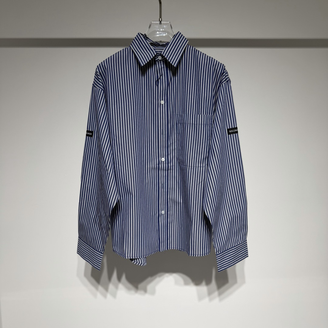 NO:817957,BALENCIAGA Fashionable casual striped shirt!  The vertical stripes adopt minimalist three-dimensional cutting and have distinct layers!  The fabric has been washed and is not easily deformed or faded!  The brand logo on the arms is made of loose-fitting pure cotton!  Customized fabrics are firm and textured, high-end and low-key luxury!  It’s a great outfit combination for weekend outings and parties!  The Bajia brand has always insisted on hand-made attention to detail, emphasizing tailoring and contour lines, as well as strict selection of fabrics. This persistent pursuit of quality has made Balenciaga a leader in the global luxury goods industry. Balenciaga is famous for its simple, noble and elegant design style. It is committed to integrating traditional craftsmanship with modern design concepts to create works that are both visually impactful and elegant!  Model Color Blue Stripe Size S-M-L-XL M shoulder width 55, chest 60, length 74. Refer to the M size chart to choose the size that suits you!  ,Balenciaga-clothing,balenciaga,balenciaga,burberry,shirts,19860909BALENCIAGA 巴黎世家时尚休闲条纹衬衫！竖条纹采用极简主义立体剪裁层次鲜明！面料做了水洗工艺不易变形褪色！手臂处品牌logo加持宽松版型纯棉材质！定制面料紧实有质感高级低调奢华！周末郊游聚会都是非常出彩的服饰搭配！ 巴家品牌始终坚持手工制作注重细节,强调剪裁和轮廓线条,以及对面料的严格挑选. 这种对品质的执着追求,使得巴黎世家成为了全球奢侈品行业中的佼佼者. 巴黎世家以其简洁、高贵、典雅的设计风格而著称于世. 致力于将传统手工艺与现代设计理念相融合,创造出既具有视觉冲击力又不失优雅气质的作品！ 型号 颜色蓝条纹 尺码S-M-L-XL M肩宽55、胸围60、衣长74 参考M尺码表数据选择适合自己的尺寸！,巴黎世家-服装,balenciaga,balenciaga,burberry,shirts,,Women's clothing