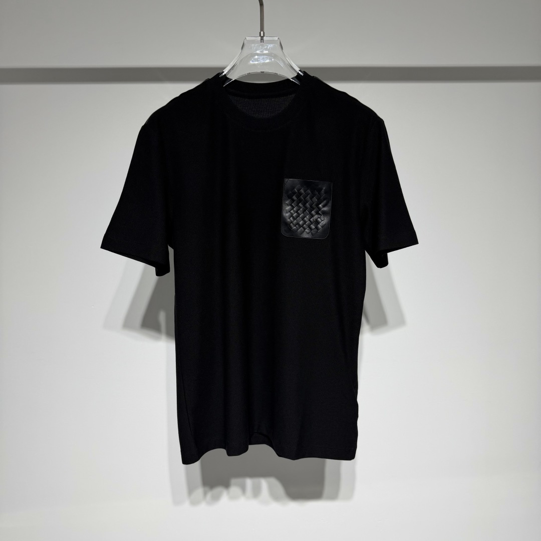 NO:818876,Bottega Veneta fashionable casual short-sleeved round neck T-shirt! Designed for men who pursue the ultimate in quality and fashion! The fabric is made of cotton wool long staple cotton blend! The fine beading is soft, breathable and has a natural texture! The overall pocket is neat and stylish using the brand's genetic weaving technology, showing an elegant style. It is full of old money style, showing a luxurious charm in a low-key manner, and is suitable for leisure and commuting. You can enjoy the elegant style when you buy it. The slightly loose version is fashionable and casual, and is suitable for light business people! High-end simple atmosphere! BV has always been adhering to the tenet of exquisite craftsmanship, innovative design, and low-key luxury style. Bottega Veneta's insistence on craftsmanship is particularly significant. Its workshops bring together craftsmen who master traditional skills to create amazing works. In order to inherit these craftsmanship, there is a saying in the fashion industry: 'When you don't know how to express your fashion attitude, choose LV; when you no longer need to express your fashion attitude, choose BV. Model Color Black Brown Size M-L-XL-XXL M shoulder width 46, bust 50, length 69. Please refer to the M size data to choose the size that suits you!19860909Bottega Veneta 葆蝶家时尚休闲短袖圆领T恤！ 专为追求极致品质与时尚格调的男士打造！ 面料采用棉羊毛长绒棉混纺材质！细珠地柔软透气自然质感满分！ 口袋整体采用品牌基因编织工艺利落有型,尽显优雅格调.老钱风十足,低调中流露奢华韵味,休闲通勤皆相宜.入手即享高雅风范. 微宽松版型时尚休闲兼顾轻商务人士！高级简约大气！ BV始终秉承的宗旨是精湛工艺、创新设计,以及低调奢华的风格. Bottega Veneta对工艺的坚守尤其显著,其工坊汇聚了掌握传统技艺的工匠,创造出令人惊叹的作品.为传承这些工艺, 时尚界流传这样一句话“当你不知道如何表达时尚态度时,选择LV；当你不再需要刻意表达时,选择BV 型号 颜色黑色 咖色 尺码M-L-XL-XXL M肩宽46、胸围50、衣长69 参考M尺码数据选择合适自己的尺码！,葆蝶家-服装,bottega veneta,bottega veneta,louis vuitton,bottega veneta,T-shirt,tees，t-shirt,,Women's clothing