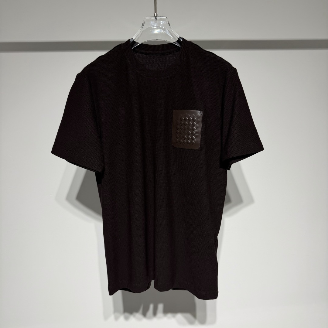 NO:818859,Bottega Veneta fashionable casual short-sleeved round neck T-shirt! Designed for men who pursue the ultimate in quality and fashion! The fabric is made of cotton wool long staple cotton blend! The fine beading is soft, breathable and has a natural texture! The overall pocket is neat and stylish using the brand's genetic weaving technology, showing an elegant style. It is full of old money style, showing a luxurious charm in a low-key manner, and is suitable for leisure and commuting. You can enjoy the elegant style when you buy it. The slightly loose version is fashionable and casual, and is suitable for light business people! High-end simple atmosphere! BV has always been adhering to the tenet of exquisite craftsmanship, innovative design, and low-key luxury style. Bottega Veneta's insistence on craftsmanship is particularly significant. Its workshops bring together craftsmen who master traditional skills to create amazing works. In order to inherit these craftsmanship, there is a saying in the fashion industry: 'When you don't know how to express your fashion attitude, choose LV; when you no longer need to express your fashion attitude, choose BV. Model Color Black Brown Size M-L-XL-XXL M shoulder width 46, bust 50, length 69. Please refer to the M size data to choose the size that suits you!19860909Bottega Veneta 葆蝶家时尚休闲短袖圆领T恤！ 专为追求极致品质与时尚格调的男士打造！ 面料采用棉羊毛长绒棉混纺材质！细珠地柔软透气自然质感满分！ 口袋整体采用品牌基因编织工艺利落有型,尽显优雅格调.老钱风十足,低调中流露奢华韵味,休闲通勤皆相宜.入手即享高雅风范. 微宽松版型时尚休闲兼顾轻商务人士！高级简约大气！ BV始终秉承的宗旨是精湛工艺、创新设计,以及低调奢华的风格. Bottega Veneta对工艺的坚守尤其显著,其工坊汇聚了掌握传统技艺的工匠,创造出令人惊叹的作品.为传承这些工艺, 时尚界流传这样一句话“当你不知道如何表达时尚态度时,选择LV；当你不再需要刻意表达时,选择BV 型号 颜色黑色 咖色 尺码M-L-XL-XXL M肩宽46、胸围50、衣长69 参考M尺码数据选择合适自己的尺码！,葆蝶家-服装,bottega veneta,bottega veneta,louis vuitton,bottega veneta,T-shirt,tees，t-shirt,,Women's clothing