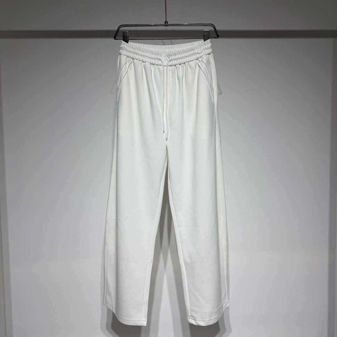 NO:818895,Acne studios Acne fashionable sports casual pants with loose fit!  The drawstring design can be adjusted freely, and the scimitar cut outlines neat lines. The loose fit hides the flesh and makes you look slimmer. The versatile attributes can easily hold various styles, and the trendy feeling is not missing from head to toe. It is eye-catching when going out in spring and summer, and daily commuting. Get this piece to unlock your casual style. Place an order now to seize the opportunity of fashion!  Nordic minimalist style, focusing on simplicity, practicality and comfort. Product design emphasizes functionality and comfort, while paying attention to details and tailoring, pursuing refinement and high quality!  Acne Studios' clothing is characterized by being easy to wear, practical, simple, and neutral, and its Swedish style is clearly identifiable. The brand pays attention to tailoring, boldly uses various materials, and launches custom-developed fabrics. The design is full of retro and romantic elements, and also reveals the excitement of getting rid of restraints and longing for freedom!  Since its establishment, the brand has always adhered to the design concept of simplicity yet individuality, cleverly integrating Nordic minimalist aesthetics with modern urban fashion elements to create a clothing series that is both practical and artistic. Model Number Color White Size S-M-L-XL-XXL L Waist 37 Hips 52 Pants Length 108 Refer to the L size chart to choose the size that suits you!  ,menswear,acne studios,dior,19860909Acne studios 艾克妮时尚运动休闲裤宽松版型！ 抽绳设计自在调节,弯刀剪裁勾勒利落线条.宽松版型藏肉显瘦,百搭属性轻松hold住各种风格,潮感从头到脚不缺席.春夏出街、日常通勤都亮眼,入手这条,解锁你的随性型格,现在下单抢占时尚先机！ 北欧极简风格,注重简约实用和舒适.产品设计强调功能性和舒适性,同时注重细节和剪裁,追求精致和高品质！ Acne Studios 的衣物以易穿、实用、简单、中性为特点,其瑞典风格清晰可辨.品牌注重剪裁,大胆采用各种材料,并推出了定制开发面料.设计充满复古与浪漫的元素,又透露出脱束缚、渴望自由的雀跃心情！ 品牌自创立以来,始终坚持简约而不失个性的设计理念,将北欧的极简主义美学与现代都市的时尚元素巧妙融合,打造出既实用又充满艺术感的服饰系列. 款号 颜色 白色 尺码S-M-L-XL-XXL L腰围37臀围52裤长108 参考L尺寸表数据选择合适自己的尺码！,男装,acne studios,dior,,Women's clothing