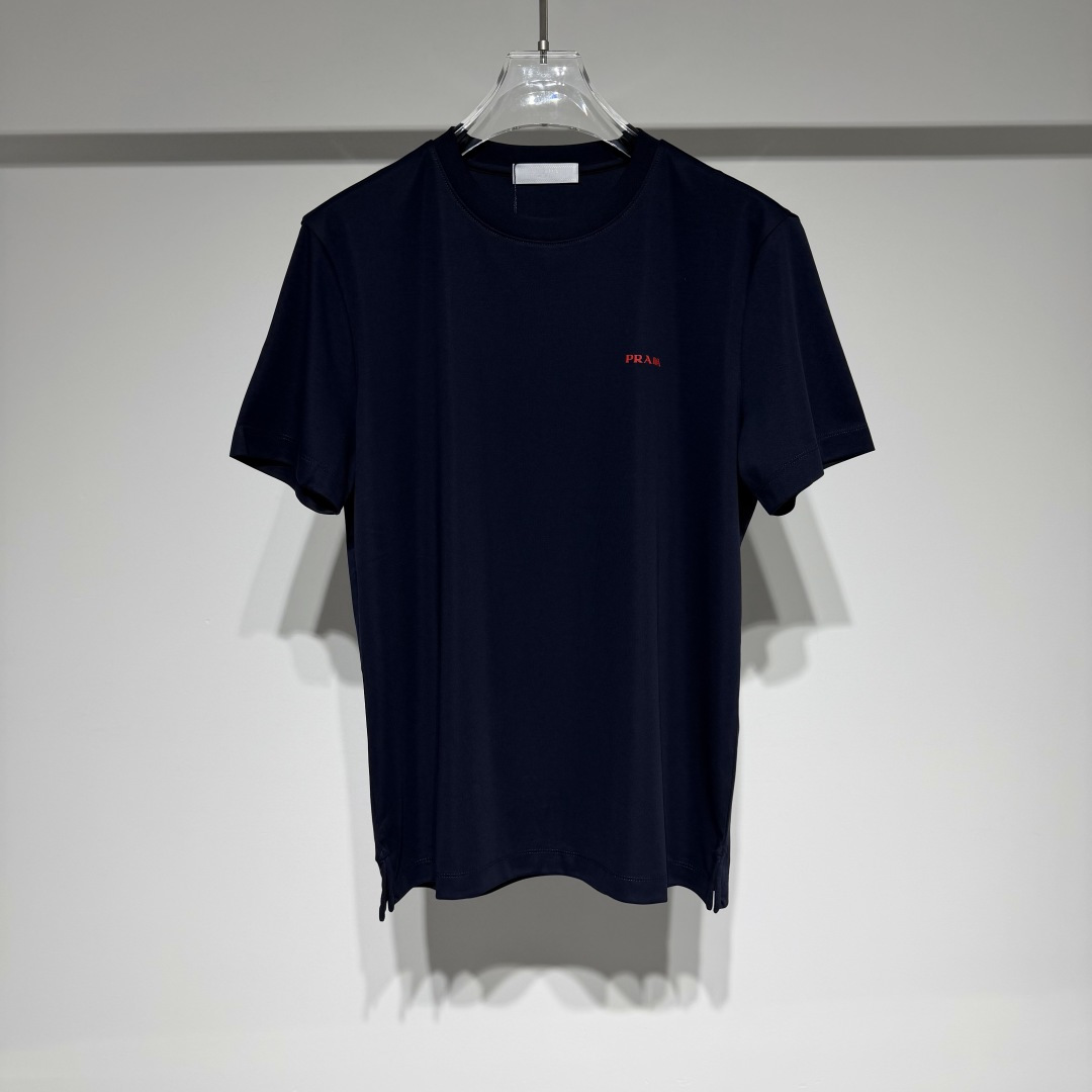 NO:818669,PRADA Fashionable casual round neck short-sleeved T-shirt!  Minimalist, refreshing and clean old-money style design, mercerized cotton material, perfect fusion of comfort and practicality!  Classic design, high-end and versatile, pragmatism without claptrap!  The small logo is three-dimensional and high-end using offset printing technology, and is limited to Hong Kong, Macao and Taiwan regions!  !  Pure cotton material is breathable, comfortable and not stuffy. Taiwan foreign trade company undertakes it!  !  Prada not only works hard on materials, colors and styles, but the life philosophy behind the design coincides with the dual mentality of modern people pursuing practicality and popular beauty. It achieves a perfect balance between function and aesthetics. It is not only a display of fashion trends, but also the ultimate in modern aesthetics. P's vision is not limited to the fashion industry. Art, architecture, film and philosophy are also indispensable components of the brand's core values. It is an alternative style - a model with a flamboyant, cool, mature, free and avant-garde style.  Color Navy White Size M-L-XL-XXL-XXXL L shoulder width 45, bust 52, length 68 Please refer to the L size data to choose the size that suits you!  ,Prada-clothing,prada,prada,T-shirt,tees,t-shirt,19860909PRADA 普拉达时尚休闲圆领短袖T恤！ 极简清爽干净老钱风设计、丝光棉材质面料舒适和实用的完美融合！ 经典设计高级百搭实用主义不哗众取宠！小logo采用采用胶印工艺立体高级、港澳台地区限定款！！纯棉材质透气舒适不闷热、台湾外贸公司承接！！ 普拉达不仅在材料、颜色与款式工夫,设计背后的生活哲学正巧契合现代人追求切身实用与流行美观的双重心态,在机能与美学之间取得完美平衡,不但是时尚潮流的展现,更是现代美学的极致. P的视野并没有局限在时尚产业之内艺术、建筑、电影和哲学也都是品牌核心价值中不可或缺的组成部分、的另一种选择替代风格——是一个风格张扬、炫酷、成熟、自由而前卫的 型号 颜色藏青 白色 尺码M-L-XL-XXL-XXXL L肩宽45、胸围52、衣长68 参考L尺码数据选择合适自己的尺寸！,普拉达-服装,prada,prada,T-shirt,tees，t-shirt,,Women's clothing