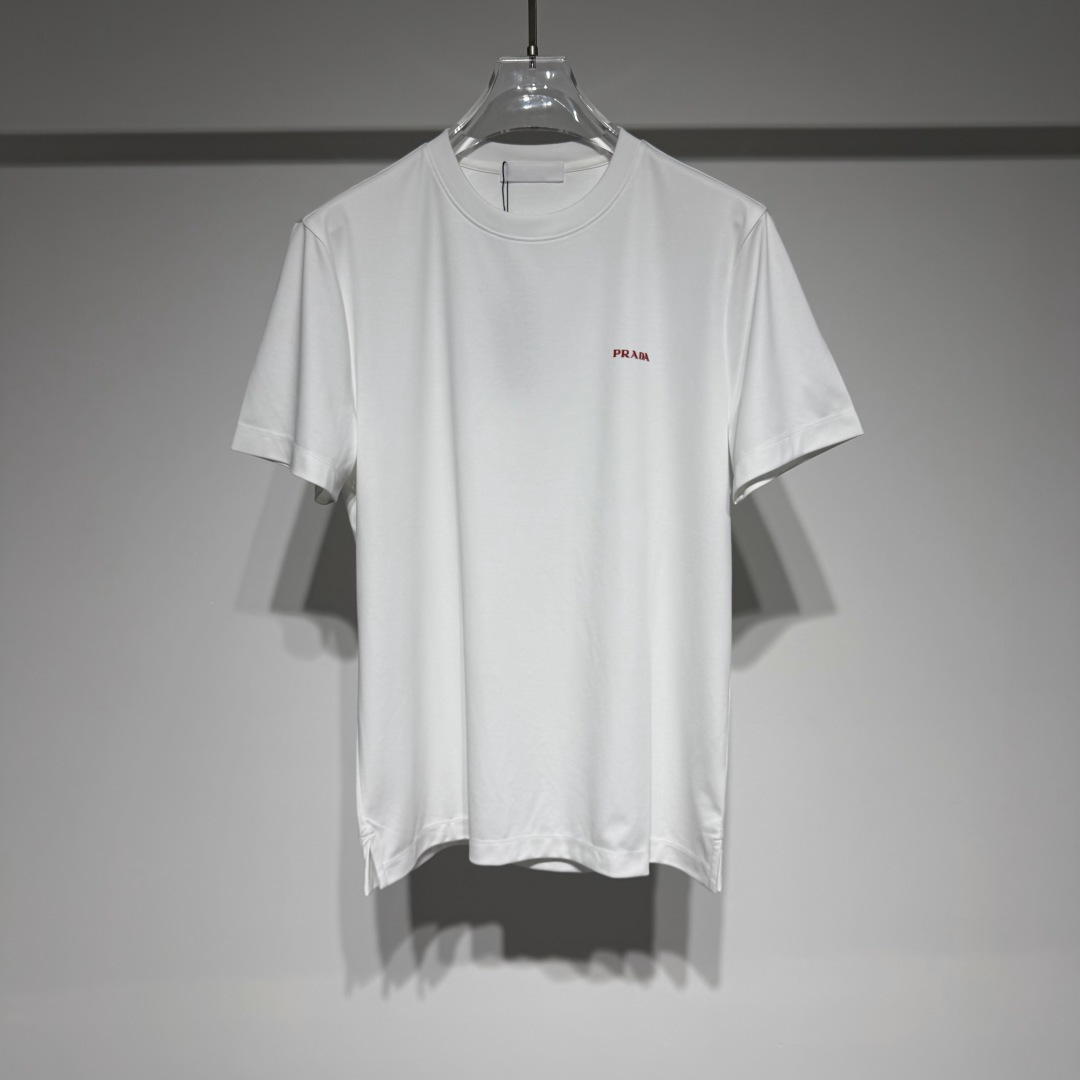 NO:818656,PRADA Fashionable casual round neck short-sleeved T-shirt!  Minimalist, refreshing and clean old-money style design, mercerized cotton material, perfect fusion of comfort and practicality!  Classic design, high-end and versatile, pragmatism without claptrap!  The small logo is three-dimensional and high-end using offset printing technology, and is limited to Hong Kong, Macao and Taiwan regions!  !  Pure cotton material is breathable, comfortable and not stuffy. Taiwan foreign trade company undertakes it!  !  Prada not only works hard on materials, colors and styles, but the life philosophy behind the design coincides with the dual mentality of modern people pursuing practicality and popular beauty. It achieves a perfect balance between function and aesthetics. It is not only a display of fashion trends, but also the ultimate in modern aesthetics. P's vision is not limited to the fashion industry. Art, architecture, film and philosophy are also indispensable components of the brand's core values. It is an alternative style - a model with a flamboyant, cool, mature, free and avant-garde style.  Color Navy White Size M-L-XL-XXL-XXXL L shoulder width 45, bust 52, length 68 Please refer to the L size data to choose the size that suits you!  ,Prada-clothing,prada,prada,T-shirt,tees,t-shirt,19860909PRADA 普拉达时尚休闲圆领短袖T恤！ 极简清爽干净老钱风设计、丝光棉材质面料舒适和实用的完美融合！ 经典设计高级百搭实用主义不哗众取宠！小logo采用采用胶印工艺立体高级、港澳台地区限定款！！纯棉材质透气舒适不闷热、台湾外贸公司承接！！ 普拉达不仅在材料、颜色与款式工夫,设计背后的生活哲学正巧契合现代人追求切身实用与流行美观的双重心态,在机能与美学之间取得完美平衡,不但是时尚潮流的展现,更是现代美学的极致. P的视野并没有局限在时尚产业之内艺术、建筑、电影和哲学也都是品牌核心价值中不可或缺的组成部分、的另一种选择替代风格——是一个风格张扬、炫酷、成熟、自由而前卫的 型号 颜色藏青 白色 尺码M-L-XL-XXL-XXXL L肩宽45、胸围52、衣长68 参考L尺码数据选择合适自己的尺寸！,普拉达-服装,prada,prada,T-shirt,tees，t-shirt,,Women's clothing