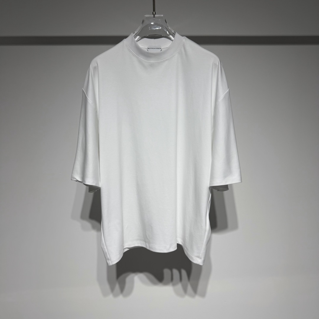 NO:818645,Bottega Veneta fashionable casual short-sleeved round neck T-shirt! The patchwork design on the back hides ingenuity, the dropped shoulders are loose and wide to hide all the little flesh, and the silky pure cotton fabric is close to the skin and breathable. Wearing it in summer is refreshing and comfortable ~ It looks slim and easy to match, close your eyes without stepping on thunder, poke me and take away this comfortable and fashionable feeling! Designed for men who pursue the ultimate in quality and fashion! The loose version is fashionable and casual, catering to light business people! High-end simple atmosphere! BV has always been adhering to the tenet of exquisite craftsmanship, innovative design, and low-key luxury style. Bottega Veneta's insistence on craftsmanship is particularly significant. Its workshops bring together craftsmen who master traditional skills to create amazing works. In order to inherit these craftsmanship, there is a saying in the fashion industry: 'When you don't know how to express your fashion attitude, choose LV; when you no longer need to express your fashion attitude, choose BV. Model Color Black White Size S-M-L-XL-XXL M shoulder width 58. Bust 65. Clothes length 67. Refer to the M size data to choose the size that suits you!19860909Bottega Veneta 葆蝶家时尚休闲短袖圆领T恤！ 后背拼缝设计暗藏巧思,落肩宽松阔型藏住所有小肉肉,丝滑纯棉面料贴肤透气,夏日穿它清爽又自在～ 显瘦又好搭,闭眼入不踩雷,戳我带走这份舒适时髦感！ 专为追求极致品质与时尚格调的男士打造！ 宽松版型时尚休闲兼顾轻商务人士！高级简约大气！ BV始终秉承的宗旨是精湛工艺、创新设计,以及低调奢华的风格. Bottega Veneta对工艺的坚守尤其显著,其工坊汇聚了掌握传统技艺的工匠,创造出令人惊叹的作品.为传承这些工艺, 时尚界流传这样一句话“当你不知道如何表达时尚态度时,选择LV；当你不再需要刻意表达时,选择BV 型号 颜色黑色 白色 尺码S-M-L-XL-XXL M肩宽58.胸围65.衣长67 参考M尺码数据选择合适自己的尺码！,葆蝶家-服装,bottega veneta,bottega veneta,louis vuitton,bottega veneta,T-shirt,tees，t-shirt,,Women's clothing