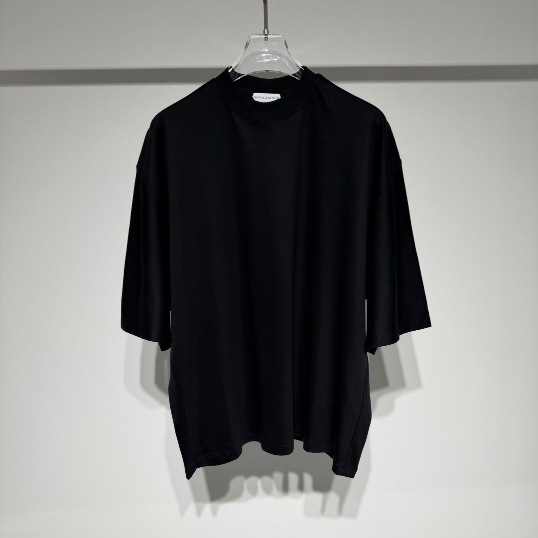 NO:818694,Bottega Veneta fashionable casual short-sleeved round neck T-shirt! The patchwork design on the back hides ingenuity, the dropped shoulders are loose and wide to hide all the little flesh, and the silky pure cotton fabric is close to the skin and breathable. Wearing it in summer is refreshing and comfortable ~ It looks slim and easy to match, close your eyes without stepping on thunder, poke me and take away this comfortable and fashionable feeling! Designed for men who pursue the ultimate in quality and fashion! The loose version is fashionable and casual, catering to light business people! High-end simple atmosphere! BV has always been adhering to the tenet of exquisite craftsmanship, innovative design, and low-key luxury style. Bottega Veneta's insistence on craftsmanship is particularly significant. Its workshops bring together craftsmen who master traditional skills to create amazing works. In order to inherit these craftsmanship, there is a saying in the fashion industry: 'When you don't know how to express your fashion attitude, choose LV; when you no longer need to express your fashion attitude, choose BV. Model Color Black White Size S-M-L-XL-XXL M shoulder width 58. Bust 65. Clothes length 67. Refer to the M size data to choose the size that suits you!19860909Bottega Veneta 葆蝶家时尚休闲短袖圆领T恤！ 后背拼缝设计暗藏巧思,落肩宽松阔型藏住所有小肉肉,丝滑纯棉面料贴肤透气,夏日穿它清爽又自在～ 显瘦又好搭,闭眼入不踩雷,戳我带走这份舒适时髦感！ 专为追求极致品质与时尚格调的男士打造！ 宽松版型时尚休闲兼顾轻商务人士！高级简约大气！ BV始终秉承的宗旨是精湛工艺、创新设计,以及低调奢华的风格. Bottega Veneta对工艺的坚守尤其显著,其工坊汇聚了掌握传统技艺的工匠,创造出令人惊叹的作品.为传承这些工艺, 时尚界流传这样一句话“当你不知道如何表达时尚态度时,选择LV；当你不再需要刻意表达时,选择BV 型号 颜色黑色 白色 尺码S-M-L-XL-XXL M肩宽58.胸围65.衣长67 参考M尺码数据选择合适自己的尺码！,葆蝶家-服装,bottega veneta,bottega veneta,louis vuitton,bottega veneta,T-shirt,tees，t-shirt,,Women's clothing